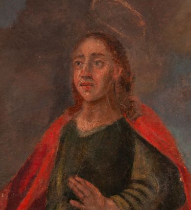 Zdjęcie nr 5: Pełnoplastyczna figura Chrystusa na prostym krzyżu umieszczona na tle malowanego przedstawienia grupy Ukrzyżowania z Marią, św. Janem i z Jerozolimą pośrodku. Rzeźba Chrystusa przybita do krzyża trzema gwoździami, ukazana w typie Cristo morto. Ciało w delikatnym zwisie, sylwetka wydłużona o delikatnie podkreślonej anatomii, nogi lekko ugięte w kolanach. Chrystus ma głowę przechyloną na prawe ramię. Twarz szczupła, z wąskim i długim nosem, zamkniętymi oczami, na wpół otwartymi ustami, okolona krótką brodą, rozdzieloną na końcu w dwa pukle. Włosy długie, spływające na ramiona dwoma skręconymi lokami, na głowie założona korona cierniowa. Perizonium zawiązane na węzeł na prawym boku, z jednym końcem zwisającym wzdłuż prawej nogi, z przodu tworzące fałdy na kształt litery „V”. Z boku, dłoni, stóp i spod korony cierniowej spływają strużki krwi. Polichromia ciała naturalistyczna, perizonium i titulus złocone. Krzyż gładki, nad głową Chrystusa titulus w formie pionowej banderoli z napisem „I.N./R.I.”. 
