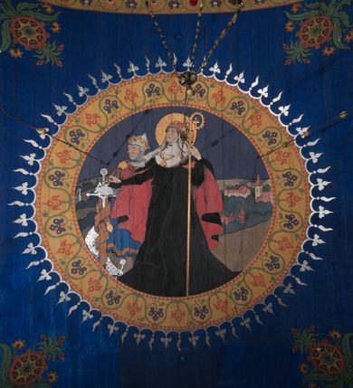 Zdjęcie nr 10: Polichromia o charakterze figuralnym i geometryczno-roślinnym pokrywa ściany i sklepienia prezbiterium, nawy, zakrystii i kruchty zachodniej. Wszystkie ściany prezbiterium do wysokości gzymsu dekorowane są pionowymi, układającymi się naprzemiennie pasami ornamentu roślinno-geometrycznego. Jeden z nich jest granatowy o motywie złotych liści dębu układających się w rozetę z ornamentem geometrycznym. Drugi pas jest żółty z motywem stylizowanych fioletowych i różowych kwiatów o zgeometryzowanych detalach. Gzyms prezbiterium i nawy w kolorze czerwonym, na nim złoty geometryczny pas oraz ornament z granatowych falistych linii wypełnionych w środku białymi punktami. 
Sklepienie prezbiterium jest niebieskie, obramione żółtym pasem z zieloną wicią roślinną, na której ułożone są naprzemiennie granatowe i różowe kwiaty. W narożach stylizowane bukiety kwiatów w kolorach zieleni, brązu i żółci. W centrum sklepienia okrągły medalion ze św. Kingą i Bolesławem Wstydliwym na tle pejzażu wielickiego z kościołem i zamkiem żupnym w oddali. Na pierwszym planie św. Kinga zwrócona jest w swoją prawą stronę, z uniesioną głową. W lewej ręce trzyma pastorał, w prawej wyciągniętej pierścień. Święta ubrana jest w czarny habit klaryski ze szkaplerzem, białą podwiką i welonem oraz czarnym płaszczem z czerwoną podszewką. Na piersi ma złoty łańcuch, na głowie mitrę książęcą. Po prawej stronie św. Kingi klęczy Bolesław Wstydliwy, który obiema rękami trzyma przy rękojeści wbity w ziemię miecz, opleciony skórzanym pasem. Książę ubrany jest w zbroję, niebieską tunikę i czerwony płaszcz spięty złotą fibulą. Na głowie ma kaptur kolczy i hełm z otwartą koroną. Medalion ze sceną ujęty jest żółtą ramą wypełnioną stylizowaną wicią roślinną z naprzemiennie występującymi granatowymi i różowymi kwiatami. Krawędź zewnętrza ozdobiona srebrzystym wieńcem z naprzemiennie ułożonego trójliścia i płomyka. 
Wszystkie ściany nawy pokryte są stylizowanym ornamentem roślinnym składającym się z zielonej wici roślinnej układającej się w regularne medaliony, w których znajdują się kwiaty czerwonego maku. 
Na ścianie północnej w dolnym pasie, pod oknem sześć ostrołukowych arkad na stylizowanych kolumienkach. W pierwszej arkadzie od strony prezbiterium postać klęczącej zakonnicy z opuszczonymi, splecionymi dłońmi, która ubrana jest w biały habit norbertański ze szkaplerzem i brązowy płaszcz z kapturem. U dołu w żółtym polu napis „S(wię)ta BRONISŁAWA”. W drugiej arkadzie królewicz klęczący przy pulpicie, zwrócony w stronę prezbiterium, w obszernym czerwonym płaszczu podbitym futrem i mitrze na głowie. U dołu w żółtym polu napis „S(wię)ty KAZIMIERZ Królewic(z)” W trzeciej arkadzie zwrócona frontalnie siedząca postać z pochyloną głową, ubrana w biały habit zakonny z czarnym płaszczem. U dołu w żółtym polu napis „Bł(ogosławiona) SALOMEA”. W następnych dwóch arkadach występuje stylizowany ornament roślinny z czterema rozetami i ze srebrnym orłem z dwiema tarczami herbowymi, pierwsza z krzyżem na piersi, druga z herbem Szreniawa poniżej. Pole szóstej arkady bez dekoracji. 
Na ścianie południowej w dolnym pasie, pod oknem trzy analogiczne arkady. W pierwszej arkadzie od strony prezbiterium frontalnie siedząca postać w stroju biskupa: białej albie, ciemnoróżowej komży z żółtą lamówką, żółtej kapie i paliuszu, na głowie ma infułę. U dołu w żółtym polu napis „Bł(ogosławiony) WINC(ENTY) KADŁUBEK”. W drugiej arkadzie  postać ukazana w pozycji stojącej, zwróconej w stronę prezbiterium, w prawej ręce trzyma pastorał, lewa w geście błogosławieństwa, ubrana w analogiczny jak poprzednia strój biskupi. U dołu w żółtym polu napis „S(wię)ty STANISŁAW SZCZEP(ANOWSKI)”. W trzeciej arkadzie frontalnie siedząca postać w stroju biskupa: ciemnoróżowej albie, żółtym ornacie, paliuszu, na głowie ma infułę. W  prawej ręce trzyma pastorał, w lewej miniaturę kościoła Mariackiego w Krakowie. Pod nim napis „Bł(ogosławiony) IVO ODROWĄŻ”. 
Sklepienie nawy ujęte ramą złożoną z kilku pasów. Zewnętrzny podzielony na kwadratowe pola, w których naprzemiennie występują dekoracyjny krzyż z kaboszonami i splecionymi literami „MS” oraz wpisany w koło czworoliść z trzema kilofami. Wewnętrzny pas jest zielony dekorowany srebrzonymi kołami, wydzielony zieloną i żółtą falowaną wstęgą. Pośrodku wschodniego pasa obramienia, przy łuku tęczowym znajduje się srebrzony orzeł z tarczą herbową z krzyżem na piersi i tarczą z herbem Szreniawa u dołu. W szponach trzyma trzy kilofy oraz wagę. U dołu znajduje się wstęga z napisem „Arma regiae liberae montanaequae / civitatis Vielicensis”. 
W centrum sklepienia nawy medalion ujęty zewnętrzną ramą utworzoną z grotów i płomieni oraz wewnętrzną z przeplatających się spiralnie wici roślinnych. W polu przedstawienie męczeństwa św. Sebastiana. Postać zwrócona w trzech czwartych w lewo, o bezwładnie opadającym ciele przywiązanym za ramiona i ugięte nogi do drzewa. Wokół głowy nimb zamknięty. Święty przesłonięty w partii podbrzusza białą draperią opadającą na ziemię, po bokach postaci. Ciało wychudzone, o podkreślonej muskulaturze, ze strzałą wbitą w pierś. Święty ukazany na tle lasu, w nocy. W narożach i na osiach sklepienia nawy bukiety kwiatów utworzonych z maków, habrów, kaczeńców i kłosów zbóż. 
W zakrystii na sklepieniu niewielkie Oko Opatrzności w glorii promienistej oraz falista bordiura. Analogiczna bordiura w kruchcie zachodniej. W południowo-zachodnim narożu kruchty północnej malowany na czarno krzyż oraz obok wyryty w drewnie napis: „BI 1898”. W dolnej partii ściany północnej przy chórze muzycznym sygnatura „Włodzimierz Tetmajer pinxit. A(NNO) D(OMINI) MCMVI.”