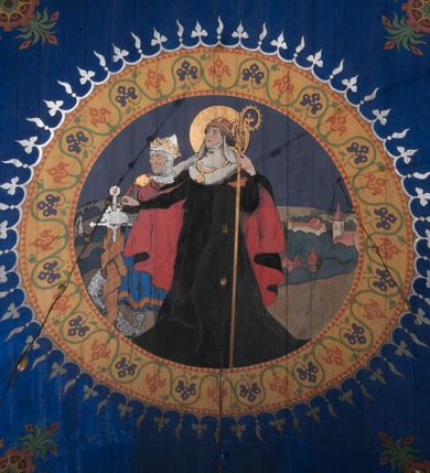 Zdjęcie nr 9: Polichromia o charakterze figuralnym i geometryczno-roślinnym pokrywa ściany i sklepienia prezbiterium, nawy, zakrystii i kruchty zachodniej. Wszystkie ściany prezbiterium do wysokości gzymsu dekorowane są pionowymi, układającymi się naprzemiennie pasami ornamentu roślinno-geometrycznego. Jeden z nich jest granatowy o motywie złotych liści dębu układających się w rozetę z ornamentem geometrycznym. Drugi pas jest żółty z motywem stylizowanych fioletowych i różowych kwiatów o zgeometryzowanych detalach. Gzyms prezbiterium i nawy w kolorze czerwonym, na nim złoty geometryczny pas oraz ornament z granatowych falistych linii wypełnionych w środku białymi punktami. 
Sklepienie prezbiterium jest niebieskie, obramione żółtym pasem z zieloną wicią roślinną, na której ułożone są naprzemiennie granatowe i różowe kwiaty. W narożach stylizowane bukiety kwiatów w kolorach zieleni, brązu i żółci. W centrum sklepienia okrągły medalion ze św. Kingą i Bolesławem Wstydliwym na tle pejzażu wielickiego z kościołem i zamkiem żupnym w oddali. Na pierwszym planie św. Kinga zwrócona jest w swoją prawą stronę, z uniesioną głową. W lewej ręce trzyma pastorał, w prawej wyciągniętej pierścień. Święta ubrana jest w czarny habit klaryski ze szkaplerzem, białą podwiką i welonem oraz czarnym płaszczem z czerwoną podszewką. Na piersi ma złoty łańcuch, na głowie mitrę książęcą. Po prawej stronie św. Kingi klęczy Bolesław Wstydliwy, który obiema rękami trzyma przy rękojeści wbity w ziemię miecz, opleciony skórzanym pasem. Książę ubrany jest w zbroję, niebieską tunikę i czerwony płaszcz spięty złotą fibulą. Na głowie ma kaptur kolczy i hełm z otwartą koroną. Medalion ze sceną ujęty jest żółtą ramą wypełnioną stylizowaną wicią roślinną z naprzemiennie występującymi granatowymi i różowymi kwiatami. Krawędź zewnętrza ozdobiona srebrzystym wieńcem z naprzemiennie ułożonego trójliścia i płomyka. 
Wszystkie ściany nawy pokryte są stylizowanym ornamentem roślinnym składającym się z zielonej wici roślinnej układającej się w regularne medaliony, w których znajdują się kwiaty czerwonego maku. 
Na ścianie północnej w dolnym pasie, pod oknem sześć ostrołukowych arkad na stylizowanych kolumienkach. W pierwszej arkadzie od strony prezbiterium postać klęczącej zakonnicy z opuszczonymi, splecionymi dłońmi, która ubrana jest w biały habit norbertański ze szkaplerzem i brązowy płaszcz z kapturem. U dołu w żółtym polu napis „S(wię)ta BRONISŁAWA”. W drugiej arkadzie królewicz klęczący przy pulpicie, zwrócony w stronę prezbiterium, w obszernym czerwonym płaszczu podbitym futrem i mitrze na głowie. U dołu w żółtym polu napis „S(wię)ty KAZIMIERZ Królewic(z)” W trzeciej arkadzie zwrócona frontalnie siedząca postać z pochyloną głową, ubrana w biały habit zakonny z czarnym płaszczem. U dołu w żółtym polu napis „Bł(ogosławiona) SALOMEA”. W następnych dwóch arkadach występuje stylizowany ornament roślinny z czterema rozetami i ze srebrnym orłem z dwiema tarczami herbowymi, pierwsza z krzyżem na piersi, druga z herbem Szreniawa poniżej. Pole szóstej arkady bez dekoracji. 
Na ścianie południowej w dolnym pasie, pod oknem trzy analogiczne arkady. W pierwszej arkadzie od strony prezbiterium frontalnie siedząca postać w stroju biskupa: białej albie, ciemnoróżowej komży z żółtą lamówką, żółtej kapie i paliuszu, na głowie ma infułę. U dołu w żółtym polu napis „Bł(ogosławiony) WINC(ENTY) KADŁUBEK”. W drugiej arkadzie  postać ukazana w pozycji stojącej, zwróconej w stronę prezbiterium, w prawej ręce trzyma pastorał, lewa w geście błogosławieństwa, ubrana w analogiczny jak poprzednia strój biskupi. U dołu w żółtym polu napis „S(wię)ty STANISŁAW SZCZEP(ANOWSKI)”. W trzeciej arkadzie frontalnie siedząca postać w stroju biskupa: ciemnoróżowej albie, żółtym ornacie, paliuszu, na głowie ma infułę. W  prawej ręce trzyma pastorał, w lewej miniaturę kościoła Mariackiego w Krakowie. Pod nim napis „Bł(ogosławiony) IVO ODROWĄŻ”. 
Sklepienie nawy ujęte ramą złożoną z kilku pasów. Zewnętrzny podzielony na kwadratowe pola, w których naprzemiennie występują dekoracyjny krzyż z kaboszonami i splecionymi literami „MS” oraz wpisany w koło czworoliść z trzema kilofami. Wewnętrzny pas jest zielony dekorowany srebrzonymi kołami, wydzielony zieloną i żółtą falowaną wstęgą. Pośrodku wschodniego pasa obramienia, przy łuku tęczowym znajduje się srebrzony orzeł z tarczą herbową z krzyżem na piersi i tarczą z herbem Szreniawa u dołu. W szponach trzyma trzy kilofy oraz wagę. U dołu znajduje się wstęga z napisem „Arma regiae liberae montanaequae / civitatis Vielicensis”. 
W centrum sklepienia nawy medalion ujęty zewnętrzną ramą utworzoną z grotów i płomieni oraz wewnętrzną z przeplatających się spiralnie wici roślinnych. W polu przedstawienie męczeństwa św. Sebastiana. Postać zwrócona w trzech czwartych w lewo, o bezwładnie opadającym ciele przywiązanym za ramiona i ugięte nogi do drzewa. Wokół głowy nimb zamknięty. Święty przesłonięty w partii podbrzusza białą draperią opadającą na ziemię, po bokach postaci. Ciało wychudzone, o podkreślonej muskulaturze, ze strzałą wbitą w pierś. Święty ukazany na tle lasu, w nocy. W narożach i na osiach sklepienia nawy bukiety kwiatów utworzonych z maków, habrów, kaczeńców i kłosów zbóż. 
W zakrystii na sklepieniu niewielkie Oko Opatrzności w glorii promienistej oraz falista bordiura. Analogiczna bordiura w kruchcie zachodniej. W południowo-zachodnim narożu kruchty północnej malowany na czarno krzyż oraz obok wyryty w drewnie napis: „BI 1898”. W dolnej partii ściany północnej przy chórze muzycznym sygnatura „Włodzimierz Tetmajer pinxit. A(NNO) D(OMINI) MCMVI.”