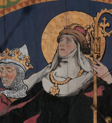 Zdjęcie nr 11: Polichromia o charakterze figuralnym i geometryczno-roślinnym pokrywa ściany i sklepienia prezbiterium, nawy, zakrystii i kruchty zachodniej. Wszystkie ściany prezbiterium do wysokości gzymsu dekorowane są pionowymi, układającymi się naprzemiennie pasami ornamentu roślinno-geometrycznego. Jeden z nich jest granatowy o motywie złotych liści dębu układających się w rozetę z ornamentem geometrycznym. Drugi pas jest żółty z motywem stylizowanych fioletowych i różowych kwiatów o zgeometryzowanych detalach. Gzyms prezbiterium i nawy w kolorze czerwonym, na nim złoty geometryczny pas oraz ornament z granatowych falistych linii wypełnionych w środku białymi punktami. 
Sklepienie prezbiterium jest niebieskie, obramione żółtym pasem z zieloną wicią roślinną, na której ułożone są naprzemiennie granatowe i różowe kwiaty. W narożach stylizowane bukiety kwiatów w kolorach zieleni, brązu i żółci. W centrum sklepienia okrągły medalion ze św. Kingą i Bolesławem Wstydliwym na tle pejzażu wielickiego z kościołem i zamkiem żupnym w oddali. Na pierwszym planie św. Kinga zwrócona jest w swoją prawą stronę, z uniesioną głową. W lewej ręce trzyma pastorał, w prawej wyciągniętej pierścień. Święta ubrana jest w czarny habit klaryski ze szkaplerzem, białą podwiką i welonem oraz czarnym płaszczem z czerwoną podszewką. Na piersi ma złoty łańcuch, na głowie mitrę książęcą. Po prawej stronie św. Kingi klęczy Bolesław Wstydliwy, który obiema rękami trzyma przy rękojeści wbity w ziemię miecz, opleciony skórzanym pasem. Książę ubrany jest w zbroję, niebieską tunikę i czerwony płaszcz spięty złotą fibulą. Na głowie ma kaptur kolczy i hełm z otwartą koroną. Medalion ze sceną ujęty jest żółtą ramą wypełnioną stylizowaną wicią roślinną z naprzemiennie występującymi granatowymi i różowymi kwiatami. Krawędź zewnętrza ozdobiona srebrzystym wieńcem z naprzemiennie ułożonego trójliścia i płomyka. 
Wszystkie ściany nawy pokryte są stylizowanym ornamentem roślinnym składającym się z zielonej wici roślinnej układającej się w regularne medaliony, w których znajdują się kwiaty czerwonego maku. 
Na ścianie północnej w dolnym pasie, pod oknem sześć ostrołukowych arkad na stylizowanych kolumienkach. W pierwszej arkadzie od strony prezbiterium postać klęczącej zakonnicy z opuszczonymi, splecionymi dłońmi, która ubrana jest w biały habit norbertański ze szkaplerzem i brązowy płaszcz z kapturem. U dołu w żółtym polu napis „S(wię)ta BRONISŁAWA”. W drugiej arkadzie królewicz klęczący przy pulpicie, zwrócony w stronę prezbiterium, w obszernym czerwonym płaszczu podbitym futrem i mitrze na głowie. U dołu w żółtym polu napis „S(wię)ty KAZIMIERZ Królewic(z)” W trzeciej arkadzie zwrócona frontalnie siedząca postać z pochyloną głową, ubrana w biały habit zakonny z czarnym płaszczem. U dołu w żółtym polu napis „Bł(ogosławiona) SALOMEA”. W następnych dwóch arkadach występuje stylizowany ornament roślinny z czterema rozetami i ze srebrnym orłem z dwiema tarczami herbowymi, pierwsza z krzyżem na piersi, druga z herbem Szreniawa poniżej. Pole szóstej arkady bez dekoracji. 
Na ścianie południowej w dolnym pasie, pod oknem trzy analogiczne arkady. W pierwszej arkadzie od strony prezbiterium frontalnie siedząca postać w stroju biskupa: białej albie, ciemnoróżowej komży z żółtą lamówką, żółtej kapie i paliuszu, na głowie ma infułę. U dołu w żółtym polu napis „Bł(ogosławiony) WINC(ENTY) KADŁUBEK”. W drugiej arkadzie  postać ukazana w pozycji stojącej, zwróconej w stronę prezbiterium, w prawej ręce trzyma pastorał, lewa w geście błogosławieństwa, ubrana w analogiczny jak poprzednia strój biskupi. U dołu w żółtym polu napis „S(wię)ty STANISŁAW SZCZEP(ANOWSKI)”. W trzeciej arkadzie frontalnie siedząca postać w stroju biskupa: ciemnoróżowej albie, żółtym ornacie, paliuszu, na głowie ma infułę. W  prawej ręce trzyma pastorał, w lewej miniaturę kościoła Mariackiego w Krakowie. Pod nim napis „Bł(ogosławiony) IVO ODROWĄŻ”. 
Sklepienie nawy ujęte ramą złożoną z kilku pasów. Zewnętrzny podzielony na kwadratowe pola, w których naprzemiennie występują dekoracyjny krzyż z kaboszonami i splecionymi literami „MS” oraz wpisany w koło czworoliść z trzema kilofami. Wewnętrzny pas jest zielony dekorowany srebrzonymi kołami, wydzielony zieloną i żółtą falowaną wstęgą. Pośrodku wschodniego pasa obramienia, przy łuku tęczowym znajduje się srebrzony orzeł z tarczą herbową z krzyżem na piersi i tarczą z herbem Szreniawa u dołu. W szponach trzyma trzy kilofy oraz wagę. U dołu znajduje się wstęga z napisem „Arma regiae liberae montanaequae / civitatis Vielicensis”. 
W centrum sklepienia nawy medalion ujęty zewnętrzną ramą utworzoną z grotów i płomieni oraz wewnętrzną z przeplatających się spiralnie wici roślinnych. W polu przedstawienie męczeństwa św. Sebastiana. Postać zwrócona w trzech czwartych w lewo, o bezwładnie opadającym ciele przywiązanym za ramiona i ugięte nogi do drzewa. Wokół głowy nimb zamknięty. Święty przesłonięty w partii podbrzusza białą draperią opadającą na ziemię, po bokach postaci. Ciało wychudzone, o podkreślonej muskulaturze, ze strzałą wbitą w pierś. Święty ukazany na tle lasu, w nocy. W narożach i na osiach sklepienia nawy bukiety kwiatów utworzonych z maków, habrów, kaczeńców i kłosów zbóż. 
W zakrystii na sklepieniu niewielkie Oko Opatrzności w glorii promienistej oraz falista bordiura. Analogiczna bordiura w kruchcie zachodniej. W południowo-zachodnim narożu kruchty północnej malowany na czarno krzyż oraz obok wyryty w drewnie napis: „BI 1898”. W dolnej partii ściany północnej przy chórze muzycznym sygnatura „Włodzimierz Tetmajer pinxit. A(NNO) D(OMINI) MCMVI.”