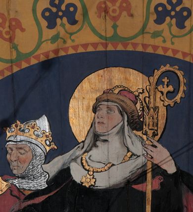 Zdjęcie nr 13: Polichromia o charakterze figuralnym i geometryczno-roślinnym pokrywa ściany i sklepienia prezbiterium, nawy, zakrystii i kruchty zachodniej. Wszystkie ściany prezbiterium do wysokości gzymsu dekorowane są pionowymi, układającymi się naprzemiennie pasami ornamentu roślinno-geometrycznego. Jeden z nich jest granatowy o motywie złotych liści dębu układających się w rozetę z ornamentem geometrycznym. Drugi pas jest żółty z motywem stylizowanych fioletowych i różowych kwiatów o zgeometryzowanych detalach. Gzyms prezbiterium i nawy w kolorze czerwonym, na nim złoty geometryczny pas oraz ornament z granatowych falistych linii wypełnionych w środku białymi punktami. 
Sklepienie prezbiterium jest niebieskie, obramione żółtym pasem z zieloną wicią roślinną, na której ułożone są naprzemiennie granatowe i różowe kwiaty. W narożach stylizowane bukiety kwiatów w kolorach zieleni, brązu i żółci. W centrum sklepienia okrągły medalion ze św. Kingą i Bolesławem Wstydliwym na tle pejzażu wielickiego z kościołem i zamkiem żupnym w oddali. Na pierwszym planie św. Kinga zwrócona jest w swoją prawą stronę, z uniesioną głową. W lewej ręce trzyma pastorał, w prawej wyciągniętej pierścień. Święta ubrana jest w czarny habit klaryski ze szkaplerzem, białą podwiką i welonem oraz czarnym płaszczem z czerwoną podszewką. Na piersi ma złoty łańcuch, na głowie mitrę książęcą. Po prawej stronie św. Kingi klęczy Bolesław Wstydliwy, który obiema rękami trzyma przy rękojeści wbity w ziemię miecz, opleciony skórzanym pasem. Książę ubrany jest w zbroję, niebieską tunikę i czerwony płaszcz spięty złotą fibulą. Na głowie ma kaptur kolczy i hełm z otwartą koroną. Medalion ze sceną ujęty jest żółtą ramą wypełnioną stylizowaną wicią roślinną z naprzemiennie występującymi granatowymi i różowymi kwiatami. Krawędź zewnętrza ozdobiona srebrzystym wieńcem z naprzemiennie ułożonego trójliścia i płomyka. 
Wszystkie ściany nawy pokryte są stylizowanym ornamentem roślinnym składającym się z zielonej wici roślinnej układającej się w regularne medaliony, w których znajdują się kwiaty czerwonego maku. 
Na ścianie północnej w dolnym pasie, pod oknem sześć ostrołukowych arkad na stylizowanych kolumienkach. W pierwszej arkadzie od strony prezbiterium postać klęczącej zakonnicy z opuszczonymi, splecionymi dłońmi, która ubrana jest w biały habit norbertański ze szkaplerzem i brązowy płaszcz z kapturem. U dołu w żółtym polu napis „S(wię)ta BRONISŁAWA”. W drugiej arkadzie królewicz klęczący przy pulpicie, zwrócony w stronę prezbiterium, w obszernym czerwonym płaszczu podbitym futrem i mitrze na głowie. U dołu w żółtym polu napis „S(wię)ty KAZIMIERZ Królewic(z)” W trzeciej arkadzie zwrócona frontalnie siedząca postać z pochyloną głową, ubrana w biały habit zakonny z czarnym płaszczem. U dołu w żółtym polu napis „Bł(ogosławiona) SALOMEA”. W następnych dwóch arkadach występuje stylizowany ornament roślinny z czterema rozetami i ze srebrnym orłem z dwiema tarczami herbowymi, pierwsza z krzyżem na piersi, druga z herbem Szreniawa poniżej. Pole szóstej arkady bez dekoracji. 
Na ścianie południowej w dolnym pasie, pod oknem trzy analogiczne arkady. W pierwszej arkadzie od strony prezbiterium frontalnie siedząca postać w stroju biskupa: białej albie, ciemnoróżowej komży z żółtą lamówką, żółtej kapie i paliuszu, na głowie ma infułę. U dołu w żółtym polu napis „Bł(ogosławiony) WINC(ENTY) KADŁUBEK”. W drugiej arkadzie  postać ukazana w pozycji stojącej, zwróconej w stronę prezbiterium, w prawej ręce trzyma pastorał, lewa w geście błogosławieństwa, ubrana w analogiczny jak poprzednia strój biskupi. U dołu w żółtym polu napis „S(wię)ty STANISŁAW SZCZEP(ANOWSKI)”. W trzeciej arkadzie frontalnie siedząca postać w stroju biskupa: ciemnoróżowej albie, żółtym ornacie, paliuszu, na głowie ma infułę. W  prawej ręce trzyma pastorał, w lewej miniaturę kościoła Mariackiego w Krakowie. Pod nim napis „Bł(ogosławiony) IVO ODROWĄŻ”. 
Sklepienie nawy ujęte ramą złożoną z kilku pasów. Zewnętrzny podzielony na kwadratowe pola, w których naprzemiennie występują dekoracyjny krzyż z kaboszonami i splecionymi literami „MS” oraz wpisany w koło czworoliść z trzema kilofami. Wewnętrzny pas jest zielony dekorowany srebrzonymi kołami, wydzielony zieloną i żółtą falowaną wstęgą. Pośrodku wschodniego pasa obramienia, przy łuku tęczowym znajduje się srebrzony orzeł z tarczą herbową z krzyżem na piersi i tarczą z herbem Szreniawa u dołu. W szponach trzyma trzy kilofy oraz wagę. U dołu znajduje się wstęga z napisem „Arma regiae liberae montanaequae / civitatis Vielicensis”. 
W centrum sklepienia nawy medalion ujęty zewnętrzną ramą utworzoną z grotów i płomieni oraz wewnętrzną z przeplatających się spiralnie wici roślinnych. W polu przedstawienie męczeństwa św. Sebastiana. Postać zwrócona w trzech czwartych w lewo, o bezwładnie opadającym ciele przywiązanym za ramiona i ugięte nogi do drzewa. Wokół głowy nimb zamknięty. Święty przesłonięty w partii podbrzusza białą draperią opadającą na ziemię, po bokach postaci. Ciało wychudzone, o podkreślonej muskulaturze, ze strzałą wbitą w pierś. Święty ukazany na tle lasu, w nocy. W narożach i na osiach sklepienia nawy bukiety kwiatów utworzonych z maków, habrów, kaczeńców i kłosów zbóż. 
W zakrystii na sklepieniu niewielkie Oko Opatrzności w glorii promienistej oraz falista bordiura. Analogiczna bordiura w kruchcie zachodniej. W południowo-zachodnim narożu kruchty północnej malowany na czarno krzyż oraz obok wyryty w drewnie napis: „BI 1898”. W dolnej partii ściany północnej przy chórze muzycznym sygnatura „Włodzimierz Tetmajer pinxit. A(NNO) D(OMINI) MCMVI.”