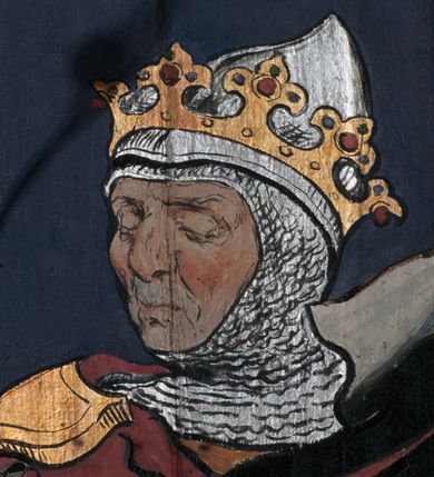 Zdjęcie nr 16: Polichromia o charakterze figuralnym i geometryczno-roślinnym pokrywa ściany i sklepienia prezbiterium, nawy, zakrystii i kruchty zachodniej. Wszystkie ściany prezbiterium do wysokości gzymsu dekorowane są pionowymi, układającymi się naprzemiennie pasami ornamentu roślinno-geometrycznego. Jeden z nich jest granatowy o motywie złotych liści dębu układających się w rozetę z ornamentem geometrycznym. Drugi pas jest żółty z motywem stylizowanych fioletowych i różowych kwiatów o zgeometryzowanych detalach. Gzyms prezbiterium i nawy w kolorze czerwonym, na nim złoty geometryczny pas oraz ornament z granatowych falistych linii wypełnionych w środku białymi punktami. 
Sklepienie prezbiterium jest niebieskie, obramione żółtym pasem z zieloną wicią roślinną, na której ułożone są naprzemiennie granatowe i różowe kwiaty. W narożach stylizowane bukiety kwiatów w kolorach zieleni, brązu i żółci. W centrum sklepienia okrągły medalion ze św. Kingą i Bolesławem Wstydliwym na tle pejzażu wielickiego z kościołem i zamkiem żupnym w oddali. Na pierwszym planie św. Kinga zwrócona jest w swoją prawą stronę, z uniesioną głową. W lewej ręce trzyma pastorał, w prawej wyciągniętej pierścień. Święta ubrana jest w czarny habit klaryski ze szkaplerzem, białą podwiką i welonem oraz czarnym płaszczem z czerwoną podszewką. Na piersi ma złoty łańcuch, na głowie mitrę książęcą. Po prawej stronie św. Kingi klęczy Bolesław Wstydliwy, który obiema rękami trzyma przy rękojeści wbity w ziemię miecz, opleciony skórzanym pasem. Książę ubrany jest w zbroję, niebieską tunikę i czerwony płaszcz spięty złotą fibulą. Na głowie ma kaptur kolczy i hełm z otwartą koroną. Medalion ze sceną ujęty jest żółtą ramą wypełnioną stylizowaną wicią roślinną z naprzemiennie występującymi granatowymi i różowymi kwiatami. Krawędź zewnętrza ozdobiona srebrzystym wieńcem z naprzemiennie ułożonego trójliścia i płomyka. 
Wszystkie ściany nawy pokryte są stylizowanym ornamentem roślinnym składającym się z zielonej wici roślinnej układającej się w regularne medaliony, w których znajdują się kwiaty czerwonego maku. 
Na ścianie północnej w dolnym pasie, pod oknem sześć ostrołukowych arkad na stylizowanych kolumienkach. W pierwszej arkadzie od strony prezbiterium postać klęczącej zakonnicy z opuszczonymi, splecionymi dłońmi, która ubrana jest w biały habit norbertański ze szkaplerzem i brązowy płaszcz z kapturem. U dołu w żółtym polu napis „S(wię)ta BRONISŁAWA”. W drugiej arkadzie królewicz klęczący przy pulpicie, zwrócony w stronę prezbiterium, w obszernym czerwonym płaszczu podbitym futrem i mitrze na głowie. U dołu w żółtym polu napis „S(wię)ty KAZIMIERZ Królewic(z)” W trzeciej arkadzie zwrócona frontalnie siedząca postać z pochyloną głową, ubrana w biały habit zakonny z czarnym płaszczem. U dołu w żółtym polu napis „Bł(ogosławiona) SALOMEA”. W następnych dwóch arkadach występuje stylizowany ornament roślinny z czterema rozetami i ze srebrnym orłem z dwiema tarczami herbowymi, pierwsza z krzyżem na piersi, druga z herbem Szreniawa poniżej. Pole szóstej arkady bez dekoracji. 
Na ścianie południowej w dolnym pasie, pod oknem trzy analogiczne arkady. W pierwszej arkadzie od strony prezbiterium frontalnie siedząca postać w stroju biskupa: białej albie, ciemnoróżowej komży z żółtą lamówką, żółtej kapie i paliuszu, na głowie ma infułę. U dołu w żółtym polu napis „Bł(ogosławiony) WINC(ENTY) KADŁUBEK”. W drugiej arkadzie  postać ukazana w pozycji stojącej, zwróconej w stronę prezbiterium, w prawej ręce trzyma pastorał, lewa w geście błogosławieństwa, ubrana w analogiczny jak poprzednia strój biskupi. U dołu w żółtym polu napis „S(wię)ty STANISŁAW SZCZEP(ANOWSKI)”. W trzeciej arkadzie frontalnie siedząca postać w stroju biskupa: ciemnoróżowej albie, żółtym ornacie, paliuszu, na głowie ma infułę. W  prawej ręce trzyma pastorał, w lewej miniaturę kościoła Mariackiego w Krakowie. Pod nim napis „Bł(ogosławiony) IVO ODROWĄŻ”. 
Sklepienie nawy ujęte ramą złożoną z kilku pasów. Zewnętrzny podzielony na kwadratowe pola, w których naprzemiennie występują dekoracyjny krzyż z kaboszonami i splecionymi literami „MS” oraz wpisany w koło czworoliść z trzema kilofami. Wewnętrzny pas jest zielony dekorowany srebrzonymi kołami, wydzielony zieloną i żółtą falowaną wstęgą. Pośrodku wschodniego pasa obramienia, przy łuku tęczowym znajduje się srebrzony orzeł z tarczą herbową z krzyżem na piersi i tarczą z herbem Szreniawa u dołu. W szponach trzyma trzy kilofy oraz wagę. U dołu znajduje się wstęga z napisem „Arma regiae liberae montanaequae / civitatis Vielicensis”. 
W centrum sklepienia nawy medalion ujęty zewnętrzną ramą utworzoną z grotów i płomieni oraz wewnętrzną z przeplatających się spiralnie wici roślinnych. W polu przedstawienie męczeństwa św. Sebastiana. Postać zwrócona w trzech czwartych w lewo, o bezwładnie opadającym ciele przywiązanym za ramiona i ugięte nogi do drzewa. Wokół głowy nimb zamknięty. Święty przesłonięty w partii podbrzusza białą draperią opadającą na ziemię, po bokach postaci. Ciało wychudzone, o podkreślonej muskulaturze, ze strzałą wbitą w pierś. Święty ukazany na tle lasu, w nocy. W narożach i na osiach sklepienia nawy bukiety kwiatów utworzonych z maków, habrów, kaczeńców i kłosów zbóż. 
W zakrystii na sklepieniu niewielkie Oko Opatrzności w glorii promienistej oraz falista bordiura. Analogiczna bordiura w kruchcie zachodniej. W południowo-zachodnim narożu kruchty północnej malowany na czarno krzyż oraz obok wyryty w drewnie napis: „BI 1898”. W dolnej partii ściany północnej przy chórze muzycznym sygnatura „Włodzimierz Tetmajer pinxit. A(NNO) D(OMINI) MCMVI.”