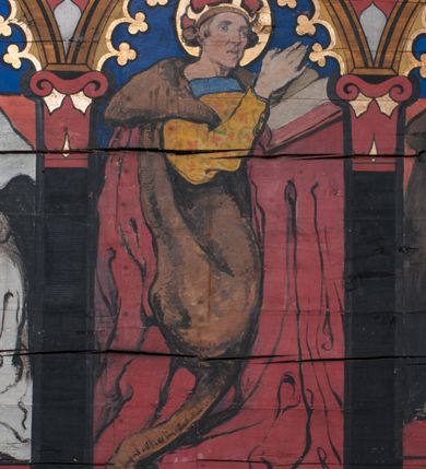 Zdjęcie nr 30: Polichromia o charakterze figuralnym i geometryczno-roślinnym pokrywa ściany i sklepienia prezbiterium, nawy, zakrystii i kruchty zachodniej. Wszystkie ściany prezbiterium do wysokości gzymsu dekorowane są pionowymi, układającymi się naprzemiennie pasami ornamentu roślinno-geometrycznego. Jeden z nich jest granatowy o motywie złotych liści dębu układających się w rozetę z ornamentem geometrycznym. Drugi pas jest żółty z motywem stylizowanych fioletowych i różowych kwiatów o zgeometryzowanych detalach. Gzyms prezbiterium i nawy w kolorze czerwonym, na nim złoty geometryczny pas oraz ornament z granatowych falistych linii wypełnionych w środku białymi punktami. 
Sklepienie prezbiterium jest niebieskie, obramione żółtym pasem z zieloną wicią roślinną, na której ułożone są naprzemiennie granatowe i różowe kwiaty. W narożach stylizowane bukiety kwiatów w kolorach zieleni, brązu i żółci. W centrum sklepienia okrągły medalion ze św. Kingą i Bolesławem Wstydliwym na tle pejzażu wielickiego z kościołem i zamkiem żupnym w oddali. Na pierwszym planie św. Kinga zwrócona jest w swoją prawą stronę, z uniesioną głową. W lewej ręce trzyma pastorał, w prawej wyciągniętej pierścień. Święta ubrana jest w czarny habit klaryski ze szkaplerzem, białą podwiką i welonem oraz czarnym płaszczem z czerwoną podszewką. Na piersi ma złoty łańcuch, na głowie mitrę książęcą. Po prawej stronie św. Kingi klęczy Bolesław Wstydliwy, który obiema rękami trzyma przy rękojeści wbity w ziemię miecz, opleciony skórzanym pasem. Książę ubrany jest w zbroję, niebieską tunikę i czerwony płaszcz spięty złotą fibulą. Na głowie ma kaptur kolczy i hełm z otwartą koroną. Medalion ze sceną ujęty jest żółtą ramą wypełnioną stylizowaną wicią roślinną z naprzemiennie występującymi granatowymi i różowymi kwiatami. Krawędź zewnętrza ozdobiona srebrzystym wieńcem z naprzemiennie ułożonego trójliścia i płomyka. 
Wszystkie ściany nawy pokryte są stylizowanym ornamentem roślinnym składającym się z zielonej wici roślinnej układającej się w regularne medaliony, w których znajdują się kwiaty czerwonego maku. 
Na ścianie północnej w dolnym pasie, pod oknem sześć ostrołukowych arkad na stylizowanych kolumienkach. W pierwszej arkadzie od strony prezbiterium postać klęczącej zakonnicy z opuszczonymi, splecionymi dłońmi, która ubrana jest w biały habit norbertański ze szkaplerzem i brązowy płaszcz z kapturem. U dołu w żółtym polu napis „S(wię)ta BRONISŁAWA”. W drugiej arkadzie królewicz klęczący przy pulpicie, zwrócony w stronę prezbiterium, w obszernym czerwonym płaszczu podbitym futrem i mitrze na głowie. U dołu w żółtym polu napis „S(wię)ty KAZIMIERZ Królewic(z)” W trzeciej arkadzie zwrócona frontalnie siedząca postać z pochyloną głową, ubrana w biały habit zakonny z czarnym płaszczem. U dołu w żółtym polu napis „Bł(ogosławiona) SALOMEA”. W następnych dwóch arkadach występuje stylizowany ornament roślinny z czterema rozetami i ze srebrnym orłem z dwiema tarczami herbowymi, pierwsza z krzyżem na piersi, druga z herbem Szreniawa poniżej. Pole szóstej arkady bez dekoracji. 
Na ścianie południowej w dolnym pasie, pod oknem trzy analogiczne arkady. W pierwszej arkadzie od strony prezbiterium frontalnie siedząca postać w stroju biskupa: białej albie, ciemnoróżowej komży z żółtą lamówką, żółtej kapie i paliuszu, na głowie ma infułę. U dołu w żółtym polu napis „Bł(ogosławiony) WINC(ENTY) KADŁUBEK”. W drugiej arkadzie  postać ukazana w pozycji stojącej, zwróconej w stronę prezbiterium, w prawej ręce trzyma pastorał, lewa w geście błogosławieństwa, ubrana w analogiczny jak poprzednia strój biskupi. U dołu w żółtym polu napis „S(wię)ty STANISŁAW SZCZEP(ANOWSKI)”. W trzeciej arkadzie frontalnie siedząca postać w stroju biskupa: ciemnoróżowej albie, żółtym ornacie, paliuszu, na głowie ma infułę. W  prawej ręce trzyma pastorał, w lewej miniaturę kościoła Mariackiego w Krakowie. Pod nim napis „Bł(ogosławiony) IVO ODROWĄŻ”. 
Sklepienie nawy ujęte ramą złożoną z kilku pasów. Zewnętrzny podzielony na kwadratowe pola, w których naprzemiennie występują dekoracyjny krzyż z kaboszonami i splecionymi literami „MS” oraz wpisany w koło czworoliść z trzema kilofami. Wewnętrzny pas jest zielony dekorowany srebrzonymi kołami, wydzielony zieloną i żółtą falowaną wstęgą. Pośrodku wschodniego pasa obramienia, przy łuku tęczowym znajduje się srebrzony orzeł z tarczą herbową z krzyżem na piersi i tarczą z herbem Szreniawa u dołu. W szponach trzyma trzy kilofy oraz wagę. U dołu znajduje się wstęga z napisem „Arma regiae liberae montanaequae / civitatis Vielicensis”. 
W centrum sklepienia nawy medalion ujęty zewnętrzną ramą utworzoną z grotów i płomieni oraz wewnętrzną z przeplatających się spiralnie wici roślinnych. W polu przedstawienie męczeństwa św. Sebastiana. Postać zwrócona w trzech czwartych w lewo, o bezwładnie opadającym ciele przywiązanym za ramiona i ugięte nogi do drzewa. Wokół głowy nimb zamknięty. Święty przesłonięty w partii podbrzusza białą draperią opadającą na ziemię, po bokach postaci. Ciało wychudzone, o podkreślonej muskulaturze, ze strzałą wbitą w pierś. Święty ukazany na tle lasu, w nocy. W narożach i na osiach sklepienia nawy bukiety kwiatów utworzonych z maków, habrów, kaczeńców i kłosów zbóż. 
W zakrystii na sklepieniu niewielkie Oko Opatrzności w glorii promienistej oraz falista bordiura. Analogiczna bordiura w kruchcie zachodniej. W południowo-zachodnim narożu kruchty północnej malowany na czarno krzyż oraz obok wyryty w drewnie napis: „BI 1898”. W dolnej partii ściany północnej przy chórze muzycznym sygnatura „Włodzimierz Tetmajer pinxit. A(NNO) D(OMINI) MCMVI.”