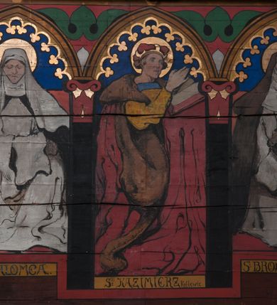 Zdjęcie nr 28: Polichromia o charakterze figuralnym i geometryczno-roślinnym pokrywa ściany i sklepienia prezbiterium, nawy, zakrystii i kruchty zachodniej. Wszystkie ściany prezbiterium do wysokości gzymsu dekorowane są pionowymi, układającymi się naprzemiennie pasami ornamentu roślinno-geometrycznego. Jeden z nich jest granatowy o motywie złotych liści dębu układających się w rozetę z ornamentem geometrycznym. Drugi pas jest żółty z motywem stylizowanych fioletowych i różowych kwiatów o zgeometryzowanych detalach. Gzyms prezbiterium i nawy w kolorze czerwonym, na nim złoty geometryczny pas oraz ornament z granatowych falistych linii wypełnionych w środku białymi punktami. 
Sklepienie prezbiterium jest niebieskie, obramione żółtym pasem z zieloną wicią roślinną, na której ułożone są naprzemiennie granatowe i różowe kwiaty. W narożach stylizowane bukiety kwiatów w kolorach zieleni, brązu i żółci. W centrum sklepienia okrągły medalion ze św. Kingą i Bolesławem Wstydliwym na tle pejzażu wielickiego z kościołem i zamkiem żupnym w oddali. Na pierwszym planie św. Kinga zwrócona jest w swoją prawą stronę, z uniesioną głową. W lewej ręce trzyma pastorał, w prawej wyciągniętej pierścień. Święta ubrana jest w czarny habit klaryski ze szkaplerzem, białą podwiką i welonem oraz czarnym płaszczem z czerwoną podszewką. Na piersi ma złoty łańcuch, na głowie mitrę książęcą. Po prawej stronie św. Kingi klęczy Bolesław Wstydliwy, który obiema rękami trzyma przy rękojeści wbity w ziemię miecz, opleciony skórzanym pasem. Książę ubrany jest w zbroję, niebieską tunikę i czerwony płaszcz spięty złotą fibulą. Na głowie ma kaptur kolczy i hełm z otwartą koroną. Medalion ze sceną ujęty jest żółtą ramą wypełnioną stylizowaną wicią roślinną z naprzemiennie występującymi granatowymi i różowymi kwiatami. Krawędź zewnętrza ozdobiona srebrzystym wieńcem z naprzemiennie ułożonego trójliścia i płomyka. 
Wszystkie ściany nawy pokryte są stylizowanym ornamentem roślinnym składającym się z zielonej wici roślinnej układającej się w regularne medaliony, w których znajdują się kwiaty czerwonego maku. 
Na ścianie północnej w dolnym pasie, pod oknem sześć ostrołukowych arkad na stylizowanych kolumienkach. W pierwszej arkadzie od strony prezbiterium postać klęczącej zakonnicy z opuszczonymi, splecionymi dłońmi, która ubrana jest w biały habit norbertański ze szkaplerzem i brązowy płaszcz z kapturem. U dołu w żółtym polu napis „S(wię)ta BRONISŁAWA”. W drugiej arkadzie królewicz klęczący przy pulpicie, zwrócony w stronę prezbiterium, w obszernym czerwonym płaszczu podbitym futrem i mitrze na głowie. U dołu w żółtym polu napis „S(wię)ty KAZIMIERZ Królewic(z)” W trzeciej arkadzie zwrócona frontalnie siedząca postać z pochyloną głową, ubrana w biały habit zakonny z czarnym płaszczem. U dołu w żółtym polu napis „Bł(ogosławiona) SALOMEA”. W następnych dwóch arkadach występuje stylizowany ornament roślinny z czterema rozetami i ze srebrnym orłem z dwiema tarczami herbowymi, pierwsza z krzyżem na piersi, druga z herbem Szreniawa poniżej. Pole szóstej arkady bez dekoracji. 
Na ścianie południowej w dolnym pasie, pod oknem trzy analogiczne arkady. W pierwszej arkadzie od strony prezbiterium frontalnie siedząca postać w stroju biskupa: białej albie, ciemnoróżowej komży z żółtą lamówką, żółtej kapie i paliuszu, na głowie ma infułę. U dołu w żółtym polu napis „Bł(ogosławiony) WINC(ENTY) KADŁUBEK”. W drugiej arkadzie  postać ukazana w pozycji stojącej, zwróconej w stronę prezbiterium, w prawej ręce trzyma pastorał, lewa w geście błogosławieństwa, ubrana w analogiczny jak poprzednia strój biskupi. U dołu w żółtym polu napis „S(wię)ty STANISŁAW SZCZEP(ANOWSKI)”. W trzeciej arkadzie frontalnie siedząca postać w stroju biskupa: ciemnoróżowej albie, żółtym ornacie, paliuszu, na głowie ma infułę. W  prawej ręce trzyma pastorał, w lewej miniaturę kościoła Mariackiego w Krakowie. Pod nim napis „Bł(ogosławiony) IVO ODROWĄŻ”. 
Sklepienie nawy ujęte ramą złożoną z kilku pasów. Zewnętrzny podzielony na kwadratowe pola, w których naprzemiennie występują dekoracyjny krzyż z kaboszonami i splecionymi literami „MS” oraz wpisany w koło czworoliść z trzema kilofami. Wewnętrzny pas jest zielony dekorowany srebrzonymi kołami, wydzielony zieloną i żółtą falowaną wstęgą. Pośrodku wschodniego pasa obramienia, przy łuku tęczowym znajduje się srebrzony orzeł z tarczą herbową z krzyżem na piersi i tarczą z herbem Szreniawa u dołu. W szponach trzyma trzy kilofy oraz wagę. U dołu znajduje się wstęga z napisem „Arma regiae liberae montanaequae / civitatis Vielicensis”. 
W centrum sklepienia nawy medalion ujęty zewnętrzną ramą utworzoną z grotów i płomieni oraz wewnętrzną z przeplatających się spiralnie wici roślinnych. W polu przedstawienie męczeństwa św. Sebastiana. Postać zwrócona w trzech czwartych w lewo, o bezwładnie opadającym ciele przywiązanym za ramiona i ugięte nogi do drzewa. Wokół głowy nimb zamknięty. Święty przesłonięty w partii podbrzusza białą draperią opadającą na ziemię, po bokach postaci. Ciało wychudzone, o podkreślonej muskulaturze, ze strzałą wbitą w pierś. Święty ukazany na tle lasu, w nocy. W narożach i na osiach sklepienia nawy bukiety kwiatów utworzonych z maków, habrów, kaczeńców i kłosów zbóż. 
W zakrystii na sklepieniu niewielkie Oko Opatrzności w glorii promienistej oraz falista bordiura. Analogiczna bordiura w kruchcie zachodniej. W południowo-zachodnim narożu kruchty północnej malowany na czarno krzyż oraz obok wyryty w drewnie napis: „BI 1898”. W dolnej partii ściany północnej przy chórze muzycznym sygnatura „Włodzimierz Tetmajer pinxit. A(NNO) D(OMINI) MCMVI.”