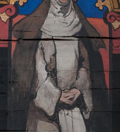 Zdjęcie nr 26: Polichromia o charakterze figuralnym i geometryczno-roślinnym pokrywa ściany i sklepienia prezbiterium, nawy, zakrystii i kruchty zachodniej. Wszystkie ściany prezbiterium do wysokości gzymsu dekorowane są pionowymi, układającymi się naprzemiennie pasami ornamentu roślinno-geometrycznego. Jeden z nich jest granatowy o motywie złotych liści dębu układających się w rozetę z ornamentem geometrycznym. Drugi pas jest żółty z motywem stylizowanych fioletowych i różowych kwiatów o zgeometryzowanych detalach. Gzyms prezbiterium i nawy w kolorze czerwonym, na nim złoty geometryczny pas oraz ornament z granatowych falistych linii wypełnionych w środku białymi punktami. 
Sklepienie prezbiterium jest niebieskie, obramione żółtym pasem z zieloną wicią roślinną, na której ułożone są naprzemiennie granatowe i różowe kwiaty. W narożach stylizowane bukiety kwiatów w kolorach zieleni, brązu i żółci. W centrum sklepienia okrągły medalion ze św. Kingą i Bolesławem Wstydliwym na tle pejzażu wielickiego z kościołem i zamkiem żupnym w oddali. Na pierwszym planie św. Kinga zwrócona jest w swoją prawą stronę, z uniesioną głową. W lewej ręce trzyma pastorał, w prawej wyciągniętej pierścień. Święta ubrana jest w czarny habit klaryski ze szkaplerzem, białą podwiką i welonem oraz czarnym płaszczem z czerwoną podszewką. Na piersi ma złoty łańcuch, na głowie mitrę książęcą. Po prawej stronie św. Kingi klęczy Bolesław Wstydliwy, który obiema rękami trzyma przy rękojeści wbity w ziemię miecz, opleciony skórzanym pasem. Książę ubrany jest w zbroję, niebieską tunikę i czerwony płaszcz spięty złotą fibulą. Na głowie ma kaptur kolczy i hełm z otwartą koroną. Medalion ze sceną ujęty jest żółtą ramą wypełnioną stylizowaną wicią roślinną z naprzemiennie występującymi granatowymi i różowymi kwiatami. Krawędź zewnętrza ozdobiona srebrzystym wieńcem z naprzemiennie ułożonego trójliścia i płomyka. 
Wszystkie ściany nawy pokryte są stylizowanym ornamentem roślinnym składającym się z zielonej wici roślinnej układającej się w regularne medaliony, w których znajdują się kwiaty czerwonego maku. 
Na ścianie północnej w dolnym pasie, pod oknem sześć ostrołukowych arkad na stylizowanych kolumienkach. W pierwszej arkadzie od strony prezbiterium postać klęczącej zakonnicy z opuszczonymi, splecionymi dłońmi, która ubrana jest w biały habit norbertański ze szkaplerzem i brązowy płaszcz z kapturem. U dołu w żółtym polu napis „S(wię)ta BRONISŁAWA”. W drugiej arkadzie królewicz klęczący przy pulpicie, zwrócony w stronę prezbiterium, w obszernym czerwonym płaszczu podbitym futrem i mitrze na głowie. U dołu w żółtym polu napis „S(wię)ty KAZIMIERZ Królewic(z)” W trzeciej arkadzie zwrócona frontalnie siedząca postać z pochyloną głową, ubrana w biały habit zakonny z czarnym płaszczem. U dołu w żółtym polu napis „Bł(ogosławiona) SALOMEA”. W następnych dwóch arkadach występuje stylizowany ornament roślinny z czterema rozetami i ze srebrnym orłem z dwiema tarczami herbowymi, pierwsza z krzyżem na piersi, druga z herbem Szreniawa poniżej. Pole szóstej arkady bez dekoracji. 
Na ścianie południowej w dolnym pasie, pod oknem trzy analogiczne arkady. W pierwszej arkadzie od strony prezbiterium frontalnie siedząca postać w stroju biskupa: białej albie, ciemnoróżowej komży z żółtą lamówką, żółtej kapie i paliuszu, na głowie ma infułę. U dołu w żółtym polu napis „Bł(ogosławiony) WINC(ENTY) KADŁUBEK”. W drugiej arkadzie  postać ukazana w pozycji stojącej, zwróconej w stronę prezbiterium, w prawej ręce trzyma pastorał, lewa w geście błogosławieństwa, ubrana w analogiczny jak poprzednia strój biskupi. U dołu w żółtym polu napis „S(wię)ty STANISŁAW SZCZEP(ANOWSKI)”. W trzeciej arkadzie frontalnie siedząca postać w stroju biskupa: ciemnoróżowej albie, żółtym ornacie, paliuszu, na głowie ma infułę. W  prawej ręce trzyma pastorał, w lewej miniaturę kościoła Mariackiego w Krakowie. Pod nim napis „Bł(ogosławiony) IVO ODROWĄŻ”. 
Sklepienie nawy ujęte ramą złożoną z kilku pasów. Zewnętrzny podzielony na kwadratowe pola, w których naprzemiennie występują dekoracyjny krzyż z kaboszonami i splecionymi literami „MS” oraz wpisany w koło czworoliść z trzema kilofami. Wewnętrzny pas jest zielony dekorowany srebrzonymi kołami, wydzielony zieloną i żółtą falowaną wstęgą. Pośrodku wschodniego pasa obramienia, przy łuku tęczowym znajduje się srebrzony orzeł z tarczą herbową z krzyżem na piersi i tarczą z herbem Szreniawa u dołu. W szponach trzyma trzy kilofy oraz wagę. U dołu znajduje się wstęga z napisem „Arma regiae liberae montanaequae / civitatis Vielicensis”. 
W centrum sklepienia nawy medalion ujęty zewnętrzną ramą utworzoną z grotów i płomieni oraz wewnętrzną z przeplatających się spiralnie wici roślinnych. W polu przedstawienie męczeństwa św. Sebastiana. Postać zwrócona w trzech czwartych w lewo, o bezwładnie opadającym ciele przywiązanym za ramiona i ugięte nogi do drzewa. Wokół głowy nimb zamknięty. Święty przesłonięty w partii podbrzusza białą draperią opadającą na ziemię, po bokach postaci. Ciało wychudzone, o podkreślonej muskulaturze, ze strzałą wbitą w pierś. Święty ukazany na tle lasu, w nocy. W narożach i na osiach sklepienia nawy bukiety kwiatów utworzonych z maków, habrów, kaczeńców i kłosów zbóż. 
W zakrystii na sklepieniu niewielkie Oko Opatrzności w glorii promienistej oraz falista bordiura. Analogiczna bordiura w kruchcie zachodniej. W południowo-zachodnim narożu kruchty północnej malowany na czarno krzyż oraz obok wyryty w drewnie napis: „BI 1898”. W dolnej partii ściany północnej przy chórze muzycznym sygnatura „Włodzimierz Tetmajer pinxit. A(NNO) D(OMINI) MCMVI.”