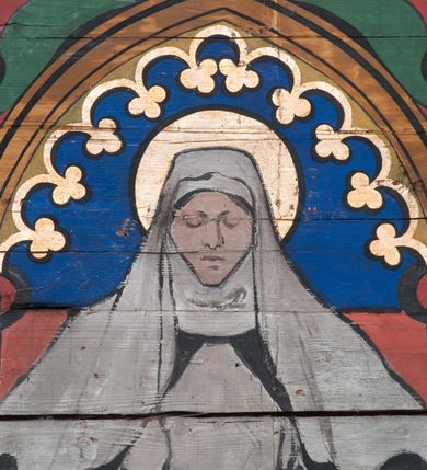 Zdjęcie nr 33: Polichromia o charakterze figuralnym i geometryczno-roślinnym pokrywa ściany i sklepienia prezbiterium, nawy, zakrystii i kruchty zachodniej. Wszystkie ściany prezbiterium do wysokości gzymsu dekorowane są pionowymi, układającymi się naprzemiennie pasami ornamentu roślinno-geometrycznego. Jeden z nich jest granatowy o motywie złotych liści dębu układających się w rozetę z ornamentem geometrycznym. Drugi pas jest żółty z motywem stylizowanych fioletowych i różowych kwiatów o zgeometryzowanych detalach. Gzyms prezbiterium i nawy w kolorze czerwonym, na nim złoty geometryczny pas oraz ornament z granatowych falistych linii wypełnionych w środku białymi punktami. 
Sklepienie prezbiterium jest niebieskie, obramione żółtym pasem z zieloną wicią roślinną, na której ułożone są naprzemiennie granatowe i różowe kwiaty. W narożach stylizowane bukiety kwiatów w kolorach zieleni, brązu i żółci. W centrum sklepienia okrągły medalion ze św. Kingą i Bolesławem Wstydliwym na tle pejzażu wielickiego z kościołem i zamkiem żupnym w oddali. Na pierwszym planie św. Kinga zwrócona jest w swoją prawą stronę, z uniesioną głową. W lewej ręce trzyma pastorał, w prawej wyciągniętej pierścień. Święta ubrana jest w czarny habit klaryski ze szkaplerzem, białą podwiką i welonem oraz czarnym płaszczem z czerwoną podszewką. Na piersi ma złoty łańcuch, na głowie mitrę książęcą. Po prawej stronie św. Kingi klęczy Bolesław Wstydliwy, który obiema rękami trzyma przy rękojeści wbity w ziemię miecz, opleciony skórzanym pasem. Książę ubrany jest w zbroję, niebieską tunikę i czerwony płaszcz spięty złotą fibulą. Na głowie ma kaptur kolczy i hełm z otwartą koroną. Medalion ze sceną ujęty jest żółtą ramą wypełnioną stylizowaną wicią roślinną z naprzemiennie występującymi granatowymi i różowymi kwiatami. Krawędź zewnętrza ozdobiona srebrzystym wieńcem z naprzemiennie ułożonego trójliścia i płomyka. 
Wszystkie ściany nawy pokryte są stylizowanym ornamentem roślinnym składającym się z zielonej wici roślinnej układającej się w regularne medaliony, w których znajdują się kwiaty czerwonego maku. 
Na ścianie północnej w dolnym pasie, pod oknem sześć ostrołukowych arkad na stylizowanych kolumienkach. W pierwszej arkadzie od strony prezbiterium postać klęczącej zakonnicy z opuszczonymi, splecionymi dłońmi, która ubrana jest w biały habit norbertański ze szkaplerzem i brązowy płaszcz z kapturem. U dołu w żółtym polu napis „S(wię)ta BRONISŁAWA”. W drugiej arkadzie królewicz klęczący przy pulpicie, zwrócony w stronę prezbiterium, w obszernym czerwonym płaszczu podbitym futrem i mitrze na głowie. U dołu w żółtym polu napis „S(wię)ty KAZIMIERZ Królewic(z)” W trzeciej arkadzie zwrócona frontalnie siedząca postać z pochyloną głową, ubrana w biały habit zakonny z czarnym płaszczem. U dołu w żółtym polu napis „Bł(ogosławiona) SALOMEA”. W następnych dwóch arkadach występuje stylizowany ornament roślinny z czterema rozetami i ze srebrnym orłem z dwiema tarczami herbowymi, pierwsza z krzyżem na piersi, druga z herbem Szreniawa poniżej. Pole szóstej arkady bez dekoracji. 
Na ścianie południowej w dolnym pasie, pod oknem trzy analogiczne arkady. W pierwszej arkadzie od strony prezbiterium frontalnie siedząca postać w stroju biskupa: białej albie, ciemnoróżowej komży z żółtą lamówką, żółtej kapie i paliuszu, na głowie ma infułę. U dołu w żółtym polu napis „Bł(ogosławiony) WINC(ENTY) KADŁUBEK”. W drugiej arkadzie  postać ukazana w pozycji stojącej, zwróconej w stronę prezbiterium, w prawej ręce trzyma pastorał, lewa w geście błogosławieństwa, ubrana w analogiczny jak poprzednia strój biskupi. U dołu w żółtym polu napis „S(wię)ty STANISŁAW SZCZEP(ANOWSKI)”. W trzeciej arkadzie frontalnie siedząca postać w stroju biskupa: ciemnoróżowej albie, żółtym ornacie, paliuszu, na głowie ma infułę. W  prawej ręce trzyma pastorał, w lewej miniaturę kościoła Mariackiego w Krakowie. Pod nim napis „Bł(ogosławiony) IVO ODROWĄŻ”. 
Sklepienie nawy ujęte ramą złożoną z kilku pasów. Zewnętrzny podzielony na kwadratowe pola, w których naprzemiennie występują dekoracyjny krzyż z kaboszonami i splecionymi literami „MS” oraz wpisany w koło czworoliść z trzema kilofami. Wewnętrzny pas jest zielony dekorowany srebrzonymi kołami, wydzielony zieloną i żółtą falowaną wstęgą. Pośrodku wschodniego pasa obramienia, przy łuku tęczowym znajduje się srebrzony orzeł z tarczą herbową z krzyżem na piersi i tarczą z herbem Szreniawa u dołu. W szponach trzyma trzy kilofy oraz wagę. U dołu znajduje się wstęga z napisem „Arma regiae liberae montanaequae / civitatis Vielicensis”. 
W centrum sklepienia nawy medalion ujęty zewnętrzną ramą utworzoną z grotów i płomieni oraz wewnętrzną z przeplatających się spiralnie wici roślinnych. W polu przedstawienie męczeństwa św. Sebastiana. Postać zwrócona w trzech czwartych w lewo, o bezwładnie opadającym ciele przywiązanym za ramiona i ugięte nogi do drzewa. Wokół głowy nimb zamknięty. Święty przesłonięty w partii podbrzusza białą draperią opadającą na ziemię, po bokach postaci. Ciało wychudzone, o podkreślonej muskulaturze, ze strzałą wbitą w pierś. Święty ukazany na tle lasu, w nocy. W narożach i na osiach sklepienia nawy bukiety kwiatów utworzonych z maków, habrów, kaczeńców i kłosów zbóż. 
W zakrystii na sklepieniu niewielkie Oko Opatrzności w glorii promienistej oraz falista bordiura. Analogiczna bordiura w kruchcie zachodniej. W południowo-zachodnim narożu kruchty północnej malowany na czarno krzyż oraz obok wyryty w drewnie napis: „BI 1898”. W dolnej partii ściany północnej przy chórze muzycznym sygnatura „Włodzimierz Tetmajer pinxit. A(NNO) D(OMINI) MCMVI.”