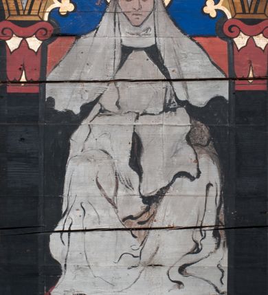 Zdjęcie nr 19: Polichromia o charakterze figuralnym i geometryczno-roślinnym pokrywa ściany i sklepienia prezbiterium, nawy, zakrystii i kruchty zachodniej. Wszystkie ściany prezbiterium do wysokości gzymsu dekorowane są pionowymi, układającymi się naprzemiennie pasami ornamentu roślinno-geometrycznego. Jeden z nich jest granatowy o motywie złotych liści dębu układających się w rozetę z ornamentem geometrycznym. Drugi pas jest żółty z motywem stylizowanych fioletowych i różowych kwiatów o zgeometryzowanych detalach. Gzyms prezbiterium i nawy w kolorze czerwonym, na nim złoty geometryczny pas oraz ornament z granatowych falistych linii wypełnionych w środku białymi punktami. 
Sklepienie prezbiterium jest niebieskie, obramione żółtym pasem z zieloną wicią roślinną, na której ułożone są naprzemiennie granatowe i różowe kwiaty. W narożach stylizowane bukiety kwiatów w kolorach zieleni, brązu i żółci. W centrum sklepienia okrągły medalion ze św. Kingą i Bolesławem Wstydliwym na tle pejzażu wielickiego z kościołem i zamkiem żupnym w oddali. Na pierwszym planie św. Kinga zwrócona jest w swoją prawą stronę, z uniesioną głową. W lewej ręce trzyma pastorał, w prawej wyciągniętej pierścień. Święta ubrana jest w czarny habit klaryski ze szkaplerzem, białą podwiką i welonem oraz czarnym płaszczem z czerwoną podszewką. Na piersi ma złoty łańcuch, na głowie mitrę książęcą. Po prawej stronie św. Kingi klęczy Bolesław Wstydliwy, który obiema rękami trzyma przy rękojeści wbity w ziemię miecz, opleciony skórzanym pasem. Książę ubrany jest w zbroję, niebieską tunikę i czerwony płaszcz spięty złotą fibulą. Na głowie ma kaptur kolczy i hełm z otwartą koroną. Medalion ze sceną ujęty jest żółtą ramą wypełnioną stylizowaną wicią roślinną z naprzemiennie występującymi granatowymi i różowymi kwiatami. Krawędź zewnętrza ozdobiona srebrzystym wieńcem z naprzemiennie ułożonego trójliścia i płomyka. 
Wszystkie ściany nawy pokryte są stylizowanym ornamentem roślinnym składającym się z zielonej wici roślinnej układającej się w regularne medaliony, w których znajdują się kwiaty czerwonego maku. 
Na ścianie północnej w dolnym pasie, pod oknem sześć ostrołukowych arkad na stylizowanych kolumienkach. W pierwszej arkadzie od strony prezbiterium postać klęczącej zakonnicy z opuszczonymi, splecionymi dłońmi, która ubrana jest w biały habit norbertański ze szkaplerzem i brązowy płaszcz z kapturem. U dołu w żółtym polu napis „S(wię)ta BRONISŁAWA”. W drugiej arkadzie królewicz klęczący przy pulpicie, zwrócony w stronę prezbiterium, w obszernym czerwonym płaszczu podbitym futrem i mitrze na głowie. U dołu w żółtym polu napis „S(wię)ty KAZIMIERZ Królewic(z)” W trzeciej arkadzie zwrócona frontalnie siedząca postać z pochyloną głową, ubrana w biały habit zakonny z czarnym płaszczem. U dołu w żółtym polu napis „Bł(ogosławiona) SALOMEA”. W następnych dwóch arkadach występuje stylizowany ornament roślinny z czterema rozetami i ze srebrnym orłem z dwiema tarczami herbowymi, pierwsza z krzyżem na piersi, druga z herbem Szreniawa poniżej. Pole szóstej arkady bez dekoracji. 
Na ścianie południowej w dolnym pasie, pod oknem trzy analogiczne arkady. W pierwszej arkadzie od strony prezbiterium frontalnie siedząca postać w stroju biskupa: białej albie, ciemnoróżowej komży z żółtą lamówką, żółtej kapie i paliuszu, na głowie ma infułę. U dołu w żółtym polu napis „Bł(ogosławiony) WINC(ENTY) KADŁUBEK”. W drugiej arkadzie  postać ukazana w pozycji stojącej, zwróconej w stronę prezbiterium, w prawej ręce trzyma pastorał, lewa w geście błogosławieństwa, ubrana w analogiczny jak poprzednia strój biskupi. U dołu w żółtym polu napis „S(wię)ty STANISŁAW SZCZEP(ANOWSKI)”. W trzeciej arkadzie frontalnie siedząca postać w stroju biskupa: ciemnoróżowej albie, żółtym ornacie, paliuszu, na głowie ma infułę. W  prawej ręce trzyma pastorał, w lewej miniaturę kościoła Mariackiego w Krakowie. Pod nim napis „Bł(ogosławiony) IVO ODROWĄŻ”. 
Sklepienie nawy ujęte ramą złożoną z kilku pasów. Zewnętrzny podzielony na kwadratowe pola, w których naprzemiennie występują dekoracyjny krzyż z kaboszonami i splecionymi literami „MS” oraz wpisany w koło czworoliść z trzema kilofami. Wewnętrzny pas jest zielony dekorowany srebrzonymi kołami, wydzielony zieloną i żółtą falowaną wstęgą. Pośrodku wschodniego pasa obramienia, przy łuku tęczowym znajduje się srebrzony orzeł z tarczą herbową z krzyżem na piersi i tarczą z herbem Szreniawa u dołu. W szponach trzyma trzy kilofy oraz wagę. U dołu znajduje się wstęga z napisem „Arma regiae liberae montanaequae / civitatis Vielicensis”. 
W centrum sklepienia nawy medalion ujęty zewnętrzną ramą utworzoną z grotów i płomieni oraz wewnętrzną z przeplatających się spiralnie wici roślinnych. W polu przedstawienie męczeństwa św. Sebastiana. Postać zwrócona w trzech czwartych w lewo, o bezwładnie opadającym ciele przywiązanym za ramiona i ugięte nogi do drzewa. Wokół głowy nimb zamknięty. Święty przesłonięty w partii podbrzusza białą draperią opadającą na ziemię, po bokach postaci. Ciało wychudzone, o podkreślonej muskulaturze, ze strzałą wbitą w pierś. Święty ukazany na tle lasu, w nocy. W narożach i na osiach sklepienia nawy bukiety kwiatów utworzonych z maków, habrów, kaczeńców i kłosów zbóż. 
W zakrystii na sklepieniu niewielkie Oko Opatrzności w glorii promienistej oraz falista bordiura. Analogiczna bordiura w kruchcie zachodniej. W południowo-zachodnim narożu kruchty północnej malowany na czarno krzyż oraz obok wyryty w drewnie napis: „BI 1898”. W dolnej partii ściany północnej przy chórze muzycznym sygnatura „Włodzimierz Tetmajer pinxit. A(NNO) D(OMINI) MCMVI.”