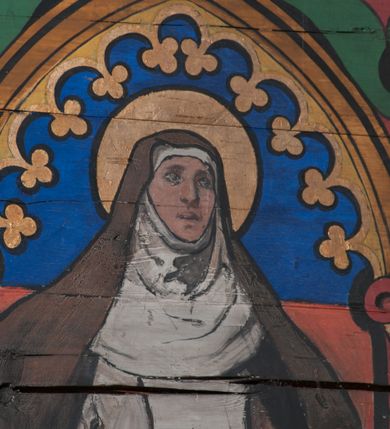 Zdjęcie nr 36: Polichromia o charakterze figuralnym i geometryczno-roślinnym pokrywa ściany i sklepienia prezbiterium, nawy, zakrystii i kruchty zachodniej. Wszystkie ściany prezbiterium do wysokości gzymsu dekorowane są pionowymi, układającymi się naprzemiennie pasami ornamentu roślinno-geometrycznego. Jeden z nich jest granatowy o motywie złotych liści dębu układających się w rozetę z ornamentem geometrycznym. Drugi pas jest żółty z motywem stylizowanych fioletowych i różowych kwiatów o zgeometryzowanych detalach. Gzyms prezbiterium i nawy w kolorze czerwonym, na nim złoty geometryczny pas oraz ornament z granatowych falistych linii wypełnionych w środku białymi punktami. 
Sklepienie prezbiterium jest niebieskie, obramione żółtym pasem z zieloną wicią roślinną, na której ułożone są naprzemiennie granatowe i różowe kwiaty. W narożach stylizowane bukiety kwiatów w kolorach zieleni, brązu i żółci. W centrum sklepienia okrągły medalion ze św. Kingą i Bolesławem Wstydliwym na tle pejzażu wielickiego z kościołem i zamkiem żupnym w oddali. Na pierwszym planie św. Kinga zwrócona jest w swoją prawą stronę, z uniesioną głową. W lewej ręce trzyma pastorał, w prawej wyciągniętej pierścień. Święta ubrana jest w czarny habit klaryski ze szkaplerzem, białą podwiką i welonem oraz czarnym płaszczem z czerwoną podszewką. Na piersi ma złoty łańcuch, na głowie mitrę książęcą. Po prawej stronie św. Kingi klęczy Bolesław Wstydliwy, który obiema rękami trzyma przy rękojeści wbity w ziemię miecz, opleciony skórzanym pasem. Książę ubrany jest w zbroję, niebieską tunikę i czerwony płaszcz spięty złotą fibulą. Na głowie ma kaptur kolczy i hełm z otwartą koroną. Medalion ze sceną ujęty jest żółtą ramą wypełnioną stylizowaną wicią roślinną z naprzemiennie występującymi granatowymi i różowymi kwiatami. Krawędź zewnętrza ozdobiona srebrzystym wieńcem z naprzemiennie ułożonego trójliścia i płomyka. 
Wszystkie ściany nawy pokryte są stylizowanym ornamentem roślinnym składającym się z zielonej wici roślinnej układającej się w regularne medaliony, w których znajdują się kwiaty czerwonego maku. 
Na ścianie północnej w dolnym pasie, pod oknem sześć ostrołukowych arkad na stylizowanych kolumienkach. W pierwszej arkadzie od strony prezbiterium postać klęczącej zakonnicy z opuszczonymi, splecionymi dłońmi, która ubrana jest w biały habit norbertański ze szkaplerzem i brązowy płaszcz z kapturem. U dołu w żółtym polu napis „S(wię)ta BRONISŁAWA”. W drugiej arkadzie królewicz klęczący przy pulpicie, zwrócony w stronę prezbiterium, w obszernym czerwonym płaszczu podbitym futrem i mitrze na głowie. U dołu w żółtym polu napis „S(wię)ty KAZIMIERZ Królewic(z)” W trzeciej arkadzie zwrócona frontalnie siedząca postać z pochyloną głową, ubrana w biały habit zakonny z czarnym płaszczem. U dołu w żółtym polu napis „Bł(ogosławiona) SALOMEA”. W następnych dwóch arkadach występuje stylizowany ornament roślinny z czterema rozetami i ze srebrnym orłem z dwiema tarczami herbowymi, pierwsza z krzyżem na piersi, druga z herbem Szreniawa poniżej. Pole szóstej arkady bez dekoracji. 
Na ścianie południowej w dolnym pasie, pod oknem trzy analogiczne arkady. W pierwszej arkadzie od strony prezbiterium frontalnie siedząca postać w stroju biskupa: białej albie, ciemnoróżowej komży z żółtą lamówką, żółtej kapie i paliuszu, na głowie ma infułę. U dołu w żółtym polu napis „Bł(ogosławiony) WINC(ENTY) KADŁUBEK”. W drugiej arkadzie  postać ukazana w pozycji stojącej, zwróconej w stronę prezbiterium, w prawej ręce trzyma pastorał, lewa w geście błogosławieństwa, ubrana w analogiczny jak poprzednia strój biskupi. U dołu w żółtym polu napis „S(wię)ty STANISŁAW SZCZEP(ANOWSKI)”. W trzeciej arkadzie frontalnie siedząca postać w stroju biskupa: ciemnoróżowej albie, żółtym ornacie, paliuszu, na głowie ma infułę. W  prawej ręce trzyma pastorał, w lewej miniaturę kościoła Mariackiego w Krakowie. Pod nim napis „Bł(ogosławiony) IVO ODROWĄŻ”. 
Sklepienie nawy ujęte ramą złożoną z kilku pasów. Zewnętrzny podzielony na kwadratowe pola, w których naprzemiennie występują dekoracyjny krzyż z kaboszonami i splecionymi literami „MS” oraz wpisany w koło czworoliść z trzema kilofami. Wewnętrzny pas jest zielony dekorowany srebrzonymi kołami, wydzielony zieloną i żółtą falowaną wstęgą. Pośrodku wschodniego pasa obramienia, przy łuku tęczowym znajduje się srebrzony orzeł z tarczą herbową z krzyżem na piersi i tarczą z herbem Szreniawa u dołu. W szponach trzyma trzy kilofy oraz wagę. U dołu znajduje się wstęga z napisem „Arma regiae liberae montanaequae / civitatis Vielicensis”. 
W centrum sklepienia nawy medalion ujęty zewnętrzną ramą utworzoną z grotów i płomieni oraz wewnętrzną z przeplatających się spiralnie wici roślinnych. W polu przedstawienie męczeństwa św. Sebastiana. Postać zwrócona w trzech czwartych w lewo, o bezwładnie opadającym ciele przywiązanym za ramiona i ugięte nogi do drzewa. Wokół głowy nimb zamknięty. Święty przesłonięty w partii podbrzusza białą draperią opadającą na ziemię, po bokach postaci. Ciało wychudzone, o podkreślonej muskulaturze, ze strzałą wbitą w pierś. Święty ukazany na tle lasu, w nocy. W narożach i na osiach sklepienia nawy bukiety kwiatów utworzonych z maków, habrów, kaczeńców i kłosów zbóż. 
W zakrystii na sklepieniu niewielkie Oko Opatrzności w glorii promienistej oraz falista bordiura. Analogiczna bordiura w kruchcie zachodniej. W południowo-zachodnim narożu kruchty północnej malowany na czarno krzyż oraz obok wyryty w drewnie napis: „BI 1898”. W dolnej partii ściany północnej przy chórze muzycznym sygnatura „Włodzimierz Tetmajer pinxit. A(NNO) D(OMINI) MCMVI.”