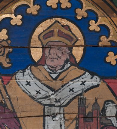 Zdjęcie nr 37: Polichromia o charakterze figuralnym i geometryczno-roślinnym pokrywa ściany i sklepienia prezbiterium, nawy, zakrystii i kruchty zachodniej. Wszystkie ściany prezbiterium do wysokości gzymsu dekorowane są pionowymi, układającymi się naprzemiennie pasami ornamentu roślinno-geometrycznego. Jeden z nich jest granatowy o motywie złotych liści dębu układających się w rozetę z ornamentem geometrycznym. Drugi pas jest żółty z motywem stylizowanych fioletowych i różowych kwiatów o zgeometryzowanych detalach. Gzyms prezbiterium i nawy w kolorze czerwonym, na nim złoty geometryczny pas oraz ornament z granatowych falistych linii wypełnionych w środku białymi punktami. 
Sklepienie prezbiterium jest niebieskie, obramione żółtym pasem z zieloną wicią roślinną, na której ułożone są naprzemiennie granatowe i różowe kwiaty. W narożach stylizowane bukiety kwiatów w kolorach zieleni, brązu i żółci. W centrum sklepienia okrągły medalion ze św. Kingą i Bolesławem Wstydliwym na tle pejzażu wielickiego z kościołem i zamkiem żupnym w oddali. Na pierwszym planie św. Kinga zwrócona jest w swoją prawą stronę, z uniesioną głową. W lewej ręce trzyma pastorał, w prawej wyciągniętej pierścień. Święta ubrana jest w czarny habit klaryski ze szkaplerzem, białą podwiką i welonem oraz czarnym płaszczem z czerwoną podszewką. Na piersi ma złoty łańcuch, na głowie mitrę książęcą. Po prawej stronie św. Kingi klęczy Bolesław Wstydliwy, który obiema rękami trzyma przy rękojeści wbity w ziemię miecz, opleciony skórzanym pasem. Książę ubrany jest w zbroję, niebieską tunikę i czerwony płaszcz spięty złotą fibulą. Na głowie ma kaptur kolczy i hełm z otwartą koroną. Medalion ze sceną ujęty jest żółtą ramą wypełnioną stylizowaną wicią roślinną z naprzemiennie występującymi granatowymi i różowymi kwiatami. Krawędź zewnętrza ozdobiona srebrzystym wieńcem z naprzemiennie ułożonego trójliścia i płomyka. 
Wszystkie ściany nawy pokryte są stylizowanym ornamentem roślinnym składającym się z zielonej wici roślinnej układającej się w regularne medaliony, w których znajdują się kwiaty czerwonego maku. 
Na ścianie północnej w dolnym pasie, pod oknem sześć ostrołukowych arkad na stylizowanych kolumienkach. W pierwszej arkadzie od strony prezbiterium postać klęczącej zakonnicy z opuszczonymi, splecionymi dłońmi, która ubrana jest w biały habit norbertański ze szkaplerzem i brązowy płaszcz z kapturem. U dołu w żółtym polu napis „S(wię)ta BRONISŁAWA”. W drugiej arkadzie królewicz klęczący przy pulpicie, zwrócony w stronę prezbiterium, w obszernym czerwonym płaszczu podbitym futrem i mitrze na głowie. U dołu w żółtym polu napis „S(wię)ty KAZIMIERZ Królewic(z)” W trzeciej arkadzie zwrócona frontalnie siedząca postać z pochyloną głową, ubrana w biały habit zakonny z czarnym płaszczem. U dołu w żółtym polu napis „Bł(ogosławiona) SALOMEA”. W następnych dwóch arkadach występuje stylizowany ornament roślinny z czterema rozetami i ze srebrnym orłem z dwiema tarczami herbowymi, pierwsza z krzyżem na piersi, druga z herbem Szreniawa poniżej. Pole szóstej arkady bez dekoracji. 
Na ścianie południowej w dolnym pasie, pod oknem trzy analogiczne arkady. W pierwszej arkadzie od strony prezbiterium frontalnie siedząca postać w stroju biskupa: białej albie, ciemnoróżowej komży z żółtą lamówką, żółtej kapie i paliuszu, na głowie ma infułę. U dołu w żółtym polu napis „Bł(ogosławiony) WINC(ENTY) KADŁUBEK”. W drugiej arkadzie  postać ukazana w pozycji stojącej, zwróconej w stronę prezbiterium, w prawej ręce trzyma pastorał, lewa w geście błogosławieństwa, ubrana w analogiczny jak poprzednia strój biskupi. U dołu w żółtym polu napis „S(wię)ty STANISŁAW SZCZEP(ANOWSKI)”. W trzeciej arkadzie frontalnie siedząca postać w stroju biskupa: ciemnoróżowej albie, żółtym ornacie, paliuszu, na głowie ma infułę. W  prawej ręce trzyma pastorał, w lewej miniaturę kościoła Mariackiego w Krakowie. Pod nim napis „Bł(ogosławiony) IVO ODROWĄŻ”. 
Sklepienie nawy ujęte ramą złożoną z kilku pasów. Zewnętrzny podzielony na kwadratowe pola, w których naprzemiennie występują dekoracyjny krzyż z kaboszonami i splecionymi literami „MS” oraz wpisany w koło czworoliść z trzema kilofami. Wewnętrzny pas jest zielony dekorowany srebrzonymi kołami, wydzielony zieloną i żółtą falowaną wstęgą. Pośrodku wschodniego pasa obramienia, przy łuku tęczowym znajduje się srebrzony orzeł z tarczą herbową z krzyżem na piersi i tarczą z herbem Szreniawa u dołu. W szponach trzyma trzy kilofy oraz wagę. U dołu znajduje się wstęga z napisem „Arma regiae liberae montanaequae / civitatis Vielicensis”. 
W centrum sklepienia nawy medalion ujęty zewnętrzną ramą utworzoną z grotów i płomieni oraz wewnętrzną z przeplatających się spiralnie wici roślinnych. W polu przedstawienie męczeństwa św. Sebastiana. Postać zwrócona w trzech czwartych w lewo, o bezwładnie opadającym ciele przywiązanym za ramiona i ugięte nogi do drzewa. Wokół głowy nimb zamknięty. Święty przesłonięty w partii podbrzusza białą draperią opadającą na ziemię, po bokach postaci. Ciało wychudzone, o podkreślonej muskulaturze, ze strzałą wbitą w pierś. Święty ukazany na tle lasu, w nocy. W narożach i na osiach sklepienia nawy bukiety kwiatów utworzonych z maków, habrów, kaczeńców i kłosów zbóż. 
W zakrystii na sklepieniu niewielkie Oko Opatrzności w glorii promienistej oraz falista bordiura. Analogiczna bordiura w kruchcie zachodniej. W południowo-zachodnim narożu kruchty północnej malowany na czarno krzyż oraz obok wyryty w drewnie napis: „BI 1898”. W dolnej partii ściany północnej przy chórze muzycznym sygnatura „Włodzimierz Tetmajer pinxit. A(NNO) D(OMINI) MCMVI.”