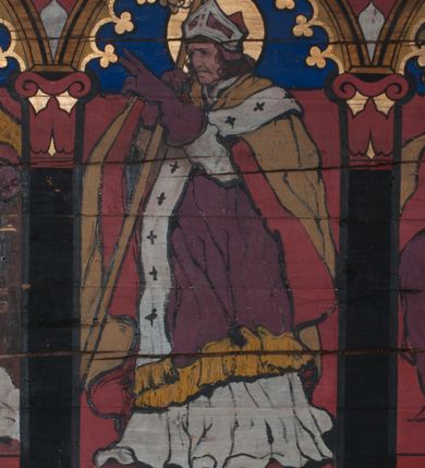 Zdjęcie nr 31: Polichromia o charakterze figuralnym i geometryczno-roślinnym pokrywa ściany i sklepienia prezbiterium, nawy, zakrystii i kruchty zachodniej. Wszystkie ściany prezbiterium do wysokości gzymsu dekorowane są pionowymi, układającymi się naprzemiennie pasami ornamentu roślinno-geometrycznego. Jeden z nich jest granatowy o motywie złotych liści dębu układających się w rozetę z ornamentem geometrycznym. Drugi pas jest żółty z motywem stylizowanych fioletowych i różowych kwiatów o zgeometryzowanych detalach. Gzyms prezbiterium i nawy w kolorze czerwonym, na nim złoty geometryczny pas oraz ornament z granatowych falistych linii wypełnionych w środku białymi punktami. 
Sklepienie prezbiterium jest niebieskie, obramione żółtym pasem z zieloną wicią roślinną, na której ułożone są naprzemiennie granatowe i różowe kwiaty. W narożach stylizowane bukiety kwiatów w kolorach zieleni, brązu i żółci. W centrum sklepienia okrągły medalion ze św. Kingą i Bolesławem Wstydliwym na tle pejzażu wielickiego z kościołem i zamkiem żupnym w oddali. Na pierwszym planie św. Kinga zwrócona jest w swoją prawą stronę, z uniesioną głową. W lewej ręce trzyma pastorał, w prawej wyciągniętej pierścień. Święta ubrana jest w czarny habit klaryski ze szkaplerzem, białą podwiką i welonem oraz czarnym płaszczem z czerwoną podszewką. Na piersi ma złoty łańcuch, na głowie mitrę książęcą. Po prawej stronie św. Kingi klęczy Bolesław Wstydliwy, który obiema rękami trzyma przy rękojeści wbity w ziemię miecz, opleciony skórzanym pasem. Książę ubrany jest w zbroję, niebieską tunikę i czerwony płaszcz spięty złotą fibulą. Na głowie ma kaptur kolczy i hełm z otwartą koroną. Medalion ze sceną ujęty jest żółtą ramą wypełnioną stylizowaną wicią roślinną z naprzemiennie występującymi granatowymi i różowymi kwiatami. Krawędź zewnętrza ozdobiona srebrzystym wieńcem z naprzemiennie ułożonego trójliścia i płomyka. 
Wszystkie ściany nawy pokryte są stylizowanym ornamentem roślinnym składającym się z zielonej wici roślinnej układającej się w regularne medaliony, w których znajdują się kwiaty czerwonego maku. 
Na ścianie północnej w dolnym pasie, pod oknem sześć ostrołukowych arkad na stylizowanych kolumienkach. W pierwszej arkadzie od strony prezbiterium postać klęczącej zakonnicy z opuszczonymi, splecionymi dłońmi, która ubrana jest w biały habit norbertański ze szkaplerzem i brązowy płaszcz z kapturem. U dołu w żółtym polu napis „S(wię)ta BRONISŁAWA”. W drugiej arkadzie królewicz klęczący przy pulpicie, zwrócony w stronę prezbiterium, w obszernym czerwonym płaszczu podbitym futrem i mitrze na głowie. U dołu w żółtym polu napis „S(wię)ty KAZIMIERZ Królewic(z)” W trzeciej arkadzie zwrócona frontalnie siedząca postać z pochyloną głową, ubrana w biały habit zakonny z czarnym płaszczem. U dołu w żółtym polu napis „Bł(ogosławiona) SALOMEA”. W następnych dwóch arkadach występuje stylizowany ornament roślinny z czterema rozetami i ze srebrnym orłem z dwiema tarczami herbowymi, pierwsza z krzyżem na piersi, druga z herbem Szreniawa poniżej. Pole szóstej arkady bez dekoracji. 
Na ścianie południowej w dolnym pasie, pod oknem trzy analogiczne arkady. W pierwszej arkadzie od strony prezbiterium frontalnie siedząca postać w stroju biskupa: białej albie, ciemnoróżowej komży z żółtą lamówką, żółtej kapie i paliuszu, na głowie ma infułę. U dołu w żółtym polu napis „Bł(ogosławiony) WINC(ENTY) KADŁUBEK”. W drugiej arkadzie  postać ukazana w pozycji stojącej, zwróconej w stronę prezbiterium, w prawej ręce trzyma pastorał, lewa w geście błogosławieństwa, ubrana w analogiczny jak poprzednia strój biskupi. U dołu w żółtym polu napis „S(wię)ty STANISŁAW SZCZEP(ANOWSKI)”. W trzeciej arkadzie frontalnie siedząca postać w stroju biskupa: ciemnoróżowej albie, żółtym ornacie, paliuszu, na głowie ma infułę. W  prawej ręce trzyma pastorał, w lewej miniaturę kościoła Mariackiego w Krakowie. Pod nim napis „Bł(ogosławiony) IVO ODROWĄŻ”. 
Sklepienie nawy ujęte ramą złożoną z kilku pasów. Zewnętrzny podzielony na kwadratowe pola, w których naprzemiennie występują dekoracyjny krzyż z kaboszonami i splecionymi literami „MS” oraz wpisany w koło czworoliść z trzema kilofami. Wewnętrzny pas jest zielony dekorowany srebrzonymi kołami, wydzielony zieloną i żółtą falowaną wstęgą. Pośrodku wschodniego pasa obramienia, przy łuku tęczowym znajduje się srebrzony orzeł z tarczą herbową z krzyżem na piersi i tarczą z herbem Szreniawa u dołu. W szponach trzyma trzy kilofy oraz wagę. U dołu znajduje się wstęga z napisem „Arma regiae liberae montanaequae / civitatis Vielicensis”. 
W centrum sklepienia nawy medalion ujęty zewnętrzną ramą utworzoną z grotów i płomieni oraz wewnętrzną z przeplatających się spiralnie wici roślinnych. W polu przedstawienie męczeństwa św. Sebastiana. Postać zwrócona w trzech czwartych w lewo, o bezwładnie opadającym ciele przywiązanym za ramiona i ugięte nogi do drzewa. Wokół głowy nimb zamknięty. Święty przesłonięty w partii podbrzusza białą draperią opadającą na ziemię, po bokach postaci. Ciało wychudzone, o podkreślonej muskulaturze, ze strzałą wbitą w pierś. Święty ukazany na tle lasu, w nocy. W narożach i na osiach sklepienia nawy bukiety kwiatów utworzonych z maków, habrów, kaczeńców i kłosów zbóż. 
W zakrystii na sklepieniu niewielkie Oko Opatrzności w glorii promienistej oraz falista bordiura. Analogiczna bordiura w kruchcie zachodniej. W południowo-zachodnim narożu kruchty północnej malowany na czarno krzyż oraz obok wyryty w drewnie napis: „BI 1898”. W dolnej partii ściany północnej przy chórze muzycznym sygnatura „Włodzimierz Tetmajer pinxit. A(NNO) D(OMINI) MCMVI.”