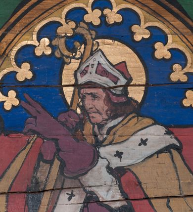 Zdjęcie nr 35: Polichromia o charakterze figuralnym i geometryczno-roślinnym pokrywa ściany i sklepienia prezbiterium, nawy, zakrystii i kruchty zachodniej. Wszystkie ściany prezbiterium do wysokości gzymsu dekorowane są pionowymi, układającymi się naprzemiennie pasami ornamentu roślinno-geometrycznego. Jeden z nich jest granatowy o motywie złotych liści dębu układających się w rozetę z ornamentem geometrycznym. Drugi pas jest żółty z motywem stylizowanych fioletowych i różowych kwiatów o zgeometryzowanych detalach. Gzyms prezbiterium i nawy w kolorze czerwonym, na nim złoty geometryczny pas oraz ornament z granatowych falistych linii wypełnionych w środku białymi punktami. 
Sklepienie prezbiterium jest niebieskie, obramione żółtym pasem z zieloną wicią roślinną, na której ułożone są naprzemiennie granatowe i różowe kwiaty. W narożach stylizowane bukiety kwiatów w kolorach zieleni, brązu i żółci. W centrum sklepienia okrągły medalion ze św. Kingą i Bolesławem Wstydliwym na tle pejzażu wielickiego z kościołem i zamkiem żupnym w oddali. Na pierwszym planie św. Kinga zwrócona jest w swoją prawą stronę, z uniesioną głową. W lewej ręce trzyma pastorał, w prawej wyciągniętej pierścień. Święta ubrana jest w czarny habit klaryski ze szkaplerzem, białą podwiką i welonem oraz czarnym płaszczem z czerwoną podszewką. Na piersi ma złoty łańcuch, na głowie mitrę książęcą. Po prawej stronie św. Kingi klęczy Bolesław Wstydliwy, który obiema rękami trzyma przy rękojeści wbity w ziemię miecz, opleciony skórzanym pasem. Książę ubrany jest w zbroję, niebieską tunikę i czerwony płaszcz spięty złotą fibulą. Na głowie ma kaptur kolczy i hełm z otwartą koroną. Medalion ze sceną ujęty jest żółtą ramą wypełnioną stylizowaną wicią roślinną z naprzemiennie występującymi granatowymi i różowymi kwiatami. Krawędź zewnętrza ozdobiona srebrzystym wieńcem z naprzemiennie ułożonego trójliścia i płomyka. 
Wszystkie ściany nawy pokryte są stylizowanym ornamentem roślinnym składającym się z zielonej wici roślinnej układającej się w regularne medaliony, w których znajdują się kwiaty czerwonego maku. 
Na ścianie północnej w dolnym pasie, pod oknem sześć ostrołukowych arkad na stylizowanych kolumienkach. W pierwszej arkadzie od strony prezbiterium postać klęczącej zakonnicy z opuszczonymi, splecionymi dłońmi, która ubrana jest w biały habit norbertański ze szkaplerzem i brązowy płaszcz z kapturem. U dołu w żółtym polu napis „S(wię)ta BRONISŁAWA”. W drugiej arkadzie królewicz klęczący przy pulpicie, zwrócony w stronę prezbiterium, w obszernym czerwonym płaszczu podbitym futrem i mitrze na głowie. U dołu w żółtym polu napis „S(wię)ty KAZIMIERZ Królewic(z)” W trzeciej arkadzie zwrócona frontalnie siedząca postać z pochyloną głową, ubrana w biały habit zakonny z czarnym płaszczem. U dołu w żółtym polu napis „Bł(ogosławiona) SALOMEA”. W następnych dwóch arkadach występuje stylizowany ornament roślinny z czterema rozetami i ze srebrnym orłem z dwiema tarczami herbowymi, pierwsza z krzyżem na piersi, druga z herbem Szreniawa poniżej. Pole szóstej arkady bez dekoracji. 
Na ścianie południowej w dolnym pasie, pod oknem trzy analogiczne arkady. W pierwszej arkadzie od strony prezbiterium frontalnie siedząca postać w stroju biskupa: białej albie, ciemnoróżowej komży z żółtą lamówką, żółtej kapie i paliuszu, na głowie ma infułę. U dołu w żółtym polu napis „Bł(ogosławiony) WINC(ENTY) KADŁUBEK”. W drugiej arkadzie  postać ukazana w pozycji stojącej, zwróconej w stronę prezbiterium, w prawej ręce trzyma pastorał, lewa w geście błogosławieństwa, ubrana w analogiczny jak poprzednia strój biskupi. U dołu w żółtym polu napis „S(wię)ty STANISŁAW SZCZEP(ANOWSKI)”. W trzeciej arkadzie frontalnie siedząca postać w stroju biskupa: ciemnoróżowej albie, żółtym ornacie, paliuszu, na głowie ma infułę. W  prawej ręce trzyma pastorał, w lewej miniaturę kościoła Mariackiego w Krakowie. Pod nim napis „Bł(ogosławiony) IVO ODROWĄŻ”. 
Sklepienie nawy ujęte ramą złożoną z kilku pasów. Zewnętrzny podzielony na kwadratowe pola, w których naprzemiennie występują dekoracyjny krzyż z kaboszonami i splecionymi literami „MS” oraz wpisany w koło czworoliść z trzema kilofami. Wewnętrzny pas jest zielony dekorowany srebrzonymi kołami, wydzielony zieloną i żółtą falowaną wstęgą. Pośrodku wschodniego pasa obramienia, przy łuku tęczowym znajduje się srebrzony orzeł z tarczą herbową z krzyżem na piersi i tarczą z herbem Szreniawa u dołu. W szponach trzyma trzy kilofy oraz wagę. U dołu znajduje się wstęga z napisem „Arma regiae liberae montanaequae / civitatis Vielicensis”. 
W centrum sklepienia nawy medalion ujęty zewnętrzną ramą utworzoną z grotów i płomieni oraz wewnętrzną z przeplatających się spiralnie wici roślinnych. W polu przedstawienie męczeństwa św. Sebastiana. Postać zwrócona w trzech czwartych w lewo, o bezwładnie opadającym ciele przywiązanym za ramiona i ugięte nogi do drzewa. Wokół głowy nimb zamknięty. Święty przesłonięty w partii podbrzusza białą draperią opadającą na ziemię, po bokach postaci. Ciało wychudzone, o podkreślonej muskulaturze, ze strzałą wbitą w pierś. Święty ukazany na tle lasu, w nocy. W narożach i na osiach sklepienia nawy bukiety kwiatów utworzonych z maków, habrów, kaczeńców i kłosów zbóż. 
W zakrystii na sklepieniu niewielkie Oko Opatrzności w glorii promienistej oraz falista bordiura. Analogiczna bordiura w kruchcie zachodniej. W południowo-zachodnim narożu kruchty północnej malowany na czarno krzyż oraz obok wyryty w drewnie napis: „BI 1898”. W dolnej partii ściany północnej przy chórze muzycznym sygnatura „Włodzimierz Tetmajer pinxit. A(NNO) D(OMINI) MCMVI.”