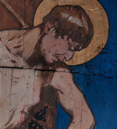 Zdjęcie nr 25: Polichromia o charakterze figuralnym i geometryczno-roślinnym pokrywa ściany i sklepienia prezbiterium, nawy, zakrystii i kruchty zachodniej. Wszystkie ściany prezbiterium do wysokości gzymsu dekorowane są pionowymi, układającymi się naprzemiennie pasami ornamentu roślinno-geometrycznego. Jeden z nich jest granatowy o motywie złotych liści dębu układających się w rozetę z ornamentem geometrycznym. Drugi pas jest żółty z motywem stylizowanych fioletowych i różowych kwiatów o zgeometryzowanych detalach. Gzyms prezbiterium i nawy w kolorze czerwonym, na nim złoty geometryczny pas oraz ornament z granatowych falistych linii wypełnionych w środku białymi punktami. 
Sklepienie prezbiterium jest niebieskie, obramione żółtym pasem z zieloną wicią roślinną, na której ułożone są naprzemiennie granatowe i różowe kwiaty. W narożach stylizowane bukiety kwiatów w kolorach zieleni, brązu i żółci. W centrum sklepienia okrągły medalion ze św. Kingą i Bolesławem Wstydliwym na tle pejzażu wielickiego z kościołem i zamkiem żupnym w oddali. Na pierwszym planie św. Kinga zwrócona jest w swoją prawą stronę, z uniesioną głową. W lewej ręce trzyma pastorał, w prawej wyciągniętej pierścień. Święta ubrana jest w czarny habit klaryski ze szkaplerzem, białą podwiką i welonem oraz czarnym płaszczem z czerwoną podszewką. Na piersi ma złoty łańcuch, na głowie mitrę książęcą. Po prawej stronie św. Kingi klęczy Bolesław Wstydliwy, który obiema rękami trzyma przy rękojeści wbity w ziemię miecz, opleciony skórzanym pasem. Książę ubrany jest w zbroję, niebieską tunikę i czerwony płaszcz spięty złotą fibulą. Na głowie ma kaptur kolczy i hełm z otwartą koroną. Medalion ze sceną ujęty jest żółtą ramą wypełnioną stylizowaną wicią roślinną z naprzemiennie występującymi granatowymi i różowymi kwiatami. Krawędź zewnętrza ozdobiona srebrzystym wieńcem z naprzemiennie ułożonego trójliścia i płomyka. 
Wszystkie ściany nawy pokryte są stylizowanym ornamentem roślinnym składającym się z zielonej wici roślinnej układającej się w regularne medaliony, w których znajdują się kwiaty czerwonego maku. 
Na ścianie północnej w dolnym pasie, pod oknem sześć ostrołukowych arkad na stylizowanych kolumienkach. W pierwszej arkadzie od strony prezbiterium postać klęczącej zakonnicy z opuszczonymi, splecionymi dłońmi, która ubrana jest w biały habit norbertański ze szkaplerzem i brązowy płaszcz z kapturem. U dołu w żółtym polu napis „S(wię)ta BRONISŁAWA”. W drugiej arkadzie królewicz klęczący przy pulpicie, zwrócony w stronę prezbiterium, w obszernym czerwonym płaszczu podbitym futrem i mitrze na głowie. U dołu w żółtym polu napis „S(wię)ty KAZIMIERZ Królewic(z)” W trzeciej arkadzie zwrócona frontalnie siedząca postać z pochyloną głową, ubrana w biały habit zakonny z czarnym płaszczem. U dołu w żółtym polu napis „Bł(ogosławiona) SALOMEA”. W następnych dwóch arkadach występuje stylizowany ornament roślinny z czterema rozetami i ze srebrnym orłem z dwiema tarczami herbowymi, pierwsza z krzyżem na piersi, druga z herbem Szreniawa poniżej. Pole szóstej arkady bez dekoracji. 
Na ścianie południowej w dolnym pasie, pod oknem trzy analogiczne arkady. W pierwszej arkadzie od strony prezbiterium frontalnie siedząca postać w stroju biskupa: białej albie, ciemnoróżowej komży z żółtą lamówką, żółtej kapie i paliuszu, na głowie ma infułę. U dołu w żółtym polu napis „Bł(ogosławiony) WINC(ENTY) KADŁUBEK”. W drugiej arkadzie  postać ukazana w pozycji stojącej, zwróconej w stronę prezbiterium, w prawej ręce trzyma pastorał, lewa w geście błogosławieństwa, ubrana w analogiczny jak poprzednia strój biskupi. U dołu w żółtym polu napis „S(wię)ty STANISŁAW SZCZEP(ANOWSKI)”. W trzeciej arkadzie frontalnie siedząca postać w stroju biskupa: ciemnoróżowej albie, żółtym ornacie, paliuszu, na głowie ma infułę. W  prawej ręce trzyma pastorał, w lewej miniaturę kościoła Mariackiego w Krakowie. Pod nim napis „Bł(ogosławiony) IVO ODROWĄŻ”. 
Sklepienie nawy ujęte ramą złożoną z kilku pasów. Zewnętrzny podzielony na kwadratowe pola, w których naprzemiennie występują dekoracyjny krzyż z kaboszonami i splecionymi literami „MS” oraz wpisany w koło czworoliść z trzema kilofami. Wewnętrzny pas jest zielony dekorowany srebrzonymi kołami, wydzielony zieloną i żółtą falowaną wstęgą. Pośrodku wschodniego pasa obramienia, przy łuku tęczowym znajduje się srebrzony orzeł z tarczą herbową z krzyżem na piersi i tarczą z herbem Szreniawa u dołu. W szponach trzyma trzy kilofy oraz wagę. U dołu znajduje się wstęga z napisem „Arma regiae liberae montanaequae / civitatis Vielicensis”. 
W centrum sklepienia nawy medalion ujęty zewnętrzną ramą utworzoną z grotów i płomieni oraz wewnętrzną z przeplatających się spiralnie wici roślinnych. W polu przedstawienie męczeństwa św. Sebastiana. Postać zwrócona w trzech czwartych w lewo, o bezwładnie opadającym ciele przywiązanym za ramiona i ugięte nogi do drzewa. Wokół głowy nimb zamknięty. Święty przesłonięty w partii podbrzusza białą draperią opadającą na ziemię, po bokach postaci. Ciało wychudzone, o podkreślonej muskulaturze, ze strzałą wbitą w pierś. Święty ukazany na tle lasu, w nocy. W narożach i na osiach sklepienia nawy bukiety kwiatów utworzonych z maków, habrów, kaczeńców i kłosów zbóż. 
W zakrystii na sklepieniu niewielkie Oko Opatrzności w glorii promienistej oraz falista bordiura. Analogiczna bordiura w kruchcie zachodniej. W południowo-zachodnim narożu kruchty północnej malowany na czarno krzyż oraz obok wyryty w drewnie napis: „BI 1898”. W dolnej partii ściany północnej przy chórze muzycznym sygnatura „Włodzimierz Tetmajer pinxit. A(NNO) D(OMINI) MCMVI.”