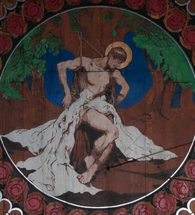 Zdjęcie nr 22: Polichromia o charakterze figuralnym i geometryczno-roślinnym pokrywa ściany i sklepienia prezbiterium, nawy, zakrystii i kruchty zachodniej. Wszystkie ściany prezbiterium do wysokości gzymsu dekorowane są pionowymi, układającymi się naprzemiennie pasami ornamentu roślinno-geometrycznego. Jeden z nich jest granatowy o motywie złotych liści dębu układających się w rozetę z ornamentem geometrycznym. Drugi pas jest żółty z motywem stylizowanych fioletowych i różowych kwiatów o zgeometryzowanych detalach. Gzyms prezbiterium i nawy w kolorze czerwonym, na nim złoty geometryczny pas oraz ornament z granatowych falistych linii wypełnionych w środku białymi punktami. 
Sklepienie prezbiterium jest niebieskie, obramione żółtym pasem z zieloną wicią roślinną, na której ułożone są naprzemiennie granatowe i różowe kwiaty. W narożach stylizowane bukiety kwiatów w kolorach zieleni, brązu i żółci. W centrum sklepienia okrągły medalion ze św. Kingą i Bolesławem Wstydliwym na tle pejzażu wielickiego z kościołem i zamkiem żupnym w oddali. Na pierwszym planie św. Kinga zwrócona jest w swoją prawą stronę, z uniesioną głową. W lewej ręce trzyma pastorał, w prawej wyciągniętej pierścień. Święta ubrana jest w czarny habit klaryski ze szkaplerzem, białą podwiką i welonem oraz czarnym płaszczem z czerwoną podszewką. Na piersi ma złoty łańcuch, na głowie mitrę książęcą. Po prawej stronie św. Kingi klęczy Bolesław Wstydliwy, który obiema rękami trzyma przy rękojeści wbity w ziemię miecz, opleciony skórzanym pasem. Książę ubrany jest w zbroję, niebieską tunikę i czerwony płaszcz spięty złotą fibulą. Na głowie ma kaptur kolczy i hełm z otwartą koroną. Medalion ze sceną ujęty jest żółtą ramą wypełnioną stylizowaną wicią roślinną z naprzemiennie występującymi granatowymi i różowymi kwiatami. Krawędź zewnętrza ozdobiona srebrzystym wieńcem z naprzemiennie ułożonego trójliścia i płomyka. 
Wszystkie ściany nawy pokryte są stylizowanym ornamentem roślinnym składającym się z zielonej wici roślinnej układającej się w regularne medaliony, w których znajdują się kwiaty czerwonego maku. 
Na ścianie północnej w dolnym pasie, pod oknem sześć ostrołukowych arkad na stylizowanych kolumienkach. W pierwszej arkadzie od strony prezbiterium postać klęczącej zakonnicy z opuszczonymi, splecionymi dłońmi, która ubrana jest w biały habit norbertański ze szkaplerzem i brązowy płaszcz z kapturem. U dołu w żółtym polu napis „S(wię)ta BRONISŁAWA”. W drugiej arkadzie królewicz klęczący przy pulpicie, zwrócony w stronę prezbiterium, w obszernym czerwonym płaszczu podbitym futrem i mitrze na głowie. U dołu w żółtym polu napis „S(wię)ty KAZIMIERZ Królewic(z)” W trzeciej arkadzie zwrócona frontalnie siedząca postać z pochyloną głową, ubrana w biały habit zakonny z czarnym płaszczem. U dołu w żółtym polu napis „Bł(ogosławiona) SALOMEA”. W następnych dwóch arkadach występuje stylizowany ornament roślinny z czterema rozetami i ze srebrnym orłem z dwiema tarczami herbowymi, pierwsza z krzyżem na piersi, druga z herbem Szreniawa poniżej. Pole szóstej arkady bez dekoracji. 
Na ścianie południowej w dolnym pasie, pod oknem trzy analogiczne arkady. W pierwszej arkadzie od strony prezbiterium frontalnie siedząca postać w stroju biskupa: białej albie, ciemnoróżowej komży z żółtą lamówką, żółtej kapie i paliuszu, na głowie ma infułę. U dołu w żółtym polu napis „Bł(ogosławiony) WINC(ENTY) KADŁUBEK”. W drugiej arkadzie  postać ukazana w pozycji stojącej, zwróconej w stronę prezbiterium, w prawej ręce trzyma pastorał, lewa w geście błogosławieństwa, ubrana w analogiczny jak poprzednia strój biskupi. U dołu w żółtym polu napis „S(wię)ty STANISŁAW SZCZEP(ANOWSKI)”. W trzeciej arkadzie frontalnie siedząca postać w stroju biskupa: ciemnoróżowej albie, żółtym ornacie, paliuszu, na głowie ma infułę. W  prawej ręce trzyma pastorał, w lewej miniaturę kościoła Mariackiego w Krakowie. Pod nim napis „Bł(ogosławiony) IVO ODROWĄŻ”. 
Sklepienie nawy ujęte ramą złożoną z kilku pasów. Zewnętrzny podzielony na kwadratowe pola, w których naprzemiennie występują dekoracyjny krzyż z kaboszonami i splecionymi literami „MS” oraz wpisany w koło czworoliść z trzema kilofami. Wewnętrzny pas jest zielony dekorowany srebrzonymi kołami, wydzielony zieloną i żółtą falowaną wstęgą. Pośrodku wschodniego pasa obramienia, przy łuku tęczowym znajduje się srebrzony orzeł z tarczą herbową z krzyżem na piersi i tarczą z herbem Szreniawa u dołu. W szponach trzyma trzy kilofy oraz wagę. U dołu znajduje się wstęga z napisem „Arma regiae liberae montanaequae / civitatis Vielicensis”. 
W centrum sklepienia nawy medalion ujęty zewnętrzną ramą utworzoną z grotów i płomieni oraz wewnętrzną z przeplatających się spiralnie wici roślinnych. W polu przedstawienie męczeństwa św. Sebastiana. Postać zwrócona w trzech czwartych w lewo, o bezwładnie opadającym ciele przywiązanym za ramiona i ugięte nogi do drzewa. Wokół głowy nimb zamknięty. Święty przesłonięty w partii podbrzusza białą draperią opadającą na ziemię, po bokach postaci. Ciało wychudzone, o podkreślonej muskulaturze, ze strzałą wbitą w pierś. Święty ukazany na tle lasu, w nocy. W narożach i na osiach sklepienia nawy bukiety kwiatów utworzonych z maków, habrów, kaczeńców i kłosów zbóż. 
W zakrystii na sklepieniu niewielkie Oko Opatrzności w glorii promienistej oraz falista bordiura. Analogiczna bordiura w kruchcie zachodniej. W południowo-zachodnim narożu kruchty północnej malowany na czarno krzyż oraz obok wyryty w drewnie napis: „BI 1898”. W dolnej partii ściany północnej przy chórze muzycznym sygnatura „Włodzimierz Tetmajer pinxit. A(NNO) D(OMINI) MCMVI.”