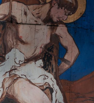 Zdjęcie nr 24: Polichromia o charakterze figuralnym i geometryczno-roślinnym pokrywa ściany i sklepienia prezbiterium, nawy, zakrystii i kruchty zachodniej. Wszystkie ściany prezbiterium do wysokości gzymsu dekorowane są pionowymi, układającymi się naprzemiennie pasami ornamentu roślinno-geometrycznego. Jeden z nich jest granatowy o motywie złotych liści dębu układających się w rozetę z ornamentem geometrycznym. Drugi pas jest żółty z motywem stylizowanych fioletowych i różowych kwiatów o zgeometryzowanych detalach. Gzyms prezbiterium i nawy w kolorze czerwonym, na nim złoty geometryczny pas oraz ornament z granatowych falistych linii wypełnionych w środku białymi punktami. 
Sklepienie prezbiterium jest niebieskie, obramione żółtym pasem z zieloną wicią roślinną, na której ułożone są naprzemiennie granatowe i różowe kwiaty. W narożach stylizowane bukiety kwiatów w kolorach zieleni, brązu i żółci. W centrum sklepienia okrągły medalion ze św. Kingą i Bolesławem Wstydliwym na tle pejzażu wielickiego z kościołem i zamkiem żupnym w oddali. Na pierwszym planie św. Kinga zwrócona jest w swoją prawą stronę, z uniesioną głową. W lewej ręce trzyma pastorał, w prawej wyciągniętej pierścień. Święta ubrana jest w czarny habit klaryski ze szkaplerzem, białą podwiką i welonem oraz czarnym płaszczem z czerwoną podszewką. Na piersi ma złoty łańcuch, na głowie mitrę książęcą. Po prawej stronie św. Kingi klęczy Bolesław Wstydliwy, który obiema rękami trzyma przy rękojeści wbity w ziemię miecz, opleciony skórzanym pasem. Książę ubrany jest w zbroję, niebieską tunikę i czerwony płaszcz spięty złotą fibulą. Na głowie ma kaptur kolczy i hełm z otwartą koroną. Medalion ze sceną ujęty jest żółtą ramą wypełnioną stylizowaną wicią roślinną z naprzemiennie występującymi granatowymi i różowymi kwiatami. Krawędź zewnętrza ozdobiona srebrzystym wieńcem z naprzemiennie ułożonego trójliścia i płomyka. 
Wszystkie ściany nawy pokryte są stylizowanym ornamentem roślinnym składającym się z zielonej wici roślinnej układającej się w regularne medaliony, w których znajdują się kwiaty czerwonego maku. 
Na ścianie północnej w dolnym pasie, pod oknem sześć ostrołukowych arkad na stylizowanych kolumienkach. W pierwszej arkadzie od strony prezbiterium postać klęczącej zakonnicy z opuszczonymi, splecionymi dłońmi, która ubrana jest w biały habit norbertański ze szkaplerzem i brązowy płaszcz z kapturem. U dołu w żółtym polu napis „S(wię)ta BRONISŁAWA”. W drugiej arkadzie królewicz klęczący przy pulpicie, zwrócony w stronę prezbiterium, w obszernym czerwonym płaszczu podbitym futrem i mitrze na głowie. U dołu w żółtym polu napis „S(wię)ty KAZIMIERZ Królewic(z)” W trzeciej arkadzie zwrócona frontalnie siedząca postać z pochyloną głową, ubrana w biały habit zakonny z czarnym płaszczem. U dołu w żółtym polu napis „Bł(ogosławiona) SALOMEA”. W następnych dwóch arkadach występuje stylizowany ornament roślinny z czterema rozetami i ze srebrnym orłem z dwiema tarczami herbowymi, pierwsza z krzyżem na piersi, druga z herbem Szreniawa poniżej. Pole szóstej arkady bez dekoracji. 
Na ścianie południowej w dolnym pasie, pod oknem trzy analogiczne arkady. W pierwszej arkadzie od strony prezbiterium frontalnie siedząca postać w stroju biskupa: białej albie, ciemnoróżowej komży z żółtą lamówką, żółtej kapie i paliuszu, na głowie ma infułę. U dołu w żółtym polu napis „Bł(ogosławiony) WINC(ENTY) KADŁUBEK”. W drugiej arkadzie  postać ukazana w pozycji stojącej, zwróconej w stronę prezbiterium, w prawej ręce trzyma pastorał, lewa w geście błogosławieństwa, ubrana w analogiczny jak poprzednia strój biskupi. U dołu w żółtym polu napis „S(wię)ty STANISŁAW SZCZEP(ANOWSKI)”. W trzeciej arkadzie frontalnie siedząca postać w stroju biskupa: ciemnoróżowej albie, żółtym ornacie, paliuszu, na głowie ma infułę. W  prawej ręce trzyma pastorał, w lewej miniaturę kościoła Mariackiego w Krakowie. Pod nim napis „Bł(ogosławiony) IVO ODROWĄŻ”. 
Sklepienie nawy ujęte ramą złożoną z kilku pasów. Zewnętrzny podzielony na kwadratowe pola, w których naprzemiennie występują dekoracyjny krzyż z kaboszonami i splecionymi literami „MS” oraz wpisany w koło czworoliść z trzema kilofami. Wewnętrzny pas jest zielony dekorowany srebrzonymi kołami, wydzielony zieloną i żółtą falowaną wstęgą. Pośrodku wschodniego pasa obramienia, przy łuku tęczowym znajduje się srebrzony orzeł z tarczą herbową z krzyżem na piersi i tarczą z herbem Szreniawa u dołu. W szponach trzyma trzy kilofy oraz wagę. U dołu znajduje się wstęga z napisem „Arma regiae liberae montanaequae / civitatis Vielicensis”. 
W centrum sklepienia nawy medalion ujęty zewnętrzną ramą utworzoną z grotów i płomieni oraz wewnętrzną z przeplatających się spiralnie wici roślinnych. W polu przedstawienie męczeństwa św. Sebastiana. Postać zwrócona w trzech czwartych w lewo, o bezwładnie opadającym ciele przywiązanym za ramiona i ugięte nogi do drzewa. Wokół głowy nimb zamknięty. Święty przesłonięty w partii podbrzusza białą draperią opadającą na ziemię, po bokach postaci. Ciało wychudzone, o podkreślonej muskulaturze, ze strzałą wbitą w pierś. Święty ukazany na tle lasu, w nocy. W narożach i na osiach sklepienia nawy bukiety kwiatów utworzonych z maków, habrów, kaczeńców i kłosów zbóż. 
W zakrystii na sklepieniu niewielkie Oko Opatrzności w glorii promienistej oraz falista bordiura. Analogiczna bordiura w kruchcie zachodniej. W południowo-zachodnim narożu kruchty północnej malowany na czarno krzyż oraz obok wyryty w drewnie napis: „BI 1898”. W dolnej partii ściany północnej przy chórze muzycznym sygnatura „Włodzimierz Tetmajer pinxit. A(NNO) D(OMINI) MCMVI.”