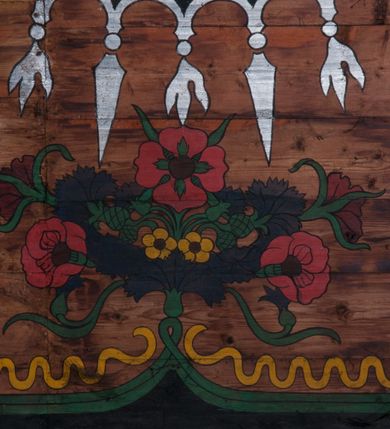 Zdjęcie nr 41: Polichromia o charakterze figuralnym i geometryczno-roślinnym pokrywa ściany i sklepienia prezbiterium, nawy, zakrystii i kruchty zachodniej. Wszystkie ściany prezbiterium do wysokości gzymsu dekorowane są pionowymi, układającymi się naprzemiennie pasami ornamentu roślinno-geometrycznego. Jeden z nich jest granatowy o motywie złotych liści dębu układających się w rozetę z ornamentem geometrycznym. Drugi pas jest żółty z motywem stylizowanych fioletowych i różowych kwiatów o zgeometryzowanych detalach. Gzyms prezbiterium i nawy w kolorze czerwonym, na nim złoty geometryczny pas oraz ornament z granatowych falistych linii wypełnionych w środku białymi punktami. 
Sklepienie prezbiterium jest niebieskie, obramione żółtym pasem z zieloną wicią roślinną, na której ułożone są naprzemiennie granatowe i różowe kwiaty. W narożach stylizowane bukiety kwiatów w kolorach zieleni, brązu i żółci. W centrum sklepienia okrągły medalion ze św. Kingą i Bolesławem Wstydliwym na tle pejzażu wielickiego z kościołem i zamkiem żupnym w oddali. Na pierwszym planie św. Kinga zwrócona jest w swoją prawą stronę, z uniesioną głową. W lewej ręce trzyma pastorał, w prawej wyciągniętej pierścień. Święta ubrana jest w czarny habit klaryski ze szkaplerzem, białą podwiką i welonem oraz czarnym płaszczem z czerwoną podszewką. Na piersi ma złoty łańcuch, na głowie mitrę książęcą. Po prawej stronie św. Kingi klęczy Bolesław Wstydliwy, który obiema rękami trzyma przy rękojeści wbity w ziemię miecz, opleciony skórzanym pasem. Książę ubrany jest w zbroję, niebieską tunikę i czerwony płaszcz spięty złotą fibulą. Na głowie ma kaptur kolczy i hełm z otwartą koroną. Medalion ze sceną ujęty jest żółtą ramą wypełnioną stylizowaną wicią roślinną z naprzemiennie występującymi granatowymi i różowymi kwiatami. Krawędź zewnętrza ozdobiona srebrzystym wieńcem z naprzemiennie ułożonego trójliścia i płomyka. 
Wszystkie ściany nawy pokryte są stylizowanym ornamentem roślinnym składającym się z zielonej wici roślinnej układającej się w regularne medaliony, w których znajdują się kwiaty czerwonego maku. 
Na ścianie północnej w dolnym pasie, pod oknem sześć ostrołukowych arkad na stylizowanych kolumienkach. W pierwszej arkadzie od strony prezbiterium postać klęczącej zakonnicy z opuszczonymi, splecionymi dłońmi, która ubrana jest w biały habit norbertański ze szkaplerzem i brązowy płaszcz z kapturem. U dołu w żółtym polu napis „S(wię)ta BRONISŁAWA”. W drugiej arkadzie królewicz klęczący przy pulpicie, zwrócony w stronę prezbiterium, w obszernym czerwonym płaszczu podbitym futrem i mitrze na głowie. U dołu w żółtym polu napis „S(wię)ty KAZIMIERZ Królewic(z)” W trzeciej arkadzie zwrócona frontalnie siedząca postać z pochyloną głową, ubrana w biały habit zakonny z czarnym płaszczem. U dołu w żółtym polu napis „Bł(ogosławiona) SALOMEA”. W następnych dwóch arkadach występuje stylizowany ornament roślinny z czterema rozetami i ze srebrnym orłem z dwiema tarczami herbowymi, pierwsza z krzyżem na piersi, druga z herbem Szreniawa poniżej. Pole szóstej arkady bez dekoracji. 
Na ścianie południowej w dolnym pasie, pod oknem trzy analogiczne arkady. W pierwszej arkadzie od strony prezbiterium frontalnie siedząca postać w stroju biskupa: białej albie, ciemnoróżowej komży z żółtą lamówką, żółtej kapie i paliuszu, na głowie ma infułę. U dołu w żółtym polu napis „Bł(ogosławiony) WINC(ENTY) KADŁUBEK”. W drugiej arkadzie  postać ukazana w pozycji stojącej, zwróconej w stronę prezbiterium, w prawej ręce trzyma pastorał, lewa w geście błogosławieństwa, ubrana w analogiczny jak poprzednia strój biskupi. U dołu w żółtym polu napis „S(wię)ty STANISŁAW SZCZEP(ANOWSKI)”. W trzeciej arkadzie frontalnie siedząca postać w stroju biskupa: ciemnoróżowej albie, żółtym ornacie, paliuszu, na głowie ma infułę. W  prawej ręce trzyma pastorał, w lewej miniaturę kościoła Mariackiego w Krakowie. Pod nim napis „Bł(ogosławiony) IVO ODROWĄŻ”. 
Sklepienie nawy ujęte ramą złożoną z kilku pasów. Zewnętrzny podzielony na kwadratowe pola, w których naprzemiennie występują dekoracyjny krzyż z kaboszonami i splecionymi literami „MS” oraz wpisany w koło czworoliść z trzema kilofami. Wewnętrzny pas jest zielony dekorowany srebrzonymi kołami, wydzielony zieloną i żółtą falowaną wstęgą. Pośrodku wschodniego pasa obramienia, przy łuku tęczowym znajduje się srebrzony orzeł z tarczą herbową z krzyżem na piersi i tarczą z herbem Szreniawa u dołu. W szponach trzyma trzy kilofy oraz wagę. U dołu znajduje się wstęga z napisem „Arma regiae liberae montanaequae / civitatis Vielicensis”. 
W centrum sklepienia nawy medalion ujęty zewnętrzną ramą utworzoną z grotów i płomieni oraz wewnętrzną z przeplatających się spiralnie wici roślinnych. W polu przedstawienie męczeństwa św. Sebastiana. Postać zwrócona w trzech czwartych w lewo, o bezwładnie opadającym ciele przywiązanym za ramiona i ugięte nogi do drzewa. Wokół głowy nimb zamknięty. Święty przesłonięty w partii podbrzusza białą draperią opadającą na ziemię, po bokach postaci. Ciało wychudzone, o podkreślonej muskulaturze, ze strzałą wbitą w pierś. Święty ukazany na tle lasu, w nocy. W narożach i na osiach sklepienia nawy bukiety kwiatów utworzonych z maków, habrów, kaczeńców i kłosów zbóż. 
W zakrystii na sklepieniu niewielkie Oko Opatrzności w glorii promienistej oraz falista bordiura. Analogiczna bordiura w kruchcie zachodniej. W południowo-zachodnim narożu kruchty północnej malowany na czarno krzyż oraz obok wyryty w drewnie napis: „BI 1898”. W dolnej partii ściany północnej przy chórze muzycznym sygnatura „Włodzimierz Tetmajer pinxit. A(NNO) D(OMINI) MCMVI.”