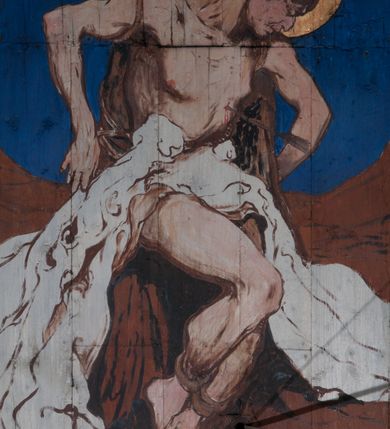 Zdjęcie nr 23: Polichromia o charakterze figuralnym i geometryczno-roślinnym pokrywa ściany i sklepienia prezbiterium, nawy, zakrystii i kruchty zachodniej. Wszystkie ściany prezbiterium do wysokości gzymsu dekorowane są pionowymi, układającymi się naprzemiennie pasami ornamentu roślinno-geometrycznego. Jeden z nich jest granatowy o motywie złotych liści dębu układających się w rozetę z ornamentem geometrycznym. Drugi pas jest żółty z motywem stylizowanych fioletowych i różowych kwiatów o zgeometryzowanych detalach. Gzyms prezbiterium i nawy w kolorze czerwonym, na nim złoty geometryczny pas oraz ornament z granatowych falistych linii wypełnionych w środku białymi punktami. 
Sklepienie prezbiterium jest niebieskie, obramione żółtym pasem z zieloną wicią roślinną, na której ułożone są naprzemiennie granatowe i różowe kwiaty. W narożach stylizowane bukiety kwiatów w kolorach zieleni, brązu i żółci. W centrum sklepienia okrągły medalion ze św. Kingą i Bolesławem Wstydliwym na tle pejzażu wielickiego z kościołem i zamkiem żupnym w oddali. Na pierwszym planie św. Kinga zwrócona jest w swoją prawą stronę, z uniesioną głową. W lewej ręce trzyma pastorał, w prawej wyciągniętej pierścień. Święta ubrana jest w czarny habit klaryski ze szkaplerzem, białą podwiką i welonem oraz czarnym płaszczem z czerwoną podszewką. Na piersi ma złoty łańcuch, na głowie mitrę książęcą. Po prawej stronie św. Kingi klęczy Bolesław Wstydliwy, który obiema rękami trzyma przy rękojeści wbity w ziemię miecz, opleciony skórzanym pasem. Książę ubrany jest w zbroję, niebieską tunikę i czerwony płaszcz spięty złotą fibulą. Na głowie ma kaptur kolczy i hełm z otwartą koroną. Medalion ze sceną ujęty jest żółtą ramą wypełnioną stylizowaną wicią roślinną z naprzemiennie występującymi granatowymi i różowymi kwiatami. Krawędź zewnętrza ozdobiona srebrzystym wieńcem z naprzemiennie ułożonego trójliścia i płomyka. 
Wszystkie ściany nawy pokryte są stylizowanym ornamentem roślinnym składającym się z zielonej wici roślinnej układającej się w regularne medaliony, w których znajdują się kwiaty czerwonego maku. 
Na ścianie północnej w dolnym pasie, pod oknem sześć ostrołukowych arkad na stylizowanych kolumienkach. W pierwszej arkadzie od strony prezbiterium postać klęczącej zakonnicy z opuszczonymi, splecionymi dłońmi, która ubrana jest w biały habit norbertański ze szkaplerzem i brązowy płaszcz z kapturem. U dołu w żółtym polu napis „S(wię)ta BRONISŁAWA”. W drugiej arkadzie królewicz klęczący przy pulpicie, zwrócony w stronę prezbiterium, w obszernym czerwonym płaszczu podbitym futrem i mitrze na głowie. U dołu w żółtym polu napis „S(wię)ty KAZIMIERZ Królewic(z)” W trzeciej arkadzie zwrócona frontalnie siedząca postać z pochyloną głową, ubrana w biały habit zakonny z czarnym płaszczem. U dołu w żółtym polu napis „Bł(ogosławiona) SALOMEA”. W następnych dwóch arkadach występuje stylizowany ornament roślinny z czterema rozetami i ze srebrnym orłem z dwiema tarczami herbowymi, pierwsza z krzyżem na piersi, druga z herbem Szreniawa poniżej. Pole szóstej arkady bez dekoracji. 
Na ścianie południowej w dolnym pasie, pod oknem trzy analogiczne arkady. W pierwszej arkadzie od strony prezbiterium frontalnie siedząca postać w stroju biskupa: białej albie, ciemnoróżowej komży z żółtą lamówką, żółtej kapie i paliuszu, na głowie ma infułę. U dołu w żółtym polu napis „Bł(ogosławiony) WINC(ENTY) KADŁUBEK”. W drugiej arkadzie  postać ukazana w pozycji stojącej, zwróconej w stronę prezbiterium, w prawej ręce trzyma pastorał, lewa w geście błogosławieństwa, ubrana w analogiczny jak poprzednia strój biskupi. U dołu w żółtym polu napis „S(wię)ty STANISŁAW SZCZEP(ANOWSKI)”. W trzeciej arkadzie frontalnie siedząca postać w stroju biskupa: ciemnoróżowej albie, żółtym ornacie, paliuszu, na głowie ma infułę. W  prawej ręce trzyma pastorał, w lewej miniaturę kościoła Mariackiego w Krakowie. Pod nim napis „Bł(ogosławiony) IVO ODROWĄŻ”. 
Sklepienie nawy ujęte ramą złożoną z kilku pasów. Zewnętrzny podzielony na kwadratowe pola, w których naprzemiennie występują dekoracyjny krzyż z kaboszonami i splecionymi literami „MS” oraz wpisany w koło czworoliść z trzema kilofami. Wewnętrzny pas jest zielony dekorowany srebrzonymi kołami, wydzielony zieloną i żółtą falowaną wstęgą. Pośrodku wschodniego pasa obramienia, przy łuku tęczowym znajduje się srebrzony orzeł z tarczą herbową z krzyżem na piersi i tarczą z herbem Szreniawa u dołu. W szponach trzyma trzy kilofy oraz wagę. U dołu znajduje się wstęga z napisem „Arma regiae liberae montanaequae / civitatis Vielicensis”. 
W centrum sklepienia nawy medalion ujęty zewnętrzną ramą utworzoną z grotów i płomieni oraz wewnętrzną z przeplatających się spiralnie wici roślinnych. W polu przedstawienie męczeństwa św. Sebastiana. Postać zwrócona w trzech czwartych w lewo, o bezwładnie opadającym ciele przywiązanym za ramiona i ugięte nogi do drzewa. Wokół głowy nimb zamknięty. Święty przesłonięty w partii podbrzusza białą draperią opadającą na ziemię, po bokach postaci. Ciało wychudzone, o podkreślonej muskulaturze, ze strzałą wbitą w pierś. Święty ukazany na tle lasu, w nocy. W narożach i na osiach sklepienia nawy bukiety kwiatów utworzonych z maków, habrów, kaczeńców i kłosów zbóż. 
W zakrystii na sklepieniu niewielkie Oko Opatrzności w glorii promienistej oraz falista bordiura. Analogiczna bordiura w kruchcie zachodniej. W południowo-zachodnim narożu kruchty północnej malowany na czarno krzyż oraz obok wyryty w drewnie napis: „BI 1898”. W dolnej partii ściany północnej przy chórze muzycznym sygnatura „Włodzimierz Tetmajer pinxit. A(NNO) D(OMINI) MCMVI.”