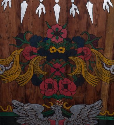 Zdjęcie nr 40: Polichromia o charakterze figuralnym i geometryczno-roślinnym pokrywa ściany i sklepienia prezbiterium, nawy, zakrystii i kruchty zachodniej. Wszystkie ściany prezbiterium do wysokości gzymsu dekorowane są pionowymi, układającymi się naprzemiennie pasami ornamentu roślinno-geometrycznego. Jeden z nich jest granatowy o motywie złotych liści dębu układających się w rozetę z ornamentem geometrycznym. Drugi pas jest żółty z motywem stylizowanych fioletowych i różowych kwiatów o zgeometryzowanych detalach. Gzyms prezbiterium i nawy w kolorze czerwonym, na nim złoty geometryczny pas oraz ornament z granatowych falistych linii wypełnionych w środku białymi punktami. 
Sklepienie prezbiterium jest niebieskie, obramione żółtym pasem z zieloną wicią roślinną, na której ułożone są naprzemiennie granatowe i różowe kwiaty. W narożach stylizowane bukiety kwiatów w kolorach zieleni, brązu i żółci. W centrum sklepienia okrągły medalion ze św. Kingą i Bolesławem Wstydliwym na tle pejzażu wielickiego z kościołem i zamkiem żupnym w oddali. Na pierwszym planie św. Kinga zwrócona jest w swoją prawą stronę, z uniesioną głową. W lewej ręce trzyma pastorał, w prawej wyciągniętej pierścień. Święta ubrana jest w czarny habit klaryski ze szkaplerzem, białą podwiką i welonem oraz czarnym płaszczem z czerwoną podszewką. Na piersi ma złoty łańcuch, na głowie mitrę książęcą. Po prawej stronie św. Kingi klęczy Bolesław Wstydliwy, który obiema rękami trzyma przy rękojeści wbity w ziemię miecz, opleciony skórzanym pasem. Książę ubrany jest w zbroję, niebieską tunikę i czerwony płaszcz spięty złotą fibulą. Na głowie ma kaptur kolczy i hełm z otwartą koroną. Medalion ze sceną ujęty jest żółtą ramą wypełnioną stylizowaną wicią roślinną z naprzemiennie występującymi granatowymi i różowymi kwiatami. Krawędź zewnętrza ozdobiona srebrzystym wieńcem z naprzemiennie ułożonego trójliścia i płomyka. 
Wszystkie ściany nawy pokryte są stylizowanym ornamentem roślinnym składającym się z zielonej wici roślinnej układającej się w regularne medaliony, w których znajdują się kwiaty czerwonego maku. 
Na ścianie północnej w dolnym pasie, pod oknem sześć ostrołukowych arkad na stylizowanych kolumienkach. W pierwszej arkadzie od strony prezbiterium postać klęczącej zakonnicy z opuszczonymi, splecionymi dłońmi, która ubrana jest w biały habit norbertański ze szkaplerzem i brązowy płaszcz z kapturem. U dołu w żółtym polu napis „S(wię)ta BRONISŁAWA”. W drugiej arkadzie królewicz klęczący przy pulpicie, zwrócony w stronę prezbiterium, w obszernym czerwonym płaszczu podbitym futrem i mitrze na głowie. U dołu w żółtym polu napis „S(wię)ty KAZIMIERZ Królewic(z)” W trzeciej arkadzie zwrócona frontalnie siedząca postać z pochyloną głową, ubrana w biały habit zakonny z czarnym płaszczem. U dołu w żółtym polu napis „Bł(ogosławiona) SALOMEA”. W następnych dwóch arkadach występuje stylizowany ornament roślinny z czterema rozetami i ze srebrnym orłem z dwiema tarczami herbowymi, pierwsza z krzyżem na piersi, druga z herbem Szreniawa poniżej. Pole szóstej arkady bez dekoracji. 
Na ścianie południowej w dolnym pasie, pod oknem trzy analogiczne arkady. W pierwszej arkadzie od strony prezbiterium frontalnie siedząca postać w stroju biskupa: białej albie, ciemnoróżowej komży z żółtą lamówką, żółtej kapie i paliuszu, na głowie ma infułę. U dołu w żółtym polu napis „Bł(ogosławiony) WINC(ENTY) KADŁUBEK”. W drugiej arkadzie  postać ukazana w pozycji stojącej, zwróconej w stronę prezbiterium, w prawej ręce trzyma pastorał, lewa w geście błogosławieństwa, ubrana w analogiczny jak poprzednia strój biskupi. U dołu w żółtym polu napis „S(wię)ty STANISŁAW SZCZEP(ANOWSKI)”. W trzeciej arkadzie frontalnie siedząca postać w stroju biskupa: ciemnoróżowej albie, żółtym ornacie, paliuszu, na głowie ma infułę. W  prawej ręce trzyma pastorał, w lewej miniaturę kościoła Mariackiego w Krakowie. Pod nim napis „Bł(ogosławiony) IVO ODROWĄŻ”. 
Sklepienie nawy ujęte ramą złożoną z kilku pasów. Zewnętrzny podzielony na kwadratowe pola, w których naprzemiennie występują dekoracyjny krzyż z kaboszonami i splecionymi literami „MS” oraz wpisany w koło czworoliść z trzema kilofami. Wewnętrzny pas jest zielony dekorowany srebrzonymi kołami, wydzielony zieloną i żółtą falowaną wstęgą. Pośrodku wschodniego pasa obramienia, przy łuku tęczowym znajduje się srebrzony orzeł z tarczą herbową z krzyżem na piersi i tarczą z herbem Szreniawa u dołu. W szponach trzyma trzy kilofy oraz wagę. U dołu znajduje się wstęga z napisem „Arma regiae liberae montanaequae / civitatis Vielicensis”. 
W centrum sklepienia nawy medalion ujęty zewnętrzną ramą utworzoną z grotów i płomieni oraz wewnętrzną z przeplatających się spiralnie wici roślinnych. W polu przedstawienie męczeństwa św. Sebastiana. Postać zwrócona w trzech czwartych w lewo, o bezwładnie opadającym ciele przywiązanym za ramiona i ugięte nogi do drzewa. Wokół głowy nimb zamknięty. Święty przesłonięty w partii podbrzusza białą draperią opadającą na ziemię, po bokach postaci. Ciało wychudzone, o podkreślonej muskulaturze, ze strzałą wbitą w pierś. Święty ukazany na tle lasu, w nocy. W narożach i na osiach sklepienia nawy bukiety kwiatów utworzonych z maków, habrów, kaczeńców i kłosów zbóż. 
W zakrystii na sklepieniu niewielkie Oko Opatrzności w glorii promienistej oraz falista bordiura. Analogiczna bordiura w kruchcie zachodniej. W południowo-zachodnim narożu kruchty północnej malowany na czarno krzyż oraz obok wyryty w drewnie napis: „BI 1898”. W dolnej partii ściany północnej przy chórze muzycznym sygnatura „Włodzimierz Tetmajer pinxit. A(NNO) D(OMINI) MCMVI.”