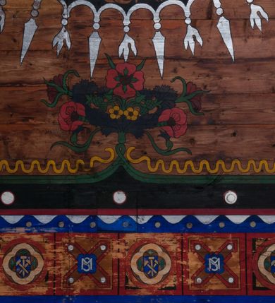 Zdjęcie nr 39: Polichromia o charakterze figuralnym i geometryczno-roślinnym pokrywa ściany i sklepienia prezbiterium, nawy, zakrystii i kruchty zachodniej. Wszystkie ściany prezbiterium do wysokości gzymsu dekorowane są pionowymi, układającymi się naprzemiennie pasami ornamentu roślinno-geometrycznego. Jeden z nich jest granatowy o motywie złotych liści dębu układających się w rozetę z ornamentem geometrycznym. Drugi pas jest żółty z motywem stylizowanych fioletowych i różowych kwiatów o zgeometryzowanych detalach. Gzyms prezbiterium i nawy w kolorze czerwonym, na nim złoty geometryczny pas oraz ornament z granatowych falistych linii wypełnionych w środku białymi punktami. 
Sklepienie prezbiterium jest niebieskie, obramione żółtym pasem z zieloną wicią roślinną, na której ułożone są naprzemiennie granatowe i różowe kwiaty. W narożach stylizowane bukiety kwiatów w kolorach zieleni, brązu i żółci. W centrum sklepienia okrągły medalion ze św. Kingą i Bolesławem Wstydliwym na tle pejzażu wielickiego z kościołem i zamkiem żupnym w oddali. Na pierwszym planie św. Kinga zwrócona jest w swoją prawą stronę, z uniesioną głową. W lewej ręce trzyma pastorał, w prawej wyciągniętej pierścień. Święta ubrana jest w czarny habit klaryski ze szkaplerzem, białą podwiką i welonem oraz czarnym płaszczem z czerwoną podszewką. Na piersi ma złoty łańcuch, na głowie mitrę książęcą. Po prawej stronie św. Kingi klęczy Bolesław Wstydliwy, który obiema rękami trzyma przy rękojeści wbity w ziemię miecz, opleciony skórzanym pasem. Książę ubrany jest w zbroję, niebieską tunikę i czerwony płaszcz spięty złotą fibulą. Na głowie ma kaptur kolczy i hełm z otwartą koroną. Medalion ze sceną ujęty jest żółtą ramą wypełnioną stylizowaną wicią roślinną z naprzemiennie występującymi granatowymi i różowymi kwiatami. Krawędź zewnętrza ozdobiona srebrzystym wieńcem z naprzemiennie ułożonego trójliścia i płomyka. 
Wszystkie ściany nawy pokryte są stylizowanym ornamentem roślinnym składającym się z zielonej wici roślinnej układającej się w regularne medaliony, w których znajdują się kwiaty czerwonego maku. 
Na ścianie północnej w dolnym pasie, pod oknem sześć ostrołukowych arkad na stylizowanych kolumienkach. W pierwszej arkadzie od strony prezbiterium postać klęczącej zakonnicy z opuszczonymi, splecionymi dłońmi, która ubrana jest w biały habit norbertański ze szkaplerzem i brązowy płaszcz z kapturem. U dołu w żółtym polu napis „S(wię)ta BRONISŁAWA”. W drugiej arkadzie królewicz klęczący przy pulpicie, zwrócony w stronę prezbiterium, w obszernym czerwonym płaszczu podbitym futrem i mitrze na głowie. U dołu w żółtym polu napis „S(wię)ty KAZIMIERZ Królewic(z)” W trzeciej arkadzie zwrócona frontalnie siedząca postać z pochyloną głową, ubrana w biały habit zakonny z czarnym płaszczem. U dołu w żółtym polu napis „Bł(ogosławiona) SALOMEA”. W następnych dwóch arkadach występuje stylizowany ornament roślinny z czterema rozetami i ze srebrnym orłem z dwiema tarczami herbowymi, pierwsza z krzyżem na piersi, druga z herbem Szreniawa poniżej. Pole szóstej arkady bez dekoracji. 
Na ścianie południowej w dolnym pasie, pod oknem trzy analogiczne arkady. W pierwszej arkadzie od strony prezbiterium frontalnie siedząca postać w stroju biskupa: białej albie, ciemnoróżowej komży z żółtą lamówką, żółtej kapie i paliuszu, na głowie ma infułę. U dołu w żółtym polu napis „Bł(ogosławiony) WINC(ENTY) KADŁUBEK”. W drugiej arkadzie  postać ukazana w pozycji stojącej, zwróconej w stronę prezbiterium, w prawej ręce trzyma pastorał, lewa w geście błogosławieństwa, ubrana w analogiczny jak poprzednia strój biskupi. U dołu w żółtym polu napis „S(wię)ty STANISŁAW SZCZEP(ANOWSKI)”. W trzeciej arkadzie frontalnie siedząca postać w stroju biskupa: ciemnoróżowej albie, żółtym ornacie, paliuszu, na głowie ma infułę. W  prawej ręce trzyma pastorał, w lewej miniaturę kościoła Mariackiego w Krakowie. Pod nim napis „Bł(ogosławiony) IVO ODROWĄŻ”. 
Sklepienie nawy ujęte ramą złożoną z kilku pasów. Zewnętrzny podzielony na kwadratowe pola, w których naprzemiennie występują dekoracyjny krzyż z kaboszonami i splecionymi literami „MS” oraz wpisany w koło czworoliść z trzema kilofami. Wewnętrzny pas jest zielony dekorowany srebrzonymi kołami, wydzielony zieloną i żółtą falowaną wstęgą. Pośrodku wschodniego pasa obramienia, przy łuku tęczowym znajduje się srebrzony orzeł z tarczą herbową z krzyżem na piersi i tarczą z herbem Szreniawa u dołu. W szponach trzyma trzy kilofy oraz wagę. U dołu znajduje się wstęga z napisem „Arma regiae liberae montanaequae / civitatis Vielicensis”. 
W centrum sklepienia nawy medalion ujęty zewnętrzną ramą utworzoną z grotów i płomieni oraz wewnętrzną z przeplatających się spiralnie wici roślinnych. W polu przedstawienie męczeństwa św. Sebastiana. Postać zwrócona w trzech czwartych w lewo, o bezwładnie opadającym ciele przywiązanym za ramiona i ugięte nogi do drzewa. Wokół głowy nimb zamknięty. Święty przesłonięty w partii podbrzusza białą draperią opadającą na ziemię, po bokach postaci. Ciało wychudzone, o podkreślonej muskulaturze, ze strzałą wbitą w pierś. Święty ukazany na tle lasu, w nocy. W narożach i na osiach sklepienia nawy bukiety kwiatów utworzonych z maków, habrów, kaczeńców i kłosów zbóż. 
W zakrystii na sklepieniu niewielkie Oko Opatrzności w glorii promienistej oraz falista bordiura. Analogiczna bordiura w kruchcie zachodniej. W południowo-zachodnim narożu kruchty północnej malowany na czarno krzyż oraz obok wyryty w drewnie napis: „BI 1898”. W dolnej partii ściany północnej przy chórze muzycznym sygnatura „Włodzimierz Tetmajer pinxit. A(NNO) D(OMINI) MCMVI.”