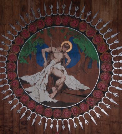 Zdjęcie nr 21: Polichromia o charakterze figuralnym i geometryczno-roślinnym pokrywa ściany i sklepienia prezbiterium, nawy, zakrystii i kruchty zachodniej. Wszystkie ściany prezbiterium do wysokości gzymsu dekorowane są pionowymi, układającymi się naprzemiennie pasami ornamentu roślinno-geometrycznego. Jeden z nich jest granatowy o motywie złotych liści dębu układających się w rozetę z ornamentem geometrycznym. Drugi pas jest żółty z motywem stylizowanych fioletowych i różowych kwiatów o zgeometryzowanych detalach. Gzyms prezbiterium i nawy w kolorze czerwonym, na nim złoty geometryczny pas oraz ornament z granatowych falistych linii wypełnionych w środku białymi punktami. 
Sklepienie prezbiterium jest niebieskie, obramione żółtym pasem z zieloną wicią roślinną, na której ułożone są naprzemiennie granatowe i różowe kwiaty. W narożach stylizowane bukiety kwiatów w kolorach zieleni, brązu i żółci. W centrum sklepienia okrągły medalion ze św. Kingą i Bolesławem Wstydliwym na tle pejzażu wielickiego z kościołem i zamkiem żupnym w oddali. Na pierwszym planie św. Kinga zwrócona jest w swoją prawą stronę, z uniesioną głową. W lewej ręce trzyma pastorał, w prawej wyciągniętej pierścień. Święta ubrana jest w czarny habit klaryski ze szkaplerzem, białą podwiką i welonem oraz czarnym płaszczem z czerwoną podszewką. Na piersi ma złoty łańcuch, na głowie mitrę książęcą. Po prawej stronie św. Kingi klęczy Bolesław Wstydliwy, który obiema rękami trzyma przy rękojeści wbity w ziemię miecz, opleciony skórzanym pasem. Książę ubrany jest w zbroję, niebieską tunikę i czerwony płaszcz spięty złotą fibulą. Na głowie ma kaptur kolczy i hełm z otwartą koroną. Medalion ze sceną ujęty jest żółtą ramą wypełnioną stylizowaną wicią roślinną z naprzemiennie występującymi granatowymi i różowymi kwiatami. Krawędź zewnętrza ozdobiona srebrzystym wieńcem z naprzemiennie ułożonego trójliścia i płomyka. 
Wszystkie ściany nawy pokryte są stylizowanym ornamentem roślinnym składającym się z zielonej wici roślinnej układającej się w regularne medaliony, w których znajdują się kwiaty czerwonego maku. 
Na ścianie północnej w dolnym pasie, pod oknem sześć ostrołukowych arkad na stylizowanych kolumienkach. W pierwszej arkadzie od strony prezbiterium postać klęczącej zakonnicy z opuszczonymi, splecionymi dłońmi, która ubrana jest w biały habit norbertański ze szkaplerzem i brązowy płaszcz z kapturem. U dołu w żółtym polu napis „S(wię)ta BRONISŁAWA”. W drugiej arkadzie królewicz klęczący przy pulpicie, zwrócony w stronę prezbiterium, w obszernym czerwonym płaszczu podbitym futrem i mitrze na głowie. U dołu w żółtym polu napis „S(wię)ty KAZIMIERZ Królewic(z)” W trzeciej arkadzie zwrócona frontalnie siedząca postać z pochyloną głową, ubrana w biały habit zakonny z czarnym płaszczem. U dołu w żółtym polu napis „Bł(ogosławiona) SALOMEA”. W następnych dwóch arkadach występuje stylizowany ornament roślinny z czterema rozetami i ze srebrnym orłem z dwiema tarczami herbowymi, pierwsza z krzyżem na piersi, druga z herbem Szreniawa poniżej. Pole szóstej arkady bez dekoracji. 
Na ścianie południowej w dolnym pasie, pod oknem trzy analogiczne arkady. W pierwszej arkadzie od strony prezbiterium frontalnie siedząca postać w stroju biskupa: białej albie, ciemnoróżowej komży z żółtą lamówką, żółtej kapie i paliuszu, na głowie ma infułę. U dołu w żółtym polu napis „Bł(ogosławiony) WINC(ENTY) KADŁUBEK”. W drugiej arkadzie  postać ukazana w pozycji stojącej, zwróconej w stronę prezbiterium, w prawej ręce trzyma pastorał, lewa w geście błogosławieństwa, ubrana w analogiczny jak poprzednia strój biskupi. U dołu w żółtym polu napis „S(wię)ty STANISŁAW SZCZEP(ANOWSKI)”. W trzeciej arkadzie frontalnie siedząca postać w stroju biskupa: ciemnoróżowej albie, żółtym ornacie, paliuszu, na głowie ma infułę. W  prawej ręce trzyma pastorał, w lewej miniaturę kościoła Mariackiego w Krakowie. Pod nim napis „Bł(ogosławiony) IVO ODROWĄŻ”. 
Sklepienie nawy ujęte ramą złożoną z kilku pasów. Zewnętrzny podzielony na kwadratowe pola, w których naprzemiennie występują dekoracyjny krzyż z kaboszonami i splecionymi literami „MS” oraz wpisany w koło czworoliść z trzema kilofami. Wewnętrzny pas jest zielony dekorowany srebrzonymi kołami, wydzielony zieloną i żółtą falowaną wstęgą. Pośrodku wschodniego pasa obramienia, przy łuku tęczowym znajduje się srebrzony orzeł z tarczą herbową z krzyżem na piersi i tarczą z herbem Szreniawa u dołu. W szponach trzyma trzy kilofy oraz wagę. U dołu znajduje się wstęga z napisem „Arma regiae liberae montanaequae / civitatis Vielicensis”. 
W centrum sklepienia nawy medalion ujęty zewnętrzną ramą utworzoną z grotów i płomieni oraz wewnętrzną z przeplatających się spiralnie wici roślinnych. W polu przedstawienie męczeństwa św. Sebastiana. Postać zwrócona w trzech czwartych w lewo, o bezwładnie opadającym ciele przywiązanym za ramiona i ugięte nogi do drzewa. Wokół głowy nimb zamknięty. Święty przesłonięty w partii podbrzusza białą draperią opadającą na ziemię, po bokach postaci. Ciało wychudzone, o podkreślonej muskulaturze, ze strzałą wbitą w pierś. Święty ukazany na tle lasu, w nocy. W narożach i na osiach sklepienia nawy bukiety kwiatów utworzonych z maków, habrów, kaczeńców i kłosów zbóż. 
W zakrystii na sklepieniu niewielkie Oko Opatrzności w glorii promienistej oraz falista bordiura. Analogiczna bordiura w kruchcie zachodniej. W południowo-zachodnim narożu kruchty północnej malowany na czarno krzyż oraz obok wyryty w drewnie napis: „BI 1898”. W dolnej partii ściany północnej przy chórze muzycznym sygnatura „Włodzimierz Tetmajer pinxit. A(NNO) D(OMINI) MCMVI.”