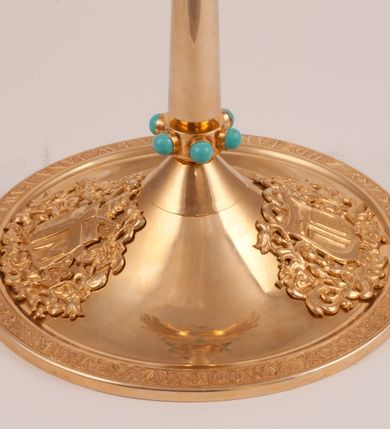 Zdjęcie nr 27: Polichromia o charakterze figuralnym i geometryczno-roślinnym pokrywa ściany i sklepienia prezbiterium, nawy, zakrystii i kruchty zachodniej. Wszystkie ściany prezbiterium do wysokości gzymsu dekorowane są pionowymi, układającymi się naprzemiennie pasami ornamentu roślinno-geometrycznego. Jeden z nich jest granatowy o motywie złotych liści dębu układających się w rozetę z ornamentem geometrycznym. Drugi pas jest żółty z motywem stylizowanych fioletowych i różowych kwiatów o zgeometryzowanych detalach. Gzyms prezbiterium i nawy w kolorze czerwonym, na nim złoty geometryczny pas oraz ornament z granatowych falistych linii wypełnionych w środku białymi punktami. 
Sklepienie prezbiterium jest niebieskie, obramione żółtym pasem z zieloną wicią roślinną, na której ułożone są naprzemiennie granatowe i różowe kwiaty. W narożach stylizowane bukiety kwiatów w kolorach zieleni, brązu i żółci. W centrum sklepienia okrągły medalion ze św. Kingą i Bolesławem Wstydliwym na tle pejzażu wielickiego z kościołem i zamkiem żupnym w oddali. Na pierwszym planie św. Kinga zwrócona jest w swoją prawą stronę, z uniesioną głową. W lewej ręce trzyma pastorał, w prawej wyciągniętej pierścień. Święta ubrana jest w czarny habit klaryski ze szkaplerzem, białą podwiką i welonem oraz czarnym płaszczem z czerwoną podszewką. Na piersi ma złoty łańcuch, na głowie mitrę książęcą. Po prawej stronie św. Kingi klęczy Bolesław Wstydliwy, który obiema rękami trzyma przy rękojeści wbity w ziemię miecz, opleciony skórzanym pasem. Książę ubrany jest w zbroję, niebieską tunikę i czerwony płaszcz spięty złotą fibulą. Na głowie ma kaptur kolczy i hełm z otwartą koroną. Medalion ze sceną ujęty jest żółtą ramą wypełnioną stylizowaną wicią roślinną z naprzemiennie występującymi granatowymi i różowymi kwiatami. Krawędź zewnętrza ozdobiona srebrzystym wieńcem z naprzemiennie ułożonego trójliścia i płomyka. 
Wszystkie ściany nawy pokryte są stylizowanym ornamentem roślinnym składającym się z zielonej wici roślinnej układającej się w regularne medaliony, w których znajdują się kwiaty czerwonego maku. 
Na ścianie północnej w dolnym pasie, pod oknem sześć ostrołukowych arkad na stylizowanych kolumienkach. W pierwszej arkadzie od strony prezbiterium postać klęczącej zakonnicy z opuszczonymi, splecionymi dłońmi, która ubrana jest w biały habit norbertański ze szkaplerzem i brązowy płaszcz z kapturem. U dołu w żółtym polu napis „S(wię)ta BRONISŁAWA”. W drugiej arkadzie królewicz klęczący przy pulpicie, zwrócony w stronę prezbiterium, w obszernym czerwonym płaszczu podbitym futrem i mitrze na głowie. U dołu w żółtym polu napis „S(wię)ty KAZIMIERZ Królewic(z)” W trzeciej arkadzie zwrócona frontalnie siedząca postać z pochyloną głową, ubrana w biały habit zakonny z czarnym płaszczem. U dołu w żółtym polu napis „Bł(ogosławiona) SALOMEA”. W następnych dwóch arkadach występuje stylizowany ornament roślinny z czterema rozetami i ze srebrnym orłem z dwiema tarczami herbowymi, pierwsza z krzyżem na piersi, druga z herbem Szreniawa poniżej. Pole szóstej arkady bez dekoracji. 
Na ścianie południowej w dolnym pasie, pod oknem trzy analogiczne arkady. W pierwszej arkadzie od strony prezbiterium frontalnie siedząca postać w stroju biskupa: białej albie, ciemnoróżowej komży z żółtą lamówką, żółtej kapie i paliuszu, na głowie ma infułę. U dołu w żółtym polu napis „Bł(ogosławiony) WINC(ENTY) KADŁUBEK”. W drugiej arkadzie  postać ukazana w pozycji stojącej, zwróconej w stronę prezbiterium, w prawej ręce trzyma pastorał, lewa w geście błogosławieństwa, ubrana w analogiczny jak poprzednia strój biskupi. U dołu w żółtym polu napis „S(wię)ty STANISŁAW SZCZEP(ANOWSKI)”. W trzeciej arkadzie frontalnie siedząca postać w stroju biskupa: ciemnoróżowej albie, żółtym ornacie, paliuszu, na głowie ma infułę. W  prawej ręce trzyma pastorał, w lewej miniaturę kościoła Mariackiego w Krakowie. Pod nim napis „Bł(ogosławiony) IVO ODROWĄŻ”. 
Sklepienie nawy ujęte ramą złożoną z kilku pasów. Zewnętrzny podzielony na kwadratowe pola, w których naprzemiennie występują dekoracyjny krzyż z kaboszonami i splecionymi literami „MS” oraz wpisany w koło czworoliść z trzema kilofami. Wewnętrzny pas jest zielony dekorowany srebrzonymi kołami, wydzielony zieloną i żółtą falowaną wstęgą. Pośrodku wschodniego pasa obramienia, przy łuku tęczowym znajduje się srebrzony orzeł z tarczą herbową z krzyżem na piersi i tarczą z herbem Szreniawa u dołu. W szponach trzyma trzy kilofy oraz wagę. U dołu znajduje się wstęga z napisem „Arma regiae liberae montanaequae / civitatis Vielicensis”. 
W centrum sklepienia nawy medalion ujęty zewnętrzną ramą utworzoną z grotów i płomieni oraz wewnętrzną z przeplatających się spiralnie wici roślinnych. W polu przedstawienie męczeństwa św. Sebastiana. Postać zwrócona w trzech czwartych w lewo, o bezwładnie opadającym ciele przywiązanym za ramiona i ugięte nogi do drzewa. Wokół głowy nimb zamknięty. Święty przesłonięty w partii podbrzusza białą draperią opadającą na ziemię, po bokach postaci. Ciało wychudzone, o podkreślonej muskulaturze, ze strzałą wbitą w pierś. Święty ukazany na tle lasu, w nocy. W narożach i na osiach sklepienia nawy bukiety kwiatów utworzonych z maków, habrów, kaczeńców i kłosów zbóż. 
W zakrystii na sklepieniu niewielkie Oko Opatrzności w glorii promienistej oraz falista bordiura. Analogiczna bordiura w kruchcie zachodniej. W południowo-zachodnim narożu kruchty północnej malowany na czarno krzyż oraz obok wyryty w drewnie napis: „BI 1898”. W dolnej partii ściany północnej przy chórze muzycznym sygnatura „Włodzimierz Tetmajer pinxit. A(NNO) D(OMINI) MCMVI.”