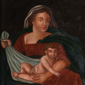 Zdjęcie nr 1: Obraz w formie stojącego prostokąta. W centrum Matka Boska ukazana frontalnie, jako siedząca, do kolan, z głową skierowaną w lewo. Lewą ręką obejmuje półleżące na jej kolanach Dzieciątko, prawą, wyciągniętą w bok trzyma pieluszkę, na której ono leży. Twarz ma owalną, o migdałowatych oczach, prostym nosie i pełnych ustach, okoloną jasnobrązowymi włosami, ukrytymi pod welonem. Ubrana jest w ciemnoczerwoną suknię, z dużym dekoltem, przepasaną w talii, ciemnozielony płaszcz zarzucony na ramiona oraz biały welon opadający na plecy. Dzieciątko w pozycji półleżącej, korpusem zwrócone w lewo. Twarz ma kwadratową, o okrągłych oczach, prostym nosie i pełnych ustach, okoloną krótkimi, brązowymi włosami. Dzieciątko o pulchnym ciele, w partii bioder przesłonięte pieluszką. Tło jednolite, czarne. Obraz ujęty prostą ramą z fornirowanymi narożami. 

