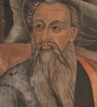 Zdjęcie nr 3: Obraz w formie stojącego prostokąta. Po prawej stronie św. Mateusz przedstawiony w półpostaci, zwrócony w trzech czwartych w lewo, z głową skierowaną w przeciwną stronę. Święty siedzi przy stole, na którym stoi kałamarz, lewą ręką podtrzymuje otwartą księgę, prawą pisze w niej piórem. Ma pociągłą twarz z wysokim czołem, o starczych rysach, migdałowatych oczach, prostym nosie i pełnych ustach, okoloną długą, siwą, rozdwajającą się brodą oraz krótkimi, białymi włosami, zaczesanymi do tyłu. Ubrany jest w ciemną tunikę z podwiniętym rękawem oraz jasnoczerwony płaszcz przerzucony przez lewe ramię i opadający na kolana. Za św. Mateuszem stoi anioł, widoczny z lewej strony kompozycji, obejmując go lewym ramieniem, prawą dłonią zaś wskazuje na księgę. Prawe skrzydło ma złożone, lewe rozłożone, wyciągnięte w bok. Anioł ma pociągłą twarz, o półprzymkniętych oczach, prostym nosie i pełnych ustach, okoloną brązowymi włosami sięgającymi ramion. Ubrany jest w pomarańczowo-różową tunikę, przepasaną w talii. Scena ukazana jest we wnętrzu, z oknem w górnym lewym rogu obrazu. Pod półką na książki w prawej części obrazu znajduje się napis: „S(ANCTUS) MATHEUS”. Rama czarna, dekorowana złoconym ornamentem roślinnym.