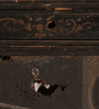 Zdjęcie nr 9: Obraz w formie stojącego prostokąta. Po prawej stronie św. Mateusz przedstawiony w półpostaci, zwrócony w trzech czwartych w lewo, z głową skierowaną w przeciwną stronę. Święty siedzi przy stole, na którym stoi kałamarz, lewą ręką podtrzymuje otwartą księgę, prawą pisze w niej piórem. Ma pociągłą twarz z wysokim czołem, o starczych rysach, migdałowatych oczach, prostym nosie i pełnych ustach, okoloną długą, siwą, rozdwajającą się brodą oraz krótkimi, białymi włosami, zaczesanymi do tyłu. Ubrany jest w ciemną tunikę z podwiniętym rękawem oraz jasnoczerwony płaszcz przerzucony przez lewe ramię i opadający na kolana. Za św. Mateuszem stoi anioł, widoczny z lewej strony kompozycji, obejmując go lewym ramieniem, prawą dłonią zaś wskazuje na księgę. Prawe skrzydło ma złożone, lewe rozłożone, wyciągnięte w bok. Anioł ma pociągłą twarz, o półprzymkniętych oczach, prostym nosie i pełnych ustach, okoloną brązowymi włosami sięgającymi ramion. Ubrany jest w pomarańczowo-różową tunikę, przepasaną w talii. Scena ukazana jest we wnętrzu, z oknem w górnym lewym rogu obrazu. Pod półką na książki w prawej części obrazu znajduje się napis: „S(ANCTUS) MATHEUS”. Rama czarna, dekorowana złoconym ornamentem roślinnym.