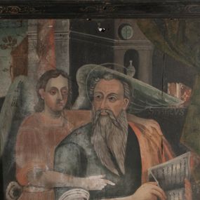 Zdjęcie nr 1: Obraz w formie stojącego prostokąta. Po prawej stronie św. Mateusz przedstawiony w półpostaci, zwrócony w trzech czwartych w lewo, z głową skierowaną w przeciwną stronę. Święty siedzi przy stole, na którym stoi kałamarz, lewą ręką podtrzymuje otwartą księgę, prawą pisze w niej piórem. Ma pociągłą twarz z wysokim czołem, o starczych rysach, migdałowatych oczach, prostym nosie i pełnych ustach, okoloną długą, siwą, rozdwajającą się brodą oraz krótkimi, białymi włosami, zaczesanymi do tyłu. Ubrany jest w ciemną tunikę z podwiniętym rękawem oraz jasnoczerwony płaszcz przerzucony przez lewe ramię i opadający na kolana. Za św. Mateuszem stoi anioł, widoczny z lewej strony kompozycji, obejmując go lewym ramieniem, prawą dłonią zaś wskazuje na księgę. Prawe skrzydło ma złożone, lewe rozłożone, wyciągnięte w bok. Anioł ma pociągłą twarz, o półprzymkniętych oczach, prostym nosie i pełnych ustach, okoloną brązowymi włosami sięgającymi ramion. Ubrany jest w pomarańczowo-różową tunikę, przepasaną w talii. Scena ukazana jest we wnętrzu, z oknem w górnym lewym rogu obrazu. Pod półką na książki w prawej części obrazu znajduje się napis: „S(ANCTUS) MATHEUS”. Rama czarna, dekorowana złoconym ornamentem roślinnym.