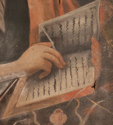 Zdjęcie nr 6: Obraz w formie stojącego prostokąta. Po prawej stronie św. Mateusz przedstawiony w półpostaci, zwrócony w trzech czwartych w lewo, z głową skierowaną w przeciwną stronę. Święty siedzi przy stole, na którym stoi kałamarz, lewą ręką podtrzymuje otwartą księgę, prawą pisze w niej piórem. Ma pociągłą twarz z wysokim czołem, o starczych rysach, migdałowatych oczach, prostym nosie i pełnych ustach, okoloną długą, siwą, rozdwajającą się brodą oraz krótkimi, białymi włosami, zaczesanymi do tyłu. Ubrany jest w ciemną tunikę z podwiniętym rękawem oraz jasnoczerwony płaszcz przerzucony przez lewe ramię i opadający na kolana. Za św. Mateuszem stoi anioł, widoczny z lewej strony kompozycji, obejmując go lewym ramieniem, prawą dłonią zaś wskazuje na księgę. Prawe skrzydło ma złożone, lewe rozłożone, wyciągnięte w bok. Anioł ma pociągłą twarz, o półprzymkniętych oczach, prostym nosie i pełnych ustach, okoloną brązowymi włosami sięgającymi ramion. Ubrany jest w pomarańczowo-różową tunikę, przepasaną w talii. Scena ukazana jest we wnętrzu, z oknem w górnym lewym rogu obrazu. Pod półką na książki w prawej części obrazu znajduje się napis: „S(ANCTUS) MATHEUS”. Rama czarna, dekorowana złoconym ornamentem roślinnym.