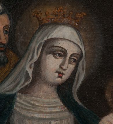 Zdjęcie nr 4: Obraz w formie stojącego prostokąta. W centrum kompozycji siedzące postacie Marii z Dzieciątkiem i św. Anny, zwrócone ku sobie, za nimi stoją niezidentyfikowany święty (Józef?) i święty franciszkanin (Franciszek lub Antoni). Maria w lewej części obrazu, z pochyloną głową, lewą ręką podtrzymuje siedzące na jej kolanie Dzieciątko, prawą wskazuje na nie. Twarz ma owalną, o dużych, migdałowatych oczach, prostym nosie i małych ustach. Ubrana jest w białą suknię, przepasaną w talii, ciemnoniebieski płaszcz zarzucony na ramiona i nogi oraz biały welon, na głowie ma koronę otwartą. Dzieciątko zwrócone w lewo, prawą rękę unosi w geście błogosławieństwa, w lewej dłoni trzyma kiść winogron, przekazując ją św. Annie. Twarz ma okrągłą, o migdałowatych oczach, prostym nosie i małych ustach, okoloną brązowymi, krótkimi włosami. Ubrane jest w jasnoróżową, luźną tunikę. Święta Anna w prawej części obrazu, z pochyloną głową, lewą ręką sięga po winogrona, prawą przytrzymuje na kolanach otwartą księgę. Twarz ma owalną, o dużych oczach, prostym nosie i małych ustach. Ubrana w zieloną suknię, przepasaną w talii, czerwony płaszcz zarzucony na ramiona i nogi oraz biały welon. Na drugim planie za Matką Boską stoi niezidentyfikowany święty (Józef?) ukazany w półpostaci. Ma szczupłą twarz, o migdałowatych oczach, dużym, prostym nosie i wąskich ustach okoloną siwymi włosami i brodą. Za św. Anną analogicznie stoi zakonnik ukazany w półpostaci, z dłońmi złożonymi w geście modlitwy. Twarz ma pociągłą, o pełnych policzkach, migdałowatych oczach, prostym nosie i małych ustach, z tonsurą na głowie. Głowy postaci otoczone nimbami – Maria, Dzieciątko i św. Anna mają nimby otwarte, dwaj święci aureole. Ponad postaciami widoczne fragmenty kotary zawieszone na drągu. W górnej części obrazu, na rozświetlonym fragmencie nieba przedstawienie gołębicy Ducha Świętego w otoku z obłoków i uskrzydlonych główek anielskich. Tło obrazu brunatne. Na odwrocie doklejony fragment płótna z napisem „GzRS MAS”. Obraz w złoconej ramie, dekorowanej motywem gęsto ułożonych na całej szerokości perełek i palmetami w narożach.