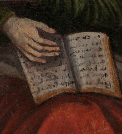 Zdjęcie nr 7: Obraz w formie stojącego prostokąta. W centrum kompozycji siedzące postacie Marii z Dzieciątkiem i św. Anny, zwrócone ku sobie, za nimi stoją niezidentyfikowany święty (Józef?) i święty franciszkanin (Franciszek lub Antoni). Maria w lewej części obrazu, z pochyloną głową, lewą ręką podtrzymuje siedzące na jej kolanie Dzieciątko, prawą wskazuje na nie. Twarz ma owalną, o dużych, migdałowatych oczach, prostym nosie i małych ustach. Ubrana jest w białą suknię, przepasaną w talii, ciemnoniebieski płaszcz zarzucony na ramiona i nogi oraz biały welon, na głowie ma koronę otwartą. Dzieciątko zwrócone w lewo, prawą rękę unosi w geście błogosławieństwa, w lewej dłoni trzyma kiść winogron, przekazując ją św. Annie. Twarz ma okrągłą, o migdałowatych oczach, prostym nosie i małych ustach, okoloną brązowymi, krótkimi włosami. Ubrane jest w jasnoróżową, luźną tunikę. Święta Anna w prawej części obrazu, z pochyloną głową, lewą ręką sięga po winogrona, prawą przytrzymuje na kolanach otwartą księgę. Twarz ma owalną, o dużych oczach, prostym nosie i małych ustach. Ubrana w zieloną suknię, przepasaną w talii, czerwony płaszcz zarzucony na ramiona i nogi oraz biały welon. Na drugim planie za Matką Boską stoi niezidentyfikowany święty (Józef?) ukazany w półpostaci. Ma szczupłą twarz, o migdałowatych oczach, dużym, prostym nosie i wąskich ustach okoloną siwymi włosami i brodą. Za św. Anną analogicznie stoi zakonnik ukazany w półpostaci, z dłońmi złożonymi w geście modlitwy. Twarz ma pociągłą, o pełnych policzkach, migdałowatych oczach, prostym nosie i małych ustach, z tonsurą na głowie. Głowy postaci otoczone nimbami – Maria, Dzieciątko i św. Anna mają nimby otwarte, dwaj święci aureole. Ponad postaciami widoczne fragmenty kotary zawieszone na drągu. W górnej części obrazu, na rozświetlonym fragmencie nieba przedstawienie gołębicy Ducha Świętego w otoku z obłoków i uskrzydlonych główek anielskich. Tło obrazu brunatne. Na odwrocie doklejony fragment płótna z napisem „GzRS MAS”. Obraz w złoconej ramie, dekorowanej motywem gęsto ułożonych na całej szerokości perełek i palmetami w narożach.