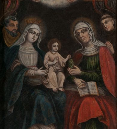 Zdjęcie nr 1: Obraz w formie stojącego prostokąta. W centrum kompozycji siedzące postacie Marii z Dzieciątkiem i św. Anny, zwrócone ku sobie, za nimi stoją niezidentyfikowany święty (Józef?) i święty franciszkanin (Franciszek lub Antoni). Maria w lewej części obrazu, z pochyloną głową, lewą ręką podtrzymuje siedzące na jej kolanie Dzieciątko, prawą wskazuje na nie. Twarz ma owalną, o dużych, migdałowatych oczach, prostym nosie i małych ustach. Ubrana jest w białą suknię, przepasaną w talii, ciemnoniebieski płaszcz zarzucony na ramiona i nogi oraz biały welon, na głowie ma koronę otwartą. Dzieciątko zwrócone w lewo, prawą rękę unosi w geście błogosławieństwa, w lewej dłoni trzyma kiść winogron, przekazując ją św. Annie. Twarz ma okrągłą, o migdałowatych oczach, prostym nosie i małych ustach, okoloną brązowymi, krótkimi włosami. Ubrane jest w jasnoróżową, luźną tunikę. Święta Anna w prawej części obrazu, z pochyloną głową, lewą ręką sięga po winogrona, prawą przytrzymuje na kolanach otwartą księgę. Twarz ma owalną, o dużych oczach, prostym nosie i małych ustach. Ubrana w zieloną suknię, przepasaną w talii, czerwony płaszcz zarzucony na ramiona i nogi oraz biały welon. Na drugim planie za Matką Boską stoi niezidentyfikowany święty (Józef?) ukazany w półpostaci. Ma szczupłą twarz, o migdałowatych oczach, dużym, prostym nosie i wąskich ustach okoloną siwymi włosami i brodą. Za św. Anną analogicznie stoi zakonnik ukazany w półpostaci, z dłońmi złożonymi w geście modlitwy. Twarz ma pociągłą, o pełnych policzkach, migdałowatych oczach, prostym nosie i małych ustach, z tonsurą na głowie. Głowy postaci otoczone nimbami – Maria, Dzieciątko i św. Anna mają nimby otwarte, dwaj święci aureole. Ponad postaciami widoczne fragmenty kotary zawieszone na drągu. W górnej części obrazu, na rozświetlonym fragmencie nieba przedstawienie gołębicy Ducha Świętego w otoku z obłoków i uskrzydlonych główek anielskich. Tło obrazu brunatne. Na odwrocie doklejony fragment płótna z napisem „GzRS MAS”. Obraz w złoconej ramie, dekorowanej motywem gęsto ułożonych na całej szerokości perełek i palmetami w narożach.