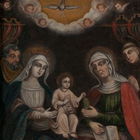 Zdjęcie nr 1: Obraz w formie stojącego prostokąta. W centrum kompozycji siedzące postacie Marii z Dzieciątkiem i św. Anny, zwrócone ku sobie, za nimi stoją niezidentyfikowany święty (Józef?) i święty franciszkanin (Franciszek lub Antoni). Maria w lewej części obrazu, z pochyloną głową, lewą ręką podtrzymuje siedzące na jej kolanie Dzieciątko, prawą wskazuje na nie. Twarz ma owalną, o dużych, migdałowatych oczach, prostym nosie i małych ustach. Ubrana jest w białą suknię, przepasaną w talii, ciemnoniebieski płaszcz zarzucony na ramiona i nogi oraz biały welon, na głowie ma koronę otwartą. Dzieciątko zwrócone w lewo, prawą rękę unosi w geście błogosławieństwa, w lewej dłoni trzyma kiść winogron, przekazując ją św. Annie. Twarz ma okrągłą, o migdałowatych oczach, prostym nosie i małych ustach, okoloną brązowymi, krótkimi włosami. Ubrane jest w jasnoróżową, luźną tunikę. Święta Anna w prawej części obrazu, z pochyloną głową, lewą ręką sięga po winogrona, prawą przytrzymuje na kolanach otwartą księgę. Twarz ma owalną, o dużych oczach, prostym nosie i małych ustach. Ubrana w zieloną suknię, przepasaną w talii, czerwony płaszcz zarzucony na ramiona i nogi oraz biały welon. Na drugim planie za Matką Boską stoi niezidentyfikowany święty (Józef?) ukazany w półpostaci. Ma szczupłą twarz, o migdałowatych oczach, dużym, prostym nosie i wąskich ustach okoloną siwymi włosami i brodą. Za św. Anną analogicznie stoi zakonnik ukazany w półpostaci, z dłońmi złożonymi w geście modlitwy. Twarz ma pociągłą, o pełnych policzkach, migdałowatych oczach, prostym nosie i małych ustach, z tonsurą na głowie. Głowy postaci otoczone nimbami – Maria, Dzieciątko i św. Anna mają nimby otwarte, dwaj święci aureole. Ponad postaciami widoczne fragmenty kotary zawieszone na drągu. W górnej części obrazu, na rozświetlonym fragmencie nieba przedstawienie gołębicy Ducha Świętego w otoku z obłoków i uskrzydlonych główek anielskich. Tło obrazu brunatne. Na odwrocie doklejony fragment płótna z napisem „GzRS MAS”. Obraz w złoconej ramie, dekorowanej motywem gęsto ułożonych na całej szerokości perełek i palmetami w narożach.