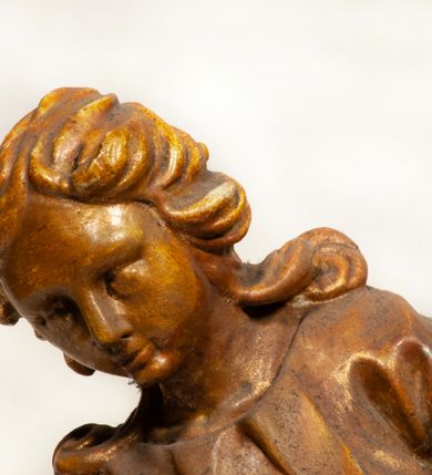 Zdjęcie nr 3: Rzeźba pełnoplastyczna, zwrócona frontalnie, ukazana w silnym kontrapoście i przegięciu ciała w prawą stronę. Święty lewą ręką podtrzymuje kielich, prawą wyciąga do przodu. Jego twarz jest okrągła o pełnych policzkach, okrągłych oczach, małym, prostym nosie, pełnych ustach i wystającej brodzie. Okolona jest długimi, silnie kręconymi włosami, opadającymi skręconymi pasmami na ramiona. Święty ubrany jest w obficie drapowaną tunikę, przylegającą do ciała w partii nóg oraz płaszcz zarzucony na plecy, z przodu postaci skręcony i zarzucony na lewe przedramię. Figura w całości pozłocona. 

