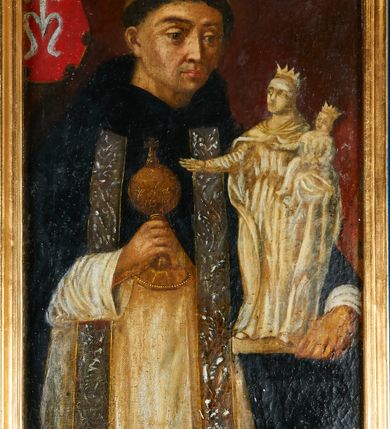 Zdjęcie nr 2: Feretron z obrazem w kształcie stojącego prostokąta z przedstawieniem św. Jacka.  Święty ukazany frontalnie, w półpostaci, z głową wysuniętą delikatnie do przodu i wzrokiem skierowanym przed siebie. Ręce ugięte, w lewej rzeźba Matki Boskiej z Dzieciątkiem, w prawej puszka na komunikanty. Ma okrągłą, małą twarz o ciemnych oczach, wąskim nosie i ustach, na głowie ma wyciętą tonsurę. Jest ubrany w biały habit dominikański oraz czarną pelerynę z kapturem, na to ma założoną srebrzystą stułę. W lewym, górnym rogu obrazu herb rodziny Odrowążów. Obraz oprawiono w profilowaną ramę, ustawiono na prostopadłościennej, wyciętej od dołu podstawie z otworami na drążki, ujęto spływami wolutowymi i zamknięto od góry łukiem wklęsło-wypukłym przedzielonym rozetą zwieńczoną krzyżem. Struktura malowana na kolor niebieski; profile złocone.