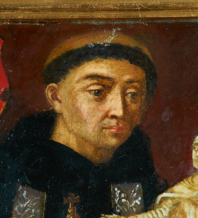 Zdjęcie nr 3: Feretron z obrazem w kształcie stojącego prostokąta z przedstawieniem św. Jacka.  Święty ukazany frontalnie, w półpostaci, z głową wysuniętą delikatnie do przodu i wzrokiem skierowanym przed siebie. Ręce ugięte, w lewej rzeźba Matki Boskiej z Dzieciątkiem, w prawej puszka na komunikanty. Ma okrągłą, małą twarz o ciemnych oczach, wąskim nosie i ustach, na głowie ma wyciętą tonsurę. Jest ubrany w biały habit dominikański oraz czarną pelerynę z kapturem, na to ma założoną srebrzystą stułę. W lewym, górnym rogu obrazu herb rodziny Odrowążów. Obraz oprawiono w profilowaną ramę, ustawiono na prostopadłościennej, wyciętej od dołu podstawie z otworami na drążki, ujęto spływami wolutowymi i zamknięto od góry łukiem wklęsło-wypukłym przedzielonym rozetą zwieńczoną krzyżem. Struktura malowana na kolor niebieski; profile złocone.