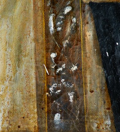 Zdjęcie nr 6: Feretron z obrazem w kształcie stojącego prostokąta z przedstawieniem św. Jacka.  Święty ukazany frontalnie, w półpostaci, z głową wysuniętą delikatnie do przodu i wzrokiem skierowanym przed siebie. Ręce ugięte, w lewej rzeźba Matki Boskiej z Dzieciątkiem, w prawej puszka na komunikanty. Ma okrągłą, małą twarz o ciemnych oczach, wąskim nosie i ustach, na głowie ma wyciętą tonsurę. Jest ubrany w biały habit dominikański oraz czarną pelerynę z kapturem, na to ma założoną srebrzystą stułę. W lewym, górnym rogu obrazu herb rodziny Odrowążów. Obraz oprawiono w profilowaną ramę, ustawiono na prostopadłościennej, wyciętej od dołu podstawie z otworami na drążki, ujęto spływami wolutowymi i zamknięto od góry łukiem wklęsło-wypukłym przedzielonym rozetą zwieńczoną krzyżem. Struktura malowana na kolor niebieski; profile złocone.