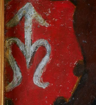 Zdjęcie nr 7: Feretron z obrazem w kształcie stojącego prostokąta z przedstawieniem św. Jacka.  Święty ukazany frontalnie, w półpostaci, z głową wysuniętą delikatnie do przodu i wzrokiem skierowanym przed siebie. Ręce ugięte, w lewej rzeźba Matki Boskiej z Dzieciątkiem, w prawej puszka na komunikanty. Ma okrągłą, małą twarz o ciemnych oczach, wąskim nosie i ustach, na głowie ma wyciętą tonsurę. Jest ubrany w biały habit dominikański oraz czarną pelerynę z kapturem, na to ma założoną srebrzystą stułę. W lewym, górnym rogu obrazu herb rodziny Odrowążów. Obraz oprawiono w profilowaną ramę, ustawiono na prostopadłościennej, wyciętej od dołu podstawie z otworami na drążki, ujęto spływami wolutowymi i zamknięto od góry łukiem wklęsło-wypukłym przedzielonym rozetą zwieńczoną krzyżem. Struktura malowana na kolor niebieski; profile złocone.