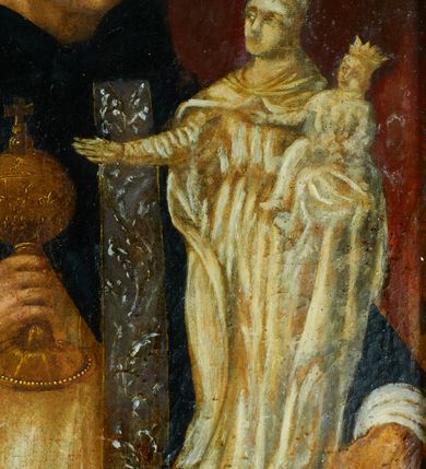 Zdjęcie nr 8: Feretron z obrazem w kształcie stojącego prostokąta z przedstawieniem św. Jacka.  Święty ukazany frontalnie, w półpostaci, z głową wysuniętą delikatnie do przodu i wzrokiem skierowanym przed siebie. Ręce ugięte, w lewej rzeźba Matki Boskiej z Dzieciątkiem, w prawej puszka na komunikanty. Ma okrągłą, małą twarz o ciemnych oczach, wąskim nosie i ustach, na głowie ma wyciętą tonsurę. Jest ubrany w biały habit dominikański oraz czarną pelerynę z kapturem, na to ma założoną srebrzystą stułę. W lewym, górnym rogu obrazu herb rodziny Odrowążów. Obraz oprawiono w profilowaną ramę, ustawiono na prostopadłościennej, wyciętej od dołu podstawie z otworami na drążki, ujęto spływami wolutowymi i zamknięto od góry łukiem wklęsło-wypukłym przedzielonym rozetą zwieńczoną krzyżem. Struktura malowana na kolor niebieski; profile złocone.