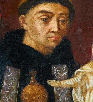 Zdjęcie nr 4: Feretron z obrazem w kształcie stojącego prostokąta z przedstawieniem św. Jacka.  Święty ukazany frontalnie, w półpostaci, z głową wysuniętą delikatnie do przodu i wzrokiem skierowanym przed siebie. Ręce ugięte, w lewej rzeźba Matki Boskiej z Dzieciątkiem, w prawej puszka na komunikanty. Ma okrągłą, małą twarz o ciemnych oczach, wąskim nosie i ustach, na głowie ma wyciętą tonsurę. Jest ubrany w biały habit dominikański oraz czarną pelerynę z kapturem, na to ma założoną srebrzystą stułę. W lewym, górnym rogu obrazu herb rodziny Odrowążów. Obraz oprawiono w profilowaną ramę, ustawiono na prostopadłościennej, wyciętej od dołu podstawie z otworami na drążki, ujęto spływami wolutowymi i zamknięto od góry łukiem wklęsło-wypukłym przedzielonym rozetą zwieńczoną krzyżem. Struktura malowana na kolor niebieski; profile złocone.