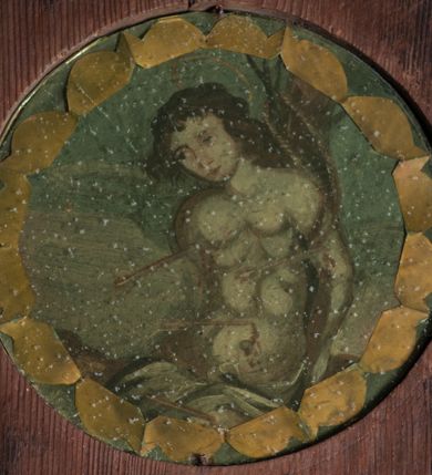 Zdjęcie nr 4: Ołtarzyk architektoniczny, jednokondygnacyjny ze zwieńczeniem, na cokole; w formie aediculi, ujętej parą kolumienek ustawionych na wyodrębnionych cokołach, dźwigających pełne belkowanie wyłamane na ich osi, na którym znajdują się kule i tralki. W polu głównym wnęka w kształcie stojącego prostokąta, ujęta profilowaną ramą z wizerunkiem Matki Boskiej. W partii cokołu pięć medalionów, z których cztery zdobione są rozetami z papieru, środkowa jest pusta. Fryz dekorowany pięcioma medalionami z papierowymi rozetami. Ołtarzyk ujęty skrzydłami o fantazyjnym wykroju, z malowanym wzorem wzdłuż krawędzi. Każde ozdobione czterema medalionami z malowanymi popiersiami apostołów (trzech ewangelistów i św. Macieja) i papierowymi rozetami oraz płaskorzeźbionym ornamentem kandelabrowym. Zwieńczenie o fantazyjnej formie zbliżonej do kwadratu o wklęsłych bokach i ściętych górnych narożach obwiedzionych gzymsem, zakończone małym szczytem z rozetą. W polu medalion z przedstawieniem męczeństwa św. Sebastiana, flankowany płaskorzeźbionym ornamentem kandelabrowym. 
Obraz Matki Boskiej w formie stojącego prostokąta. W centrum półpostać Marii, zwróconej w trzech czwartych w prawo, z pochyloną głową i dłońmi złożonymi w geście modlitwy. Twarz ma owalną, o pełnych policzkach, okrągłych, półprzymkniętych oczach, prostym nosie i małych, pełnych ustach. Ubrana jest w brązową suknię, pod szyją ma podwikę, na ramiona i głowę zarzucony niebieski płaszcz z czerwoną podszewką. Wokół jej głowy złocony nimb. Maria ukazana jest na tle niebiesko-różowego nieba. 











