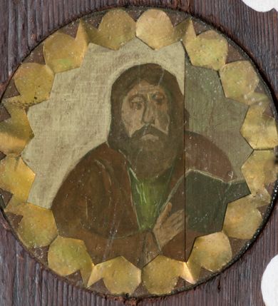 Zdjęcie nr 3: Ołtarzyk architektoniczny, jednokondygnacyjny ze zwieńczeniem, na cokole; w formie aediculi, ujętej parą kolumienek ustawionych na wyodrębnionych cokołach, dźwigających pełne belkowanie wyłamane na ich osi, na którym znajdują się kule i tralki. W polu głównym wnęka w kształcie stojącego prostokąta, ujęta profilowaną ramą z wizerunkiem Matki Boskiej. W partii cokołu pięć medalionów, z których cztery zdobione są rozetami z papieru, środkowa jest pusta. Fryz dekorowany pięcioma medalionami z papierowymi rozetami. Ołtarzyk ujęty skrzydłami o fantazyjnym wykroju, z malowanym wzorem wzdłuż krawędzi. Każde ozdobione czterema medalionami z malowanymi popiersiami apostołów (trzech ewangelistów i św. Macieja) i papierowymi rozetami oraz płaskorzeźbionym ornamentem kandelabrowym. Zwieńczenie o fantazyjnej formie zbliżonej do kwadratu o wklęsłych bokach i ściętych górnych narożach obwiedzionych gzymsem, zakończone małym szczytem z rozetą. W polu medalion z przedstawieniem męczeństwa św. Sebastiana, flankowany płaskorzeźbionym ornamentem kandelabrowym. 
Obraz Matki Boskiej w formie stojącego prostokąta. W centrum półpostać Marii, zwróconej w trzech czwartych w prawo, z pochyloną głową i dłońmi złożonymi w geście modlitwy. Twarz ma owalną, o pełnych policzkach, okrągłych, półprzymkniętych oczach, prostym nosie i małych, pełnych ustach. Ubrana jest w brązową suknię, pod szyją ma podwikę, na ramiona i głowę zarzucony niebieski płaszcz z czerwoną podszewką. Wokół jej głowy złocony nimb. Maria ukazana jest na tle niebiesko-różowego nieba. 











