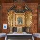 Zdjęcie nr 1: Nastawa architektoniczna, jednoosiowa, jednokondygnacyjna. Ołtarz drewniany, sarkofagowy z drewnianą mensą, od frontu dekorowany malowanym na złoto medalionem złożonym z czterech spiętych kabłąkami wolutek. Całość obwiedziona malowaną w kolorze złotym, cienką ramką z wolutkami w narożach. Na mensie ustawione jest nowe tabernakulum w formie prostopadłościennej skrzynki. Ścianki tabernakulum ujęte są złoconymi listewkami, zdobionymi wicią roślinną; drzwiczki w kształcie stojącego prostokąta z płaskorzeźbionym przedstawieniem kielicha z hostią w polu oraz winnym gronem i kłosami zboża po bokach na srebrnym tle. Nastawa ustawiona na cokole, ujęta parą złoconych, gładkich kolumn, dźwigających przerwane belkowanie. Kolumny ustawione są na cokołach wysuniętych przed lico ołtarza, za nimi dekoracja małżowinowo-chrząstkowa, kapitele kompozytowe. Cokoły zdobione są prostokątnymi płycinami zdobionymi na ściankach bocznych ornamentem małżowinowo-chrząstkowym, a na ściankach frontowych główkami aniołków na tle ornamentu. Twarze aniołków o pucułowatych policzkach i bujnych włosach, skierowane na wprost, z chustami pod szyją. W predelli znajduje się płycina w kształcie leżącego prostokąta o półkoliście zakończonych bokach. W polu środkowym nastawy obraz św. Otylii w formie stojącego prostokąta ujęty szeroką ramą, zdobioną ornamentem małżowinowo-chrząstkowym. Całość zamknięta jest przerywanym trójkątnym przyczółkiem. Pośrodku przyczółka pole zamknięte łukiem półkolistym. Kondygnacja ujęta jest po bokach uszami z ornamentu małżowinowo-chrząstkowego. Struktura polichromowana na czarno, profilowania i ornamentyka złocone. 
