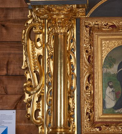 Zdjęcie nr 3: Nastawa architektoniczna, jednoosiowa, jednokondygnacyjna. Ołtarz drewniany, sarkofagowy z drewnianą mensą, od frontu dekorowany malowanym na złoto medalionem złożonym z czterech spiętych kabłąkami wolutek. Całość obwiedziona malowaną w kolorze złotym, cienką ramką z wolutkami w narożach. Na mensie ustawione jest nowe tabernakulum w formie prostopadłościennej skrzynki. Ścianki tabernakulum ujęte są złoconymi listewkami, zdobionymi wicią roślinną; drzwiczki w kształcie stojącego prostokąta z płaskorzeźbionym przedstawieniem kielicha z hostią w polu oraz winnym gronem i kłosami zboża po bokach na srebrnym tle. Nastawa ustawiona na cokole, ujęta parą złoconych, gładkich kolumn, dźwigających przerwane belkowanie. Kolumny ustawione są na cokołach wysuniętych przed lico ołtarza, za nimi dekoracja małżowinowo-chrząstkowa, kapitele kompozytowe. Cokoły zdobione są prostokątnymi płycinami zdobionymi na ściankach bocznych ornamentem małżowinowo-chrząstkowym, a na ściankach frontowych główkami aniołków na tle ornamentu. Twarze aniołków o pucułowatych policzkach i bujnych włosach, skierowane na wprost, z chustami pod szyją. W predelli znajduje się płycina w kształcie leżącego prostokąta o półkoliście zakończonych bokach. W polu środkowym nastawy obraz św. Otylii w formie stojącego prostokąta ujęty szeroką ramą, zdobioną ornamentem małżowinowo-chrząstkowym. Całość zamknięta jest przerywanym trójkątnym przyczółkiem. Pośrodku przyczółka pole zamknięte łukiem półkolistym. Kondygnacja ujęta jest po bokach uszami z ornamentu małżowinowo-chrząstkowego. Struktura polichromowana na czarno, profilowania i ornamentyka złocone. 
