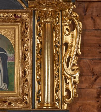 Zdjęcie nr 4: Nastawa architektoniczna, jednoosiowa, jednokondygnacyjna. Ołtarz drewniany, sarkofagowy z drewnianą mensą, od frontu dekorowany malowanym na złoto medalionem złożonym z czterech spiętych kabłąkami wolutek. Całość obwiedziona malowaną w kolorze złotym, cienką ramką z wolutkami w narożach. Na mensie ustawione jest nowe tabernakulum w formie prostopadłościennej skrzynki. Ścianki tabernakulum ujęte są złoconymi listewkami, zdobionymi wicią roślinną; drzwiczki w kształcie stojącego prostokąta z płaskorzeźbionym przedstawieniem kielicha z hostią w polu oraz winnym gronem i kłosami zboża po bokach na srebrnym tle. Nastawa ustawiona na cokole, ujęta parą złoconych, gładkich kolumn, dźwigających przerwane belkowanie. Kolumny ustawione są na cokołach wysuniętych przed lico ołtarza, za nimi dekoracja małżowinowo-chrząstkowa, kapitele kompozytowe. Cokoły zdobione są prostokątnymi płycinami zdobionymi na ściankach bocznych ornamentem małżowinowo-chrząstkowym, a na ściankach frontowych główkami aniołków na tle ornamentu. Twarze aniołków o pucułowatych policzkach i bujnych włosach, skierowane na wprost, z chustami pod szyją. W predelli znajduje się płycina w kształcie leżącego prostokąta o półkoliście zakończonych bokach. W polu środkowym nastawy obraz św. Otylii w formie stojącego prostokąta ujęty szeroką ramą, zdobioną ornamentem małżowinowo-chrząstkowym. Całość zamknięta jest przerywanym trójkątnym przyczółkiem. Pośrodku przyczółka pole zamknięte łukiem półkolistym. Kondygnacja ujęta jest po bokach uszami z ornamentu małżowinowo-chrząstkowego. Struktura polichromowana na czarno, profilowania i ornamentyka złocone. 
