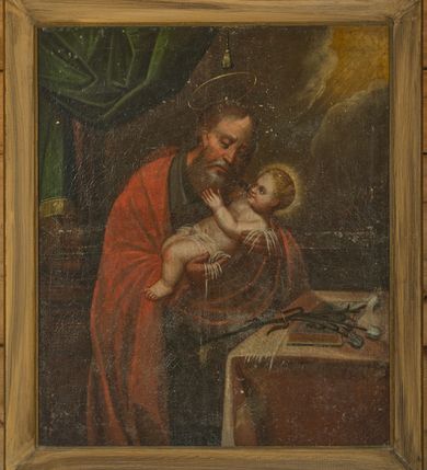 Zdjęcie nr 1: Obraz w kształcie stojącego prostokąta, zbliżonego do kwadratu, przedstawiający św. Józefa z Dzieciątkiem Jezus. Święty został ukazany w centrum kompozycji do wysokości kolan, delikatnie zwrócony w lewą stronę z głową przechyloną na lewe ramię. Święty Józef na rękach trzyma Dzieciątko Jezus. Święty ubrany jest w szarą suknię z kołnierzykiem u szyi oraz obszerny czerwony płaszcz. Opiekun Jezusa ma podłużną twarz z długim i prostym nosem, okoloną długą i siwą brodą. Jego długie włosy opadają na plecy, a nad głową ma cienki i okrągły nimb. Dzieciątko Jezus zostało ukazane w pozycji półleżącej, widoczne z lewego profilu. Jezus obiema rączkami obejmuje za szyję i brodę św. Józefa. Ubrany jest w białą, prześwitującą pieluszkę, której końce opadają na dłonie świętego Józefa. Ma twarz o pulchnych policzkach, jasne i kędzierzawe włosy oraz złoty otok wokół głowy. Po prawej stronie kompozycji znajduje się stolik nakryty ugrowym obrusem. Na nim leżą zamknięta księga i gałązka białej lilii z trzema małymi kwiatami. W prawym górnym narożu obrazu prześwituje złote niebo, a wokół rozmieszczone są skłębione i szare chmury. Po lewej stronie obrazu stoi kolumna o żłobionym trzonie, a przed nią podwieszona jest ciemnozielona kotara ze złotymi frędzlami na końcu i z chwostem zwisającym nad głową św. Józefa. Rama nowa, drewniana. 


