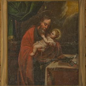 Zdjęcie nr 1: Obraz w kształcie stojącego prostokąta, zbliżonego do kwadratu, przedstawiający św. Józefa z Dzieciątkiem Jezus. Święty został ukazany w centrum kompozycji do wysokości kolan, delikatnie zwrócony w lewą stronę z głową przechyloną na lewe ramię. Święty Józef na rękach trzyma Dzieciątko Jezus. Święty ubrany jest w szarą suknię z kołnierzykiem u szyi oraz obszerny czerwony płaszcz. Opiekun Jezusa ma podłużną twarz z długim i prostym nosem, okoloną długą i siwą brodą. Jego długie włosy opadają na plecy, a nad głową ma cienki i okrągły nimb. Dzieciątko Jezus zostało ukazane w pozycji półleżącej, widoczne z lewego profilu. Jezus obiema rączkami obejmuje za szyję i brodę św. Józefa. Ubrany jest w białą, prześwitującą pieluszkę, której końce opadają na dłonie świętego Józefa. Ma twarz o pulchnych policzkach, jasne i kędzierzawe włosy oraz złoty otok wokół głowy. Po prawej stronie kompozycji znajduje się stolik nakryty ugrowym obrusem. Na nim leżą zamknięta księga i gałązka białej lilii z trzema małymi kwiatami. W prawym górnym narożu obrazu prześwituje złote niebo, a wokół rozmieszczone są skłębione i szare chmury. Po lewej stronie obrazu stoi kolumna o żłobionym trzonie, a przed nią podwieszona jest ciemnozielona kotara ze złotymi frędzlami na końcu i z chwostem zwisającym nad głową św. Józefa. Rama nowa, drewniana. 


