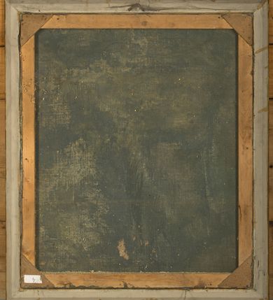 Zdjęcie nr 6: Obraz w kształcie stojącego prostokąta, zbliżonego do kwadratu, przedstawiający św. Józefa z Dzieciątkiem Jezus. Święty został ukazany w centrum kompozycji do wysokości kolan, delikatnie zwrócony w lewą stronę z głową przechyloną na lewe ramię. Święty Józef na rękach trzyma Dzieciątko Jezus. Święty ubrany jest w szarą suknię z kołnierzykiem u szyi oraz obszerny czerwony płaszcz. Opiekun Jezusa ma podłużną twarz z długim i prostym nosem, okoloną długą i siwą brodą. Jego długie włosy opadają na plecy, a nad głową ma cienki i okrągły nimb. Dzieciątko Jezus zostało ukazane w pozycji półleżącej, widoczne z lewego profilu. Jezus obiema rączkami obejmuje za szyję i brodę św. Józefa. Ubrany jest w białą, prześwitującą pieluszkę, której końce opadają na dłonie świętego Józefa. Ma twarz o pulchnych policzkach, jasne i kędzierzawe włosy oraz złoty otok wokół głowy. Po prawej stronie kompozycji znajduje się stolik nakryty ugrowym obrusem. Na nim leżą zamknięta księga i gałązka białej lilii z trzema małymi kwiatami. W prawym górnym narożu obrazu prześwituje złote niebo, a wokół rozmieszczone są skłębione i szare chmury. Po lewej stronie obrazu stoi kolumna o żłobionym trzonie, a przed nią podwieszona jest ciemnozielona kotara ze złotymi frędzlami na końcu i z chwostem zwisającym nad głową św. Józefa. Rama nowa, drewniana. 


