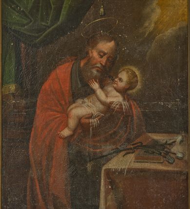 Zdjęcie nr 2: Obraz w kształcie stojącego prostokąta, zbliżonego do kwadratu, przedstawiający św. Józefa z Dzieciątkiem Jezus. Święty został ukazany w centrum kompozycji do wysokości kolan, delikatnie zwrócony w lewą stronę z głową przechyloną na lewe ramię. Święty Józef na rękach trzyma Dzieciątko Jezus. Święty ubrany jest w szarą suknię z kołnierzykiem u szyi oraz obszerny czerwony płaszcz. Opiekun Jezusa ma podłużną twarz z długim i prostym nosem, okoloną długą i siwą brodą. Jego długie włosy opadają na plecy, a nad głową ma cienki i okrągły nimb. Dzieciątko Jezus zostało ukazane w pozycji półleżącej, widoczne z lewego profilu. Jezus obiema rączkami obejmuje za szyję i brodę św. Józefa. Ubrany jest w białą, prześwitującą pieluszkę, której końce opadają na dłonie świętego Józefa. Ma twarz o pulchnych policzkach, jasne i kędzierzawe włosy oraz złoty otok wokół głowy. Po prawej stronie kompozycji znajduje się stolik nakryty ugrowym obrusem. Na nim leżą zamknięta księga i gałązka białej lilii z trzema małymi kwiatami. W prawym górnym narożu obrazu prześwituje złote niebo, a wokół rozmieszczone są skłębione i szare chmury. Po lewej stronie obrazu stoi kolumna o żłobionym trzonie, a przed nią podwieszona jest ciemnozielona kotara ze złotymi frędzlami na końcu i z chwostem zwisającym nad głową św. Józefa. Rama nowa, drewniana. 


