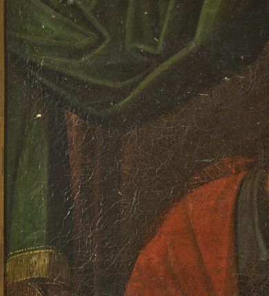 Zdjęcie nr 4: Obraz w kształcie stojącego prostokąta, zbliżonego do kwadratu, przedstawiający św. Józefa z Dzieciątkiem Jezus. Święty został ukazany w centrum kompozycji do wysokości kolan, delikatnie zwrócony w lewą stronę z głową przechyloną na lewe ramię. Święty Józef na rękach trzyma Dzieciątko Jezus. Święty ubrany jest w szarą suknię z kołnierzykiem u szyi oraz obszerny czerwony płaszcz. Opiekun Jezusa ma podłużną twarz z długim i prostym nosem, okoloną długą i siwą brodą. Jego długie włosy opadają na plecy, a nad głową ma cienki i okrągły nimb. Dzieciątko Jezus zostało ukazane w pozycji półleżącej, widoczne z lewego profilu. Jezus obiema rączkami obejmuje za szyję i brodę św. Józefa. Ubrany jest w białą, prześwitującą pieluszkę, której końce opadają na dłonie świętego Józefa. Ma twarz o pulchnych policzkach, jasne i kędzierzawe włosy oraz złoty otok wokół głowy. Po prawej stronie kompozycji znajduje się stolik nakryty ugrowym obrusem. Na nim leżą zamknięta księga i gałązka białej lilii z trzema małymi kwiatami. W prawym górnym narożu obrazu prześwituje złote niebo, a wokół rozmieszczone są skłębione i szare chmury. Po lewej stronie obrazu stoi kolumna o żłobionym trzonie, a przed nią podwieszona jest ciemnozielona kotara ze złotymi frędzlami na końcu i z chwostem zwisającym nad głową św. Józefa. Rama nowa, drewniana. 


